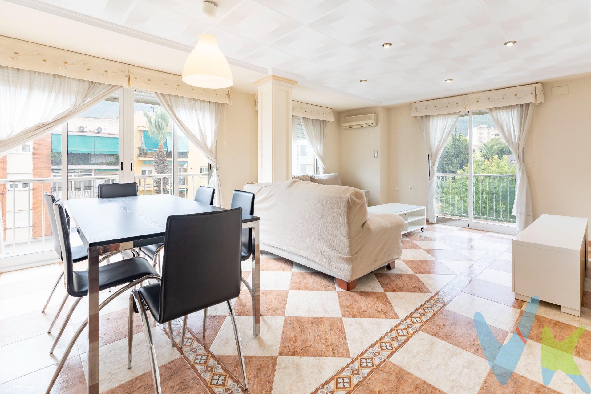 🏡 Piso en venta en Vallada. Se vende piso semi-reformado con una superficie construida de 126 m², situado en la tercera planta de un edificio sin ascensor, en una zona tranquila de Vallada al inicio del casco urbano y a 75 km de la playa de Gandía. Es una vivienda con mucho espacio, lista para entrar a vivir y equipada con todo lo necesario. 📐 Distribución detallada. Superficie construida: 126 m². Habitaciones: actualmente cuenta con 3 dormitorios amplios. Originalmente la vivienda tenía 4, pero una se integró en la cocina, creando un gran espacio de cocina-comedor, mucho más funcional y luminoso. Salón independiente, ideal como zona de descanso, con salida directa a uno de los balcones. Baños: dispone de 1 baño completo con bañera y 1 aseo adicional, lo que aporta comodidad para familias o visitas. Balcones: la vivienda cuenta con 2 balcones exteriores, que aportan luz natural, ventilación y agradables vistas despejadas a la montaña. 🛋️ Estado de la vivienda y equipamiento. Semi-reformado: la vivienda conserva la solidez de la construcción original del año 1973, pero se han realizado mejoras que permiten entrar a vivir sin necesidad de reformas inmediatas. Se vende completamente amueblado y equipado, por lo que no es necesario invertir en mobiliario ni electrodomésticos. Electrodomésticos incluidos: nevera, horno, lavavajillas, lavadora. Mobiliario incluido: sofás, mesas, sillas, armarios, camas y otros muebles, suficientes para vivir cómodamente desde el primer día. ❄️ Confort y extras. 3 splits de aire acondicionado ya instalados, que permiten climatizar las estancias principales tanto en verano como en invierno. Buena luminosidad gracias a la orientación y los balcones. Vivienda amplia y versátil, con posibilidades de adaptar espacios según las necesidades de cada familia. 🌍 Ubicación y entorno. Ubicado en Vallada, un municipio rodeado de naturaleza, perfecto para quienes valoran la tranquilidad y la vida relajada en un entorno natural. Al mismo tiempo, dispone de los servicios básicos cercanos: tiendas, colegios, transporte y conexiones por carretera. Entorno ideal para familias, parejas o personas que buscan segunda residencia en un lugar sereno y bien comunicado. ✅ En resumen, se trata de una vivienda espaciosa, cómoda y lista para entrar a vivir, con todas las comodidades ya instaladas, perfecta para quienes quieran aprovechar la tranquilidad de Vallada sin renunciar a tenerlo todo a mano. Por expreso deseo de los propietarios, esta vivienda se comercializa en EXCLUSIVA, por lo que le garantiza un trato fácil, cómodo y sin interferencias. Rogamos no molesten a sus ocupantes, propietarios o vecinos. Si usted es un profesional inmobiliario, no dude en llamarnos, estaremos encantados de colaborar en la venta de este inmueble. . *Honorarios de agencia, gestoría, notaría, registro e impuestos no incluidos. Anuncio no vinculante, puede contener errores.*. 