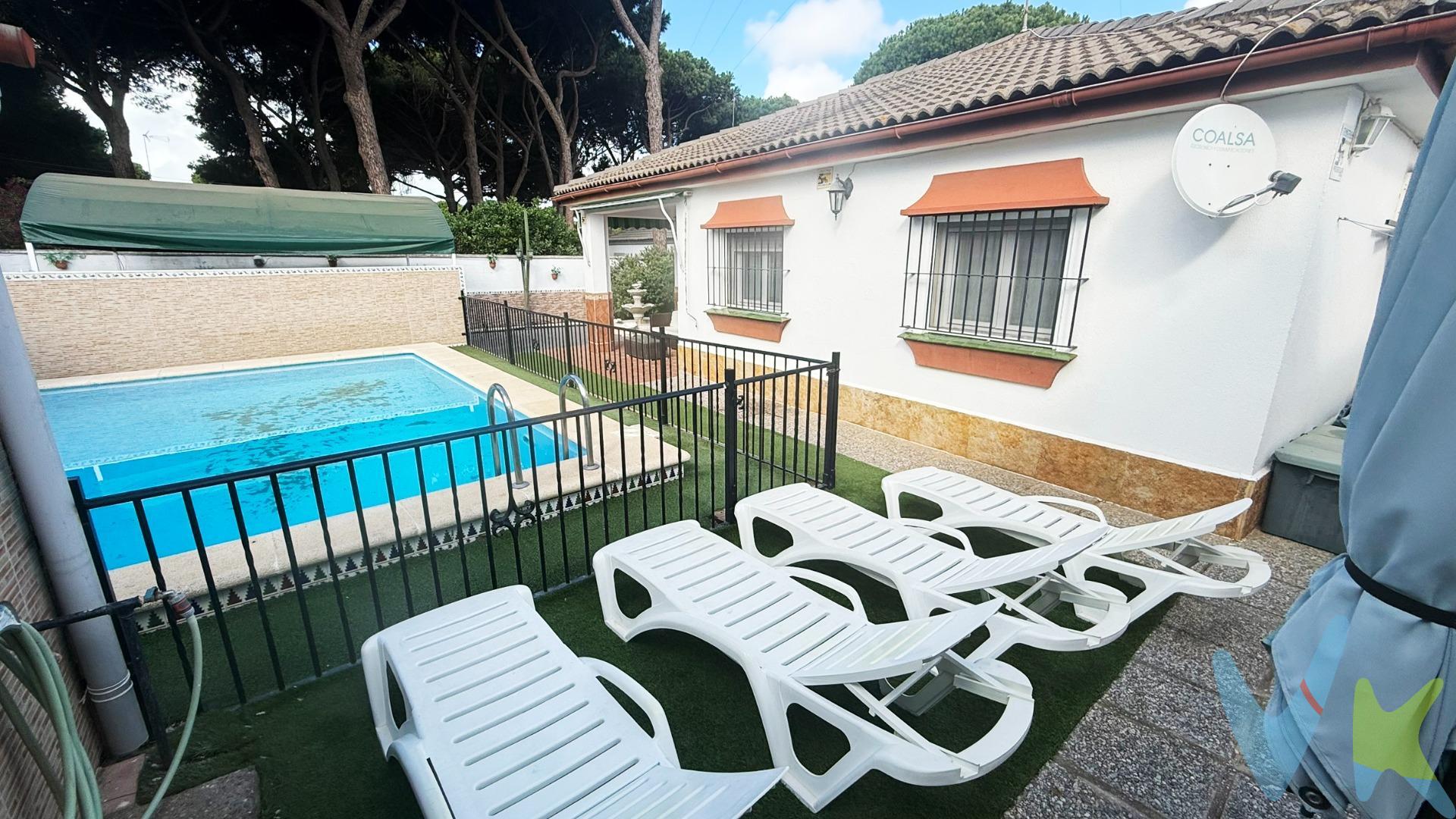 Vivienda ideal para vivir entre la ciudad y la costa, donde destaca su piscina equipada con depuradora de agua salada y un estupendo jardín privado donde pasar buenos momentos con la familia. La vivienda dispone de un dormitorio extra, con baño separado, para sus invitados. Un trastero de herramientas y un porche completan esta casa, construida con muy buenas calidades. Disfrute de su magnífica ubicación. No lo dude y VENGA A VISITARLA, LE GUSTARÁ!!!.  .  CHALET HIPOTECABLE con con 98 m² construidos (87 m² útiles) que consta de 3 dormitorios, salón comedor con porche, cocina y baño, en parcela de DIVISIÓN HORIZONTAL de 450 m2 aproximados, con piscina, trastero y apartamento de 1 dormitorio con baño. LE GUSTARÁ!!! .  .  Informamos a nuestros clientes de que los gastos de Notaría, Gestoría, Impuestos y los honorarios de la agencia no están incluidos en el precio. A su vez, disponemos del Documento Informativo Abreviado de la propiedad (Según Decreto 218/2005, del 11 de Octubre) y de Seguro de Caución, para la protección del dinero entregado como señal para la Reserva de una vivienda. CEE: E.