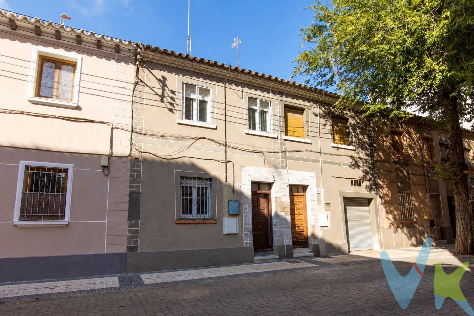 En calle Movera, ponemos a la venta esta casa de 120 m² construidos, distribuida en diferentes niveles, con tres dormitorios dobles, dos habitaciones individuales, patio y terraza. Una vivienda con el encanto de las construcciones tradicionales y numerosas posibilidades de actualización y personalización. DISTRIBUCIÓN:. PLANTA CALLE: Salón, cocina independiente de aproximadamente 10 m², equipada y actualizada, y baño completo con plato de ducha. Desde la cocina se accede a un patio de 14 m², actualmente cerrado y cubierto, con posibilidad de recuperar su configuración abierta. Dispone además de una habitación de 12,50 m² y un pequeño trastero con la caldera de calefacción. ENTREPLANTA: Habitación de unos 9 m² con acceso directo a una agradable terraza exterior de 12 m², en forma de L. PLANTA PRIMERA: Tres dormitorios de aproximadamente 11 m², 10 m² y 6,50 m², además de un aseo. INSTALACIONES Y MEJORAS: Calefacción individual de gas con caldera sustituida hace aproximadamente dos años, fontanería renovada en cocina y baños, ventanas de aluminio blanco con doble acristalamiento en buena parte de la vivienda y recientes trabajos de renovación y refuerzo de la cubierta en dos dormitorios de la planta superior. La vivienda conserva parte de sus acabados originales y ofrece interesantes posibilidades de actualización para adaptarla a las necesidades de sus futuros propietarios. Una casa con personalidad, cinco habitaciones, patio y terraza, ideal para quienes buscan espacio y la posibilidad de crear un hogar a su medida. Contacta para ampliar información o concertar una visita. ** Gastos e impuestos no incluidos. A título orientativo, en segundas transmisiones, el comprador abonará: Impuesto sobre Transmisiones Patrimoniales (ITP), tipo general en Aragón al 8% (*). Base de cálculo: mayor valor entre precio de compraventa o valor de referencia catastral. Gastos de Notaría y Registro: Aranceles variables según precio, número de copias y complejidad; cálculo según tarifas normativas. Si se precisa hipoteca: Tasación, condiciones y costes bancarios según entidad elegida por el comprador; así como gastos de gestoría y cualesquiera otros inherentes a la compraventa. No se incluyen otros gastos o tributos que puedan por Ley corresponder al comprador. Operación sujeta a doble mediación. Existen honorarios a cargo del comprador, salvo pacto en contrario, no incluidos en PVP. El consumidor conforme a la normativa vigente podrá solicitar información y documentación adicional relativa al inmueble, sus características, condiciones de la operación y del servicio de mediación en la oficina y/o a través de nuestro teléfono de contacto o mail. La agencia actúa exclusivamente como intermediaria en la compraventa, cuyas condiciones, en todo caso, estarán sujetas a la aceptación expresa del vendedor del inmueble y posterior formalización del contrato. La información suministrada se corresponde con la disponible a la fecha de publicación, pudiendo variar en función de las circunstancias o actualizaciones legales, contractuales y fiscales. Anuncio de carácter meramente informativo. Para una información exhaustiva sobre el funcionamiento, tipos impositivos y bonificaciones del ITP en Aragón, puede consultar el portal oficial de la Agencia Tributaria Autonómica. Tarifas notariales y registrales regulales en el Anexo I del Real Decreto 1426/1989 y Anexo I del Real Decreto 1427/1989, respectivamente. Anuncio no vinculante, puede contener errores. **. 