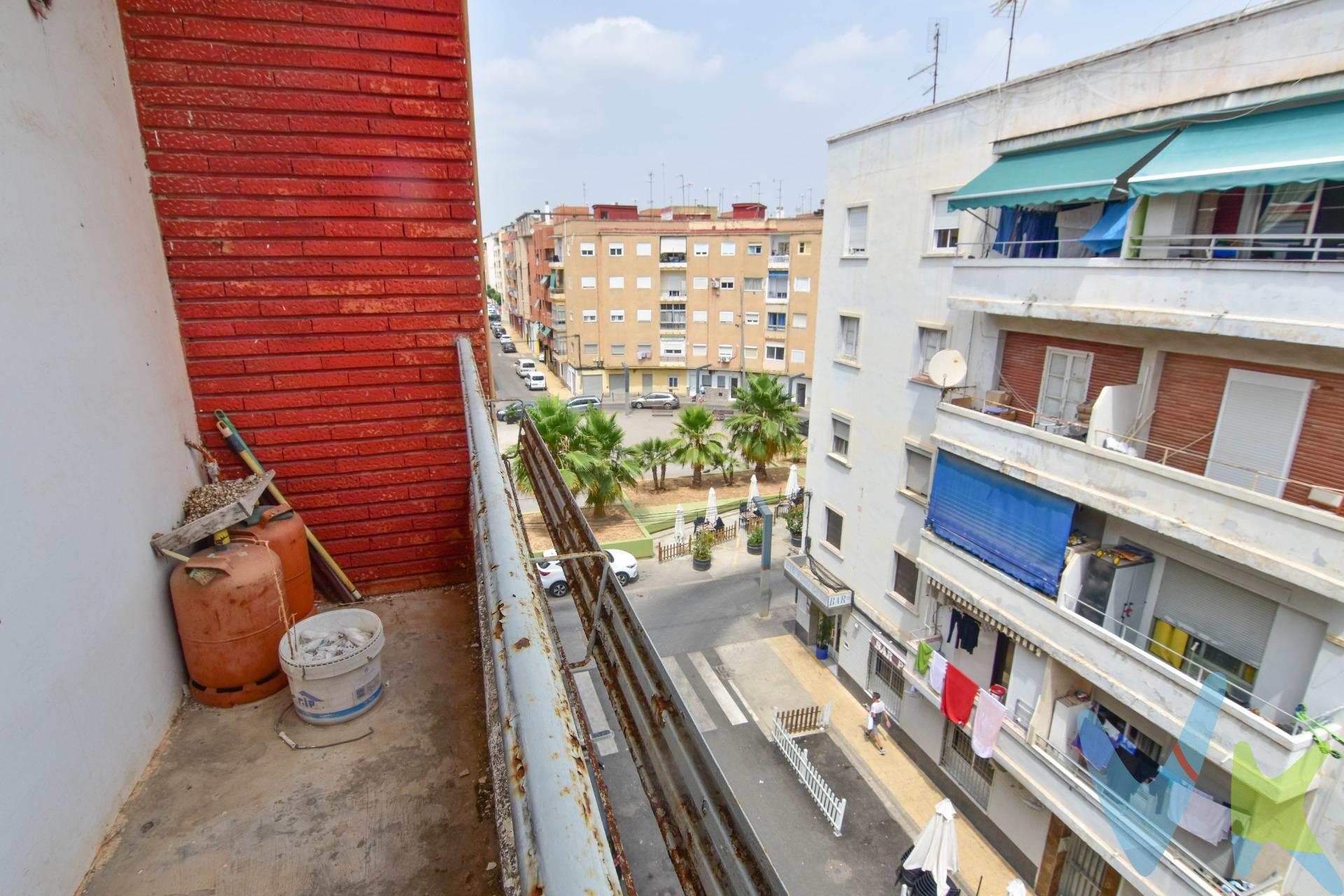 Piso de 4 habitaciones a reformar en Catarroja con alto potencial de rentabilidad. ¿Buscas tu próximo proyecto de inversión con alta demanda en la zona? Te presentamos este piso situado en Catarroja, un lienzo en blanco perfecto para rediseñar por completo y maximizar su rentabilidad, ya sea para alquiler tradicional, alquiler por habitaciones o posterior venta (reforma y revalorización). Características principales de la vivienda:. Superficie y distribución: 4 amplias habitaciones, 1 baño completo con bañera, cocina independiente y un salón-comedor con salida a un balconcito. Planta: Es una 4ª altura en un edificio sin ascensor (un factor clave que ajusta el precio de compra y dispara el margen de beneficio en la posterior reventa o alquiler). Estado: Para reformar íntegramente, lo que te permite adaptar calidades, distribución y diseño a las tendencias actuales del mercado. ¿Por qué es una inversión inteligente?. Catarroja es una zona consolidada con todos los servicios, comercios, colegios y excelente comunicación con Valencia. La tipología de 4 habitaciones escasea y cuenta con una altísima demanda tanto para familias como para el mercado de alquiler compartido, garantizando una ocupación rápida y un retorno de inversión muy atractivo. ¿Quieres calcular la rentabilidad o programar una visita?. No dejes escapar esta oportunidad. ¡Contáctanos y te damos todos los detalles!. Nota: Agencia Registrada con el Nº 1395 en el Registro Obligatorio de Agentes Inmobiliarios de la Comunitat Valenciana, consultable en la web de la Generalitat Valenciana. La oferta está sujeta a cambios de precio o retirada del mercado sin previo aviso. La información contenida en el presente anuncio se facilita a título meramente informativo y no contractual, los datos, descripciones, superficies, imágenes y cualquier otro contenido del mismo pueden estar sujetos a errores u omisiones al ser facilitados por terceros. El precio de venta publicado no incluye los honorarios de intermediación inmobiliaria, ni los impuestos legalmente aplicables (IVA o ITP), ni los gastos derivados de la compraventa, tales como notaría, registro y gestoría, ni aquellos derivados de la financiación, en caso de existir. Por mandato expreso del propietario, este inmueble se comercializa en régimen de exclusiva, garantizando al interesado un acceso completo a la información y una gestión profesional, transparente y sin interferencias de terceros. Se ruega no molestar al propietario, a los ocupantes del inmueble ni a los vecinos. Agentes inmobiliarios con cliente interesado pueden contactar con la agencia para colaborar. Nuestro departamento financiero puede conseguir tu financiación. ¡Consúltanos!