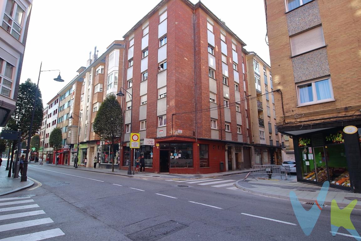 Piso muy luminoso en El Llano, Gijón  ¡Todo exterior y en esquina!Se vende piso de tres habitaciones en una de las zonas más demandadas de Gijón, en El Llano, haciendo esquina con la Avenida de Schulz, una de las principales arterias del barrio.La vivienda destaca por su gran luminosidad, al ser prácticamente toda exterior y contar con una orientación muy favorable. Se distribuye en tres dormitorios, salón, cocina independiente y un baño completo.Situado en una planta alta de un edificio con ascensor, en una ubicación inmejorable, rodeado de todos los servicios: supermercados, colegios, transporte público, zonas verdes y comercios.Ideal tanto como vivienda habitual como para inversión por su alta demanda en la zona.No pague un alquiler pudiendo adquirir un piso como este a un precio tan económico.Contacta hoy mismo para concertar una visita. Contamos con más de 35 años de experiencia acreditada y nuestro objetivo es garantizarle un servicio de compra humano, ético, de calidad, fácil y seguro. Nuestro equipo lo integran agentes con la titulación AIR (Agente Inmobiliario Registrado), somos CRS (Council of Residential Specialist) y API. (Agente de la Propiedad Inmobiliaria Colegiado nº248). Contamos con un seguro de Caución que nos permite garantizar el depósito de las cantidades entregadas por nuestros clientes.Te ayudamos con la financiación con las mejores condiciones hipotecarias hasta el 100%.Consulte en nuestras reseñas de Google lo que opinan los clientes que ya han trabajado con nosotros.No dejes pasar esta oportunidad de adquirir el hogar de tus sueños en una de las ciudades más atractivas y pujantes del norte de España. Estamos convencidos de que te encantará. ¡Esperamos verte pronto!EL PRECIO NO INCLUYE IMPUESTO DE TRASMISIONES PATRIMONIALES, NOTARIA Y REGISTRO.
