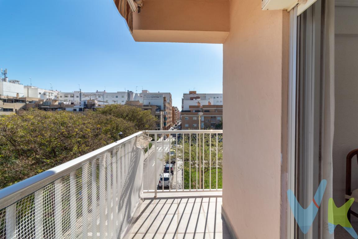 Ponemos a la venta un estupendo piso esquinero en venta en la zona de La Forja, en Puerto de Sagunto. Este inmueble ofrece una oportunidad única de adquirir un espacioso piso de 101 metros cuadrados construidos en la tercera planta de un edificio construido en el año 1965. La comunidad no dispone de ascensor. Este encantador piso cuenta con cuatro amplias habitaciones, tres de ellas habilitadas como habitación y una como salita, proporcionando un espacio suficiente para cada miembro del hogar o para quienes deseen habilitar un despacho o zona de estudio. Todas las habitaciones son exteriores y están diseñadas para ofrecer confort, luminosidad y funcionalidad, asegurando así un ambiente acogedor para el día a día. También cuenta con un baño completo y un aseo. La orientación Noreste del piso garantiza luz natural durante gran parte del día, lo que reduce el consumo eléctrico y crea un ambiente cálido y acogedor. El salón comedor es amplio y luminoso, siendo el corazón del hogar. Esta área es perfecta para reuniones familiares o para momentos de relax. Desde aquí accedemos a una terraza esquinera con vistas espectaculares a la zona verde. La cocina, cuenta con un espacio de lavandería y una amplia alhacena que aumenta considerablemente el espacio de almacenaje.La ubicación del piso no podría ser mejor; situado frente a un amplio parque, en una zona bien comunicada, con varias líneas de autobús cercanas. Muy cerca de supermercados, colegios, y centros de salud lo que permite que el día a día sea cómodo y accesible. Esta propiedad ofrece un entorno armonioso y relajado, perfecto para la vida familiar o como inversión. A pocos minutos se encuentra el centro de la ciudad, lo que permite disfrutar de las ventajas de vivir en una zona estratégica.Esta vivienda es perfecta para establecer tu primer hogar . No pierdas la oportunidad de visitar este magnífico piso y descubrir todo lo que tiene para ofrecer.Si buscas un hogar espacioso, bien localizado y con personalidad, esta propiedad es la elección perfecta. Invitamos a los interesados a programar una visita para experimentar de primera mano todas las bondades que este inmueble tiene a tu disposición. Estamos seguros de que su encanto y funcionalidad lo sorprenderán. No dudes en contactarnos para recibir más información y agendar una cita. Tu nuevo hogar le espera en el Puerto de Sagunto.En nuestra agencia contamos con el distintivo de Agentes de Intermediación Inmobiliaria de la Comunitat Valenciana (Número de registro RAICV 1394) y cumplimos con todos los requisitos que debe tener un profesional del sector inmobiliario.Por mandato expreso del propietario, comercializamos este inmueble en exclusiva, lo que le garantiza el acceso a toda la información, a un servicio de calidad, un trato fácil, sencillo y sin interferencias de terceros. Si usted es agente inmobiliario y tiene un cliente para este inmueble, llámenos estaremos encantados de colaborar.  El precio indicado no incluye gastos ni otros conceptos. A tal efecto, se informa que al referido precio habrá que añadirle los gastos propios de la transmisión inmobiliaria, entre los que cabe enumerar los siguientes: honorarios notariales, impuesto al que se encuentre sujeta la transmisión (Impuesto sobre el Valor Añadido o Impuesto sobre Transmisiones Patrimoniales y Actos Jurídicos Documentados, según el caso), gastos de inscripción en el Registro de la Propiedad y honorarios de intermediación de la agencia inmobiliaria.  ¿Qué te ofrecemos en nuestra agencia?  - Honradez y transparencia- Agilizamos y hacemos más cómodo el proceso.  - ¡Nos ocupamos de todo! Cero preocupaciones.  - Recibe apoyo legal y fiscal durante todo el proceso.  - Experto inmobiliario 100% a tu lado.  - Asistencia post venta ¡Seguimos a tu lado!  Si deseas saber más, no dudes en ponerte en contacto con nosotros.