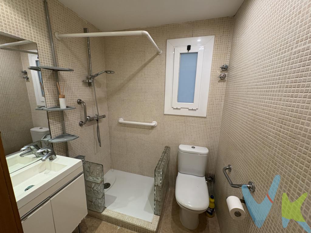 Descubre esta excelente oportunidad de adquirir una vivienda amplia, luminosa y perfectamente ubicada en una de las zonas más prácticas y bien comunicadas de Barcelona. Se trata de un piso de 85 m² construidos y 73 m² útiles según catastro, ideal para familias, parejas o incluso como inversión, gracias a su distribución funcional y su entorno privilegiado.La vivienda se encuentra en una finca con ascensor y destaca por su cómoda distribución. Dispone de tres habitaciones dobles, espaciosas y versátiles, perfectas como dormitorios, despacho o zona de estudio. El salón-comedor resulta acogedor y muy luminoso, gracias a su excelente orientación, que permite disfrutar de sol de tarde y aporta una agradable entrada de luz natural durante gran parte del día.Cuenta con una cocina independiente, práctica y bien distribuida, ideal para quienes valoran espacios separados. El baño ha sido actualizado y dispone de plato de ducha, ofreciendo comodidad y funcionalidad. Entre sus acabados destacan los suelos de parquet, las ventanas de aluminio con doble acristalamiento Climalit, que garantizan un buen aislamiento térmico y acústico, y la puerta principal blindada, que aporta un extra de seguridad.La ubicación es uno de sus grandes atractivos. Rodeado de todo tipo de servicios: Mercadona, Lidl, Área de Guissona, colegios, comercios de proximidad y restauración, además de estar a solo una estación del Centro Comercial Glòries. A pocos pasos se encuentra la conocida calle peatonal Rogent, una de las zonas más dinámicas del barrio, con numerosos negocios y ambiente de barrio consolidado.La conexión en transporte público es inmejorable: metro en la puerta con acceso directo a la línea lila (L2) ?EUR? Encants, a una estación de la L5 (Sagrada Família) y a una estación de la L1 (Clot), además de varias líneas de autobús que facilitan cualquier desplazamiento por la ciudad.Una vivienda lista para entrar a vivir, con todas las comodidades y en una ubicación estratégica.Características principales85 m² construidos / 73 m² útiles según catastroFinca con ascensor3 habitaciones doblesCocina independiente1 baño con plato de duchaSuelos de parquetVentanas de aluminio con ClimalitPuerta principal blindadaMuy luminosoSol de tardeExcelente comunicación en metro (L2, L5 y L1)Varias líneas de autobúsA una estación del Centro Comercial GlòriesJunto a la calle peatonal RogentTodos los servicios cercanos: Mercadona, Lidl, Área de Guissona, colegios y comerciosLocalización de inmuebles: c/Valencia esquina Dos de Mayo. Estado del inmueble - Buen estado. Superficie construida - 85m2, utiles 73m2 Según Catastro. Certificado eficiencia energética - E- 125 KW y D - 22 kg  Cedula -CHB05772520001** API 3536 AICAT 11998Ofrecemos acompañamiento en todo el proceso de compra-venta para que nuestros clientes se sientan bien asesorados. Desde la primera visita para encontrar Tu hogar que se ajuste a tus necesidades, la negociación de precios, contratos, Escritura. También estamos presente en los extras que conllevan una compra como, búsqueda de financiación y profesionales para las reformas que su nueva vivienda pueda necesitar.   HONORARIOS DE LA INMOBILIARIA INCLUIDOS EN EL PRECIO DE VENTA *** gastos de compra venta no incluidos en el precio -para más información sobre gastos consulta la web gencat.cat *** El mobiliario que aparece (si apareciera) en las fotografías no se encuentra incluido en el precio de venta salvo que lo aclare en la descripción.