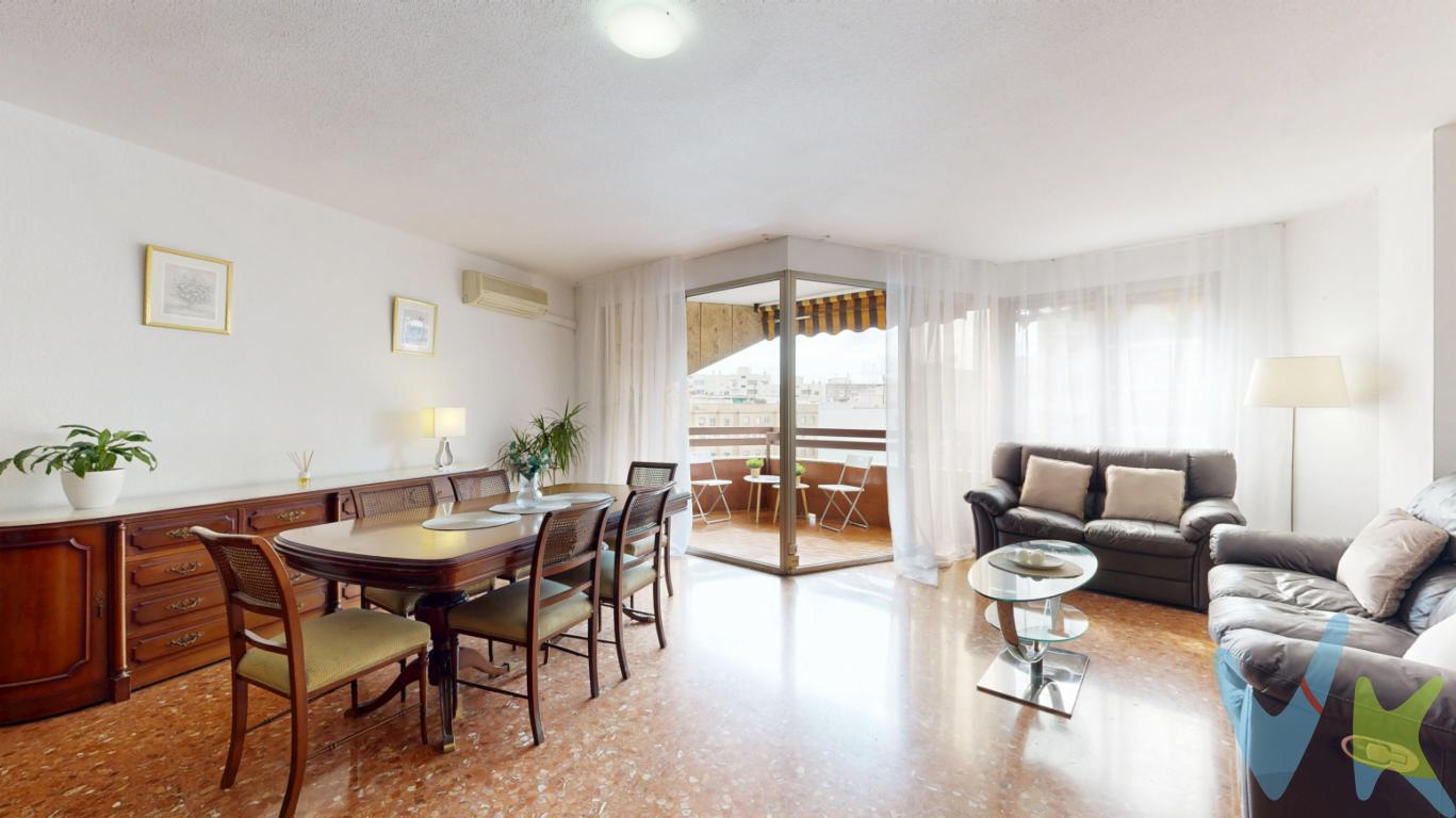 AMPLIO Y LUMINOSO PISO DE 139 M2 CON 4 HABITACIONES, BALCÓN AMPLIO, ASCENSOR Y GARAJE.¿Estás buscando la vivienda perfecta que al verla te convenza por completo de que es tu casa ideal? La casa preparada para convertirla en tu nuevo hogar. Se trata de una vivienda muy amplia de 139 m2 con 4 HABITACIONES y todos los servicios cerca: parada de metro, estación del AVE, autobús, colegios, cafeterías, supermercados y muy bien ubicada en la zona de Abastos, una de las zonas más cotizadas de Valencia. Ubicación perfecta para entrada y salida en coche, a un paso del centro de Valencia y con un ambiente tranquilo y joven. Hablemos del piso... Se encuentra en una quinta altura, luminoso, amplio, de techos altos y muy bien distribuido. El salón comedor destaca por sus grandes dimensiones con una entrada de luz natural y con salida a un balcón amplio con vistas despejadas y orientación sur donde disfrutarás de momentos al aire libre. Junto al salón encontramos la cocina con posibilidad de hacer cocina abierta. Si pasamos a la parte de noche de la casa encontramos 4 habitaciones amplias y dos baños uno de ellos en suite dentro de la habitación principal. Vivienda totalmente accesible para personas con diversidad funcional mediante plataforma y dos ascensores. Mención especial para la gran cantidad de armarios empotrados con los que cuenta la vivienda y que te harán la vida mucho más cómoda. El edificio está construido por el prestigioso constructor Vicente Valles. Además la vivienda cuenta con caja fuerte. No lo pienses más, ven a descubrir tu nuevo hogar y empieza a vivir como siempre habías deseado.La descripción del presente inmueble e imágenes tienen mero carácter informativo y en ningún caso carácter contractual, pudiendo ser modificados por la agencia inmobiliaria sin que ello implique responsabilidad alguna frente a terceros. No incluidos en el precio impuestos, gastos de notaría, registro ni honorarios de la agencia. Esta propiedad se pone a la venta con toda la documentación comprobada y en regla, por lo que ofrecemos GARANTIAS a los compradores.Por mandato expreso del propietario comercializamos este inmueble mediante contrato de multiexclusiva, por el cual numerosas agencias colaboradoras, nacionales e internacionales, ofrecen esta vivienda a sus potenciales compradores, todo ello garantizando un servicio de calidad, un trato fácil, sencillo y sin interferencias de terceros. Por este motivo, se ruega no molestar al propietario, a los ocupantes de la propiedad, a los vecinos o conserjes del edificio o urbanización si los hubiera.Muchas gracias por su comprensión.