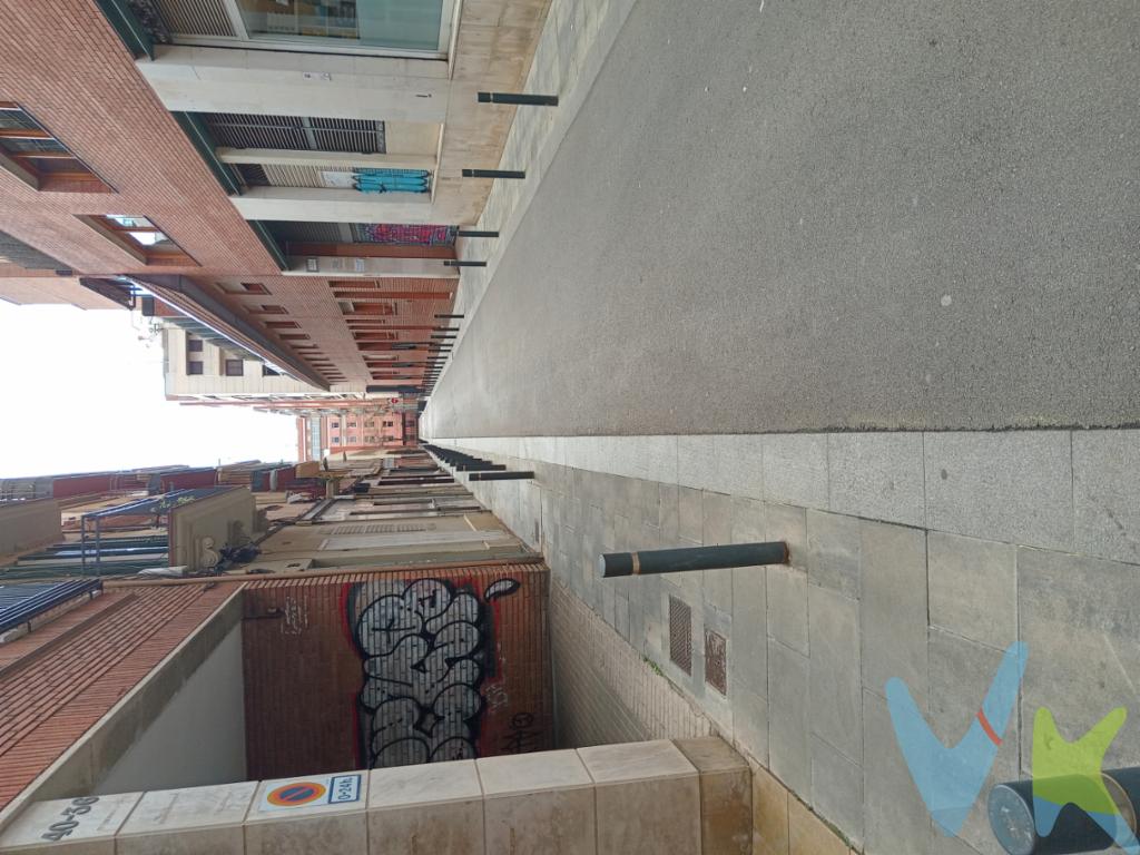 En fincas Dueñas, le ofrecemos está plaza de Aparcamiento para coche mediano. Ubicada en la Calle Jaquard.Junto a los Jardines de Can Mantega. Hace un total de 10m. Las Medidas son de 6,60m de largo, 2,15m de ancho.(Las medidas son aproximadas). Muy fácil maniobra y aparcamiento. Planta -1. Llámenos y le informaremos. (Impuestos y gastos no incluidos).Aicat: 7666