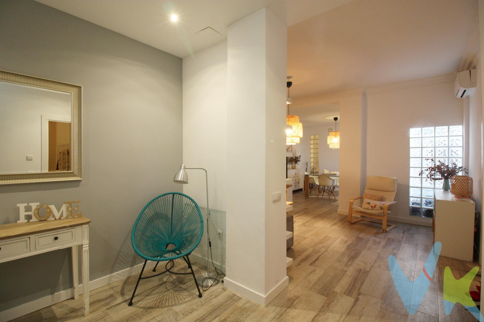 Descubre este encantador bajo vivienda que combina comodidad y estilo en una ubicación ideal. Con 3 amplias habitaciones, este hogar es perfecto para familias o para aquellos que buscan espacio adicional. El baño está bien distribuido y cuenta con todo lo necesario para tu día a día. El corazón de la casa es su amplio comedor, un lugar perfecto para disfrutar de momentos en familia o con amigos. La cocina, completamente equipada, te permitirá preparar deliciosas comidas con facilidad y comodidad. El suelo de parquet aporta calidez y elegancia a cada rincón, mientras que el aire acondicionado garantiza un ambiente fresco y agradable durante los meses más cálidos. Además, podrás disfrutar de tu propia terraza, un espacio ideal para relajarte al aire libre o disfrutar de una buena lectura. Sin gastos de comunidad. Entra en nuestro tour virtual y disfruta dandole al play.  https://my.matterport.com/show/?m=EuxZotUdVik. No dejes pasar la oportunidad de vivir en este acogedor bajo en Alaquàs, donde cada detalle ha sido pensado para tu confort. ¡Ven a visitarlo y enamórate de tu futuro hogar!. La venta de esta vivienda se gestiona mediante contrato de EXCLUSIVA COMPARTIDA por lo que se trabaja con más de 150 Inmobiliarias. Los gastos de la venta tales como notaría, registro y honorarios no están incluidos en el precio. INMUEBLE SUJETO A PERIODO DE TRASPARENCIA. 