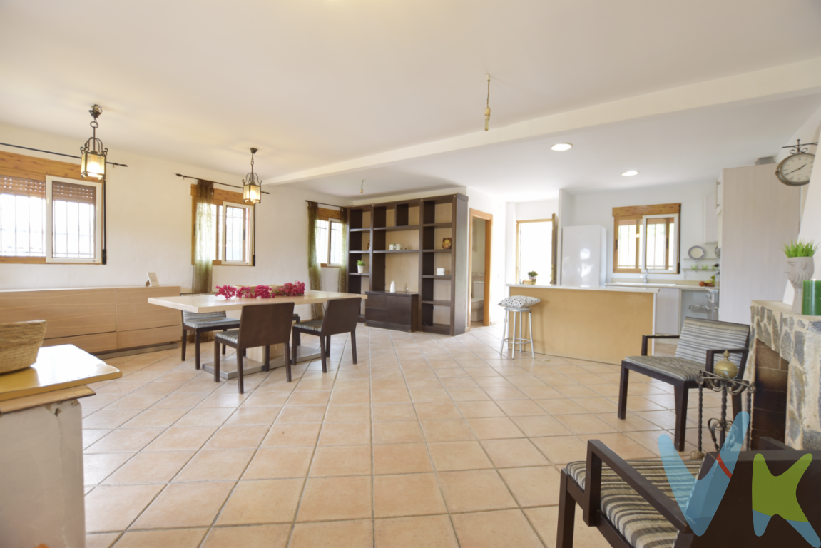 ¿Te gustaría vivir en plena naturaleza y a la vez rodeado de casas en las que viven todo el año? Te proponemos una casa de 4 habitaciones en una parcela de 500m2 que incluye paellero, piscina/balsa de riego, zona para aparcar uno o dos coches, una zona ajardinada de unos 300m2 con espacio para tu huerto ecológico y una terraza cubierta, de más de 20m2, para disfrutarla en familia o relajarte tomando el primer café del día o viendo las puestas de sol al final del día. Es la vivienda ideal para los que buscan tranquilidad y conexión en un entorno natural y verde. La vivienda pertenece al termino municipal de Albalat Dels Tarongers, a diez minutos de Puçol y a 5 minutos de Rafelbunyol, siendo el Consum de Náquera el más próximo a unos 8 minutos. La ciudad de Valencia a 30 minutos y la playa a 15 minutos. La casa de más de 200m2 dispone de 2 salones, muy luminosos, dos chimeneas, 2 baños, uno de ellos falta terminar y 4 habitaciones de las cuales dos, son dobles y dos sencillas. Es el resultado de unir dos propiedades en una, creando estancias muy desahogadas para familias que el espacio es importante. La cocina está abierta al salón y se comunica con la piscina y paellero por una de las dos puertas de las que dispone la propiedad, además de un trastero exterior para todos tipos de maquinaria necesaria. La vivienda tiene muchas posibilidades para convertirla en el estilo de vida que siempre has soñado y si te gusta la sostenibilidad podrías incorporar placas solares. Parcela vallada que linda por la parte trasera con la montaña. ¿Quieres más información? Llámanos para ser el primero en visitarla. Contamos con 30 años de experiencia acreditada y nuestro objetivo es garantizarle un servicio de compra humano, ético, de calidad, fácil y seguro. Nuestro equipo lo integran agentes con la titulación AIR (Agente Inmobiliario Registrado) y Agentes Certificadores de la categoría Premium en certificación de inmuebles y debidamente registrados en el Registro de Agentes de Intermediación de la CV (RAICV 0743). Consulte en nuestras reseñas de Google lo que opinan los clientes que ya han trabajado con nosotros.El precio NO incluye: Impuestos, gastos de Notaría, registro y honorarios de inmobiliaria. 