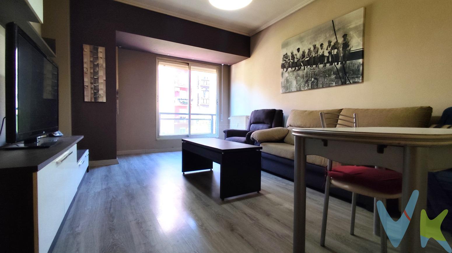 Inmobiliaria Solozábal presenta en la prestigiosa zona de Avenida de la Paz, Lobete, se presenta una magnífica oportunidad de adquirir un piso que combina comodidad, espacio y ubicación inmejorable. Esta propiedad, situada en la segunda planta de un edificio de elevada calidad, ofrece un estilo de vida único, perfecto para familias que buscan amplitud y confort.El piso dispone de cuatro dormitorios espaciosos, cada uno diseñado para ofrecer la máxima comodidad y privacidad. Con 109.23 metros cuadrados útiles y 137.2 metros construidos, este hogar proporciona suficiente espacio para disfrutar del día a día. Las habitaciones están amuebladas con un gusto exquisito, haciendo hincapié en el confort y funcionalidad, y son perfectas tanto para el descanso como para el estudio o el trabajo desde casa.El inmueble está completamente amueblado y equipado con modernos electrodomésticos, lo que garantiza un entorno listo para ser habitado sin necesidad de hacer inversiones adicionales. La cocina, con un diseño práctico y armónico, está totalmente equipada, permitiendo disfrutar de la experiencia culinaria desde el primer día.Una de las grandes ventajas de esta propiedad es su ascensor, que añade un nivel extra de comodidad y accesibilidad a una vida diaria sin barreras. Además, el piso cuenta con un trastero generoso, proporcionando un espacio adicional para el almacenamiento, siempre tan necesario en cualquier hogar.La ubicación del inmueble es otro de sus extraordinarios atractivos. Situado cerca de múltiples paradas de autobús, ofrece una conectividad excelente con el resto de la ciudad, lo que lo convierte en la opción ideal para quienes necesitan combinar la vida urbana con la tranquilidad del hogar. La cercanía a servicios esenciales como supermercados, colegios y áreas de recreación aporta una conveniencia incomparable.Vivir en este piso es disfrutar de una calidad de vida elevada, donde cada detalle ha sido cuidado para proporcionar bienestar y satisfacción. Sus amplias ventanas permiten la entrada de luz natural, creando un ambiente cálido y acogedor durante todo el día. Asimismo, la distribución de los espacios está pensada para maximizar su funcionalidad, adaptándose a las necesidades de sus residentes.Este piso no es solo una propiedad, sino una oportunidad para establecer un hogar donde construir futuros recuerdos. Las visitas son altamente recomendables para apreciar plenamente la serenidad y el confort que ofrece. Se invita a los compradores interesados a descubrir personalmente todas las ventajas que hacen de esta propiedad una opción inmejorable en Logroño.No deje pasar esta ocasión única de convertirse en el dueño de un maravilloso piso, donde la amplitud, el confort y la ubicación crean un verdadero oasis urbano en la vibrante ciudad de Logroño. Este inmueble representa una inversión en calidad de vida, en un entorno que ofrece todo lo necesario para disfrutar del día a día con tranquilidad y bienestar.Calculadora hipotecaria: pinche aquí 