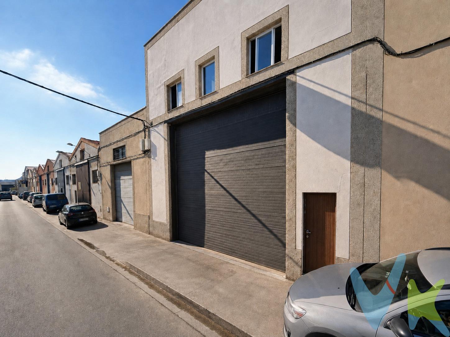 . Ponemos a la venta esta nave industrial situada en el consolidado Polígono Industrial El Torno, una ubicación estratégica para empresas que buscan funcionalidad, visibilidad y buenas comunicaciones. Destaca por su altura interior superior a la habitual, que amplía notablemente sus posibilidades de uso para actividad industrial, taller, almacén, logística o negocio profesional. Dispone de zona de oficina y dos baños, ofreciendo una distribución práctica para combinar la operativa diaria con la gestión administrativa. Inmueble exento de certificado energético por su uso industrial de baja demanda energética. Una oportunidad para establecer o trasladar tu actividad en una de las zonas industriales más demandadas de Chiclana de la Frontera. Comercializamos este inmueble en exclusiva, lo que le garantiza el acceso a toda la información y un servicio de calidad. En cumplimiento del Decreto de la Junta de Andalucía 218/2005 del 11 de Octubre, se informa al cliente que los gastos notariales, registrales, honorarios, ITP y otros gastos inherentes a la compraventa no están incluidos en el precio. Igualmente disponemos de un Seguro de Caución para garantizar las cantidades entregadas a nuestra Agencia en concepto de Reserva y/o Arras. impuestos y gastos de la compraventa. El comprador puede consultar de forma oficial los impuestos aplicables (ITP, AJD, etc.) en la web de la Junta de Andalucía:. https://www.juntadeandalucia.es/organismos/economiahaciendayfondoseuropeos/areas/tributos-juego/tributos/paginas/impuestos-cedidos-transmisiones.html. Si tiene cualquier duda sobre los gastos de la compraventa, llámenos y estaremos encantados de asesorarle de forma clara y personalizada. 