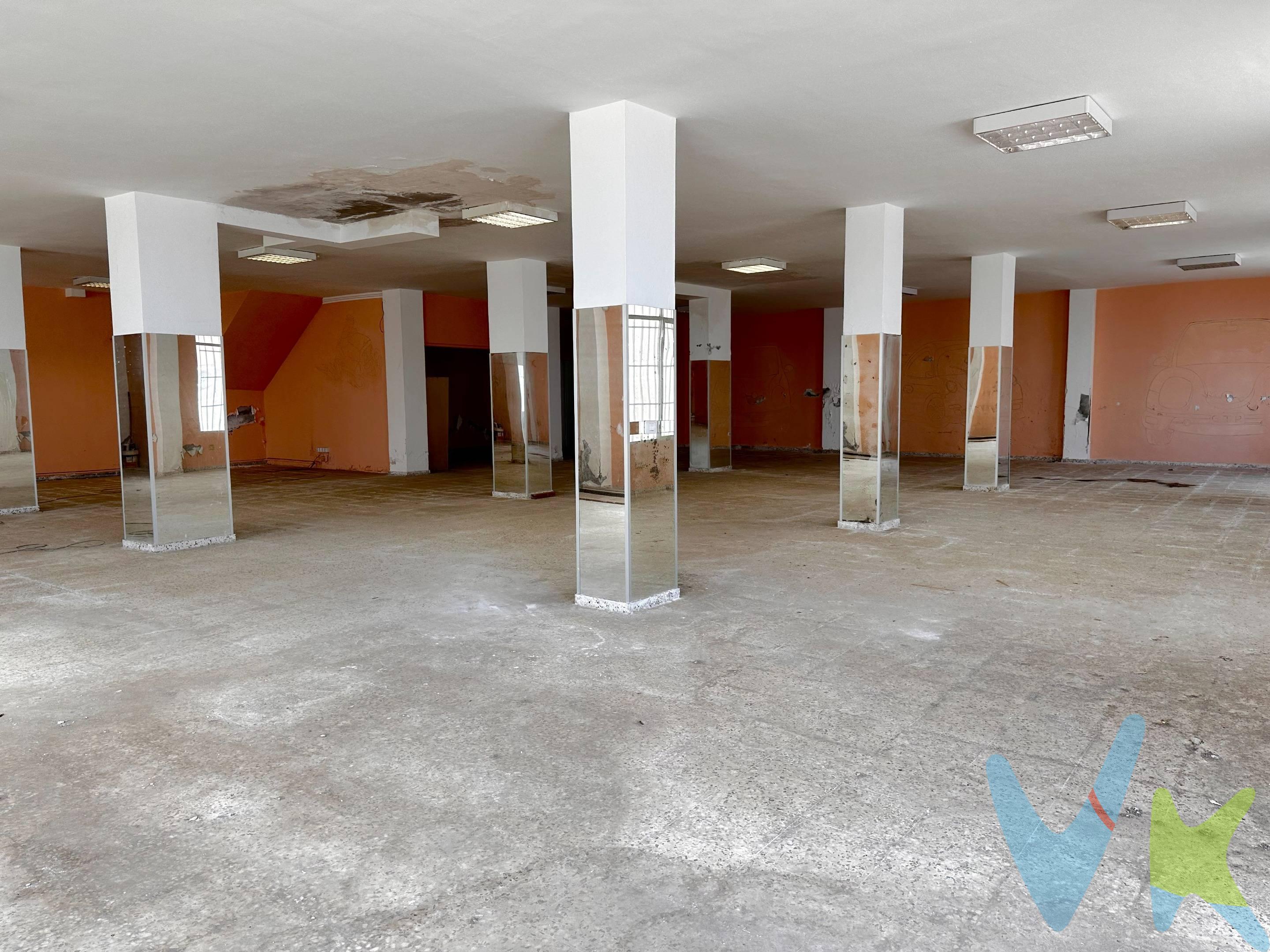 ¡Gran oportunidad de inversión en Los Realejos, Tenerife!. Se vende espacioso local diáfano de más de 300 metros cuadrados, ideal para nuevos emprendedores. Perfecto para actividades como gimnasio, supermercado, academia o showroom. Ubicado muy próximo a centros comerciales, con excelente acceso y vado. ¡No dejes pasar esta inversión única! Contáctanos para más detalles y visitas.