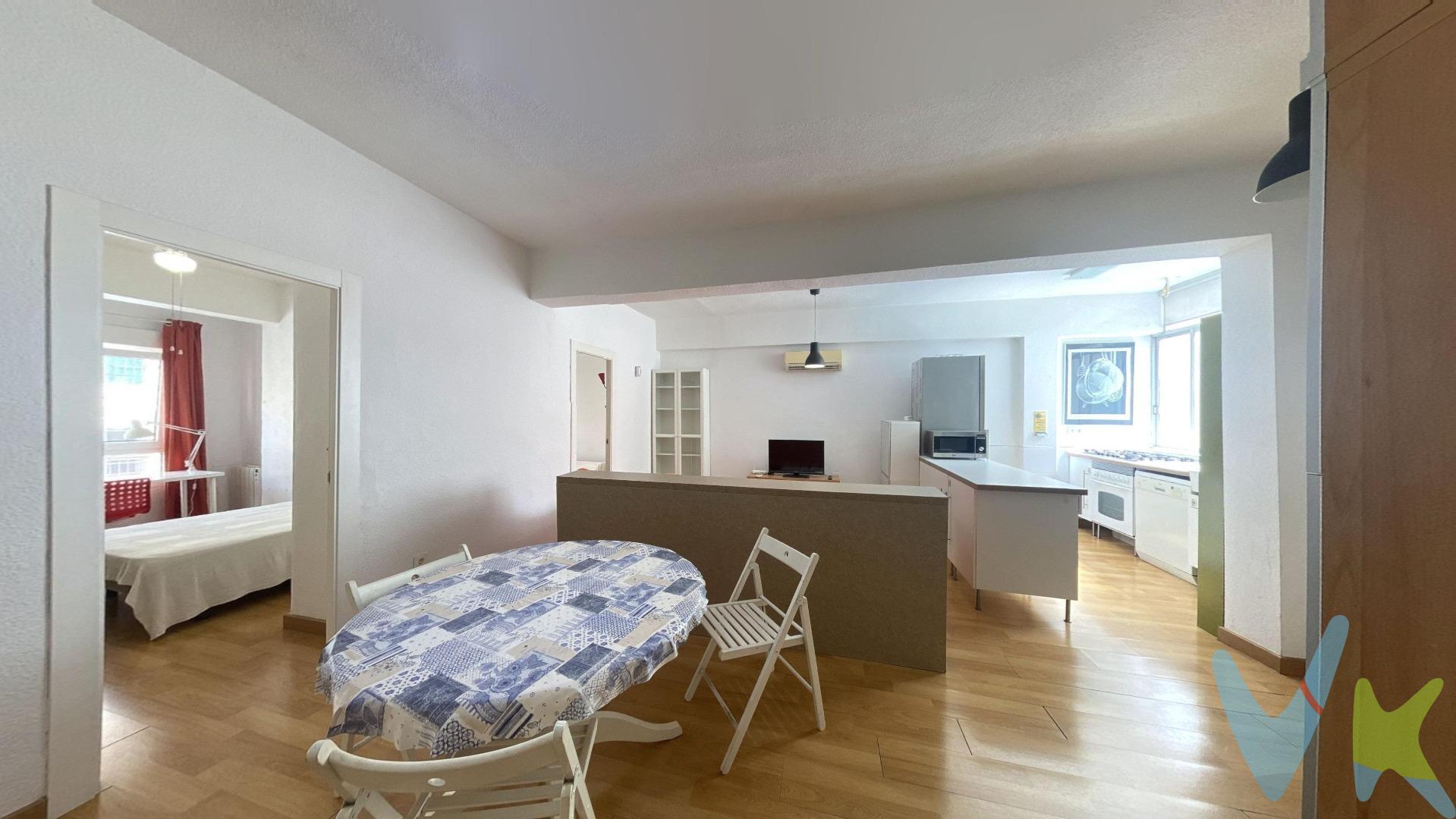 EN PRE-COMERCIALIZACIÓN (FOTOS PROVISIONALES). ¡Descubre este acogedor piso en el barrio de San Antón, Murcia!. Este piso, situado en una tercera planta sin ascensor, es perfecto tanto para quienes buscan comodidad y funcionalidad en una ubicación céntrica, como para inversores que desean obtener una buena rentabilidad*. Se encuentra ubicado muy cerca de El Corte Inglés, concretamente en el barrio de San Antón, con vistas a la Calle Nueva de San Antón. Con 86 m² de superficie construida y 71,10 m² de superficie útil, ofrece un espacio bien distribuido. La vivienda cuenta con un hall-salón-comedor-cocina, un aseo (WC y lavabo), y un baño (lavabo doble y ducha, sin WC), 2 dormitorios con cama doble y un dormitorio simple con terraza privada. Todas las habitaciones son exteriores con orientación Este, y el salón-comedor con cocina americana, dan a un patio de manzana amplio con orientación Oeste. El inmueble está amueblado, dispone de aire acondicionado en el salón-comedor, y cuenta con suministro de agua y luz. Además, tiene electrodomésticos como lavadora, horno, microondas, frigorífico, plancha, TV, etc. El calentador de agua es un termo eléctrico. San Antón es una zona residencial que combina tranquilidad y comodidad, ofreciendo una amplia gama de servicios para facilitar la vida diaria. Aquí encontrarás supermercados y tiendas locales, donde podrás abastecerte sin necesidad de desplazarte lejos. También hay colegios y centros educativos, lo que la convierte en una opción ideal para familias. Para el bienestar y la salud, la zona cuenta con centros médicos y farmacias, garantizando acceso rápido a servicios sanitarios. Además, dispone de zonas verdes y parques, perfectos para pasear o disfrutar al aire libre. También encontrarás una buena oferta gastronómica con cafeterías y restaurantes, además de otras opciones de ocio en los alrededores. En términos de movilidad, San Antón está bien comunicado con Murcia mediante transporte público. La vivienda tiene paradas de autobús, parada de taxi, y punto de anclaje de bicicletas públicas en sus inmediaciones. *Nota:. -La rentabilidad se ha calculado en base al último contrato de alquiler, que está en vigor hasta el 31 de julio, con una renta de 850 €. -Los gastos de compra de la vivienda no están incluidos en el precio de venta. Consultad. -Comercializamos este inmueble en multiexclusiva compartida, y disponemos de toda la información necesaria. Se ruega no molestar a la propiedad y/o a los vecinos. -La oferta está sujeta a cambios o retirada del mercado sin previo aviso. Este anuncio en su conjunto, incluyendo textos, fotos, imágenes o cualquier otro contenido del mismo no es vinculante. Se muestra a título informativo y no contractual. -Si estás interesado en esta casa, sea particular o agente inmobiliario, contáctenos y le informamos.