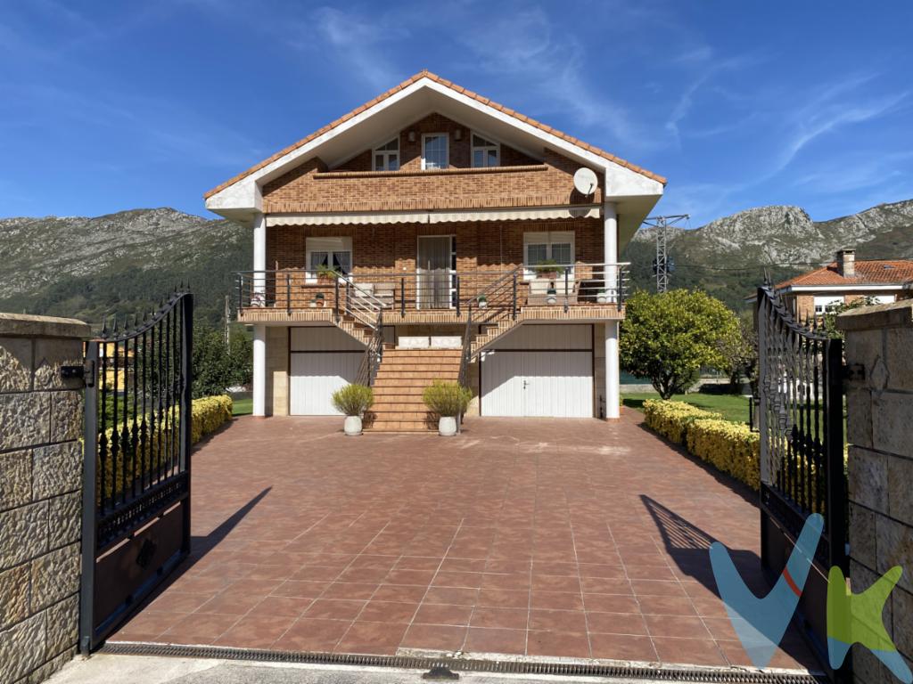 En San Felices de Buelna, tenemos para la venta esta estupenda vivienda independiente de 249 m² construidos, ubicada sobre una amplia y soleada parcela de 1.300 m², en una zona tranquila, que cuenta con unas preciosas vistas de montaña y al mismo tiempo con todos los servicios a mano. La casa destaca por su sólida construcción, con estructura y tejado de hormigón, lo que garantiza durabilidad y confort, y por sus modernos y bonitos acabados, lo que hace que esté en perfectas condiciones para entrar a vivir. En la planta baja se encuentra la zona de garaje y almacenaje, ideal para varios vehículos, herramientas o espacio de trabajo.La vivienda principal se sitúa en la primera planta, donde una encantadora terraza orientada al sur inunda de luz natural toda la casa. Su distribución es práctica y acogedora, con tres habitaciones, baño completo, cocina independiente y amplia sala de estar.Además, la zona del bajo cubierta ha sido habilitada como espacio adicional de vivienda, ofreciendo una agradable sala, un aseo de grandes dimensiones, un despacho y una habitación con salida a un soleado balcón, perfecto para disfrutar de las vistas y la tranquilidad del entorno.Una propiedad ideal para quienes buscan espacio, privacidad y calidad de construcción, sin renunciar a la comodidad de tener todos los servicios cercanos.