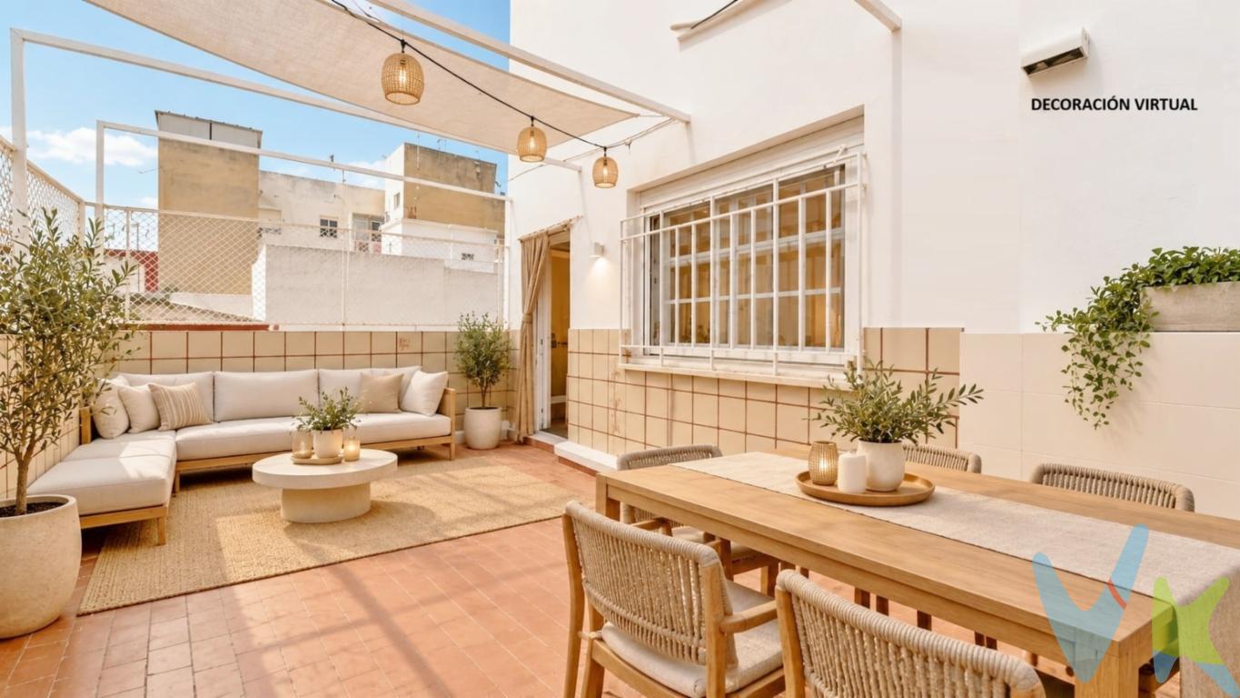 Vivienda de 175m²., 5 hab., 2baños, terrazas y posibilidad de adquirir el bajo en el centro de TorrentSe presenta estaamplia vivienda de 175 m² con 5 HABITACIONES y 2 baños, salón conchimenea, una espaciosa cocina conacceso directo a terraza, zona de lavandería y patio interior.Lahabitación principalcuenta con aire acondicionado mediante split y un agradable balcón. El salón dispone también de otro split de aire acondicionado y chimenea, proporcionando confort durante todo el año.Uno de los principales atractivos de esta vivienda son susgenerosas dimensiones, con muchísimo espacio y una distribución que permite crear diferentes ambientes y adaptarlos a las necesidades de cada propietario.La propiedad se encuentra en unedificio muy tranquilo, compuesto únicamente por planta baja y dos plantas, lo que garantiza un entorno residencial y con pocas viviendas.POSIBILIDAD DE ADQUIRIR TAMBIÉN LA PLANTA BAJAExiste la posibilidad de adquirir conjuntamente laplanta baja por sólo 79.900 Actualmente, la planta baja tiene uso debajo comercial, aunque, tras la valoración realizada por un arquitecto, se ha confirmado la posibilidad de realizar su transformación en vivienda en principio mediante la actuación sobre uno de los patios de luces del primer piso, quedando esta posibilidad sujeta a la correspondiente viabilidad técnica y administrativa.DOS PROPIEDADES, INFINIDAD DE POSIBILIDADESLa adquisición conjunta de ambas propiedades ofrece una oportunidad especialmente interesante.Una de las opciones seríaconectar internamente ambas plantas y crear una espectacular vivienda de 2 plantas, con aproximadamente175 m² por planta, disponiendo así de unos350 m² construidospara crear una vivienda única, amplia y totalmente personalizada.Otra alternativa sería mantener el bajo como espacio independiente y convertirlo en unamplio garaje privado, acompañado de trasteros y diferentes zonas de almacenamiento por lo que también sería una fantástica inversión.También existe la posibilidad de diseñar el bajo como unazona común privada para reuniones y eventos familiares, creando un espacio versátil para celebraciones, comidas, reuniones o cualquier tipo de actividad, manteniendo la vivienda principal completamente independiente o darle uso comercial teniendo tu propio negocio debajo de casa.En definitiva, una propiedad que destaca no solo por sus175 m² sus 5 habitaciones y terrazas, sino también por el enorme potencial que ofrece su adquisición conjunta con la planta baja.La vivienda se encuentra en una zona consolidada de Torrent, rodeada de todo tipo de servicios para el día a día. En sus alrededores encontramos supermercados, farmacias, centros de salud, colegios, comercios, cafeterías, restaurantes, parques y zonas de ocio, además de diferentes opciones de transporte público ya que está a un paso del centro neurálgico de Torrent, la Avenida al Vedat con su parada de metro y todos los servicios.No dejes pasar esta oportunidad, sé el primero en llamarnos.Si tienes que vender antes tu vivienda, llámanos y te asesoramos cómo hacerlo para además tener los mínimos gastos posibles y todas las garantías.Agencia Registrada con el nº00516 en el Registro Obligatorio de Agentes Inmobiliarios de la Comunidad ValencianaPor mandato expreso del propietario, COMERCIALIZAMOS ESTE INMUEBLE EN EXCLUSIVA, lo que le garantiza el acceso a toda la información, a un servicio de calidad, un trato fácil, sencillo y sin interferencias de terceros. Por este motivo, se ruega NO MOLESTAR AL PROPIETARIO, a los ocupantes de la propiedad o a los vecinos. Muchas gracias por su comprensión.La oferta está sujeta a cambios de precio o retirada del mercado sin previo aviso. Este anuncio en su conjunto, incluyendo textos, fotos, imágenes o cualquier otro contenido de este, no es vinculante dado que la información es ofrecida por terceros y puede contener errores. Se muestra a título informativo y no contractual.El precio del inmueble no incluye los honorarios de la agencia que ascienden al 4%+IVA del precio final del inmueble, ni los gastos de notaría y registro de la propiedad (que están sujetos a aranceles y varían dependiendo del precio de escrituración), ni los impuestos (que en la Comunitat Valenciana varían dependiendo del precio del inmueble y de las características personales del comprador).Esta propiedad se pone a la venta con toda la documentación comprobada y en regla, por lo que ofrecemos GARANTIAS a los compradores. 