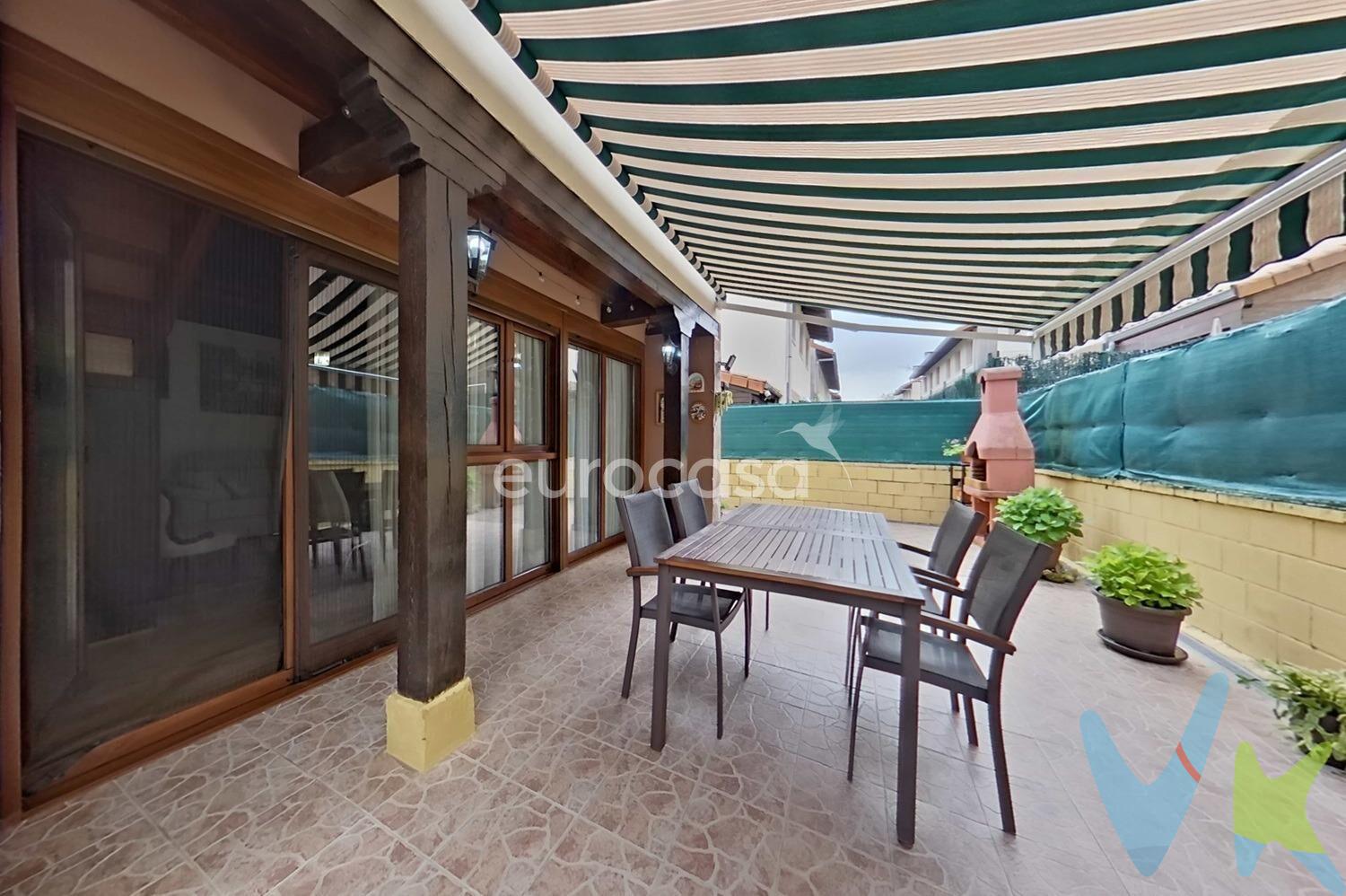 LUZ Y NATURALEZA. Si estás buscando una vivienda lista para entrar a vivir, con espacio para toda la familia, en un entorno tranquilo pero bien conectado, este chalet situado en Entrambasaguas es justo lo que necesitas. Distribuido en dos plantas, este luminoso chalet ofrece una combinación perfecta de funcionalidad, comodidad y estilo. Cuenta con 3 habitaciones, 2 baños completos y 1 aseo, ideal para la vida diaria y para cuando recibas visitas. El salón es amplio y acogedor, perfecto para relajarse en familia, y la cocina está completamente equipada, lista para preparar tus mejores recetas desde el primer día. Su estado de conservación es excelente: está muy cuidado y listo para entrar a vivir, pudiendo hacer tuyos todos los espacios, dándoles tu toque personal. Entre sus extras, destacan:. •	Calefacción de gas natural, para un confort térmico durante todo el año. •	Ventanas de PVC, que aíslan del ruido y ayudan a mantener la temperatura. •	Suelos de parquet y gres, elegantes y fáciles de mantener. •	Todas las orientaciones, lo que garantiza luz natural durante todo el día. •	Porche y terraza rodeando la casa, para disfrutar aún más de la vida exterior. •	Y un garaje con cabrete, ideal como espacio de almacenamiento adicional. Si lo deseas, también lo podrás acondicionar como habitación por si necesitas tener una en la planta baja. Esta vivienda forma parte de una bonita urbanización, hace esquina estando pareado únicamente por el garaje, por lo que tendrás la sensación de vivir completamente independiente del resto de los vecinos. Y el entorno no se queda atrás. Vivirás en una zona tranquila y familiar, rodeada de naturaleza, pero a tan solo 10 minutos de la playa y 12 minutos de Santander. Perfecto tanto como primera vivienda como para quienes buscan un cambio de estilo de vida sin renunciar a las comodidades de estar cerca de la ciudad. Este chalet sorprende por su amplitud, su luminosidad y su ubicación estratégica. Es una de esas oportunidades que no aparecen todos los días. ¿Te imaginas viviendo aquí? Entra en la galería de fotos y empieza a descubrir cada rincón de esta maravillosa vivienda. ¡Te va a enamorar!. 