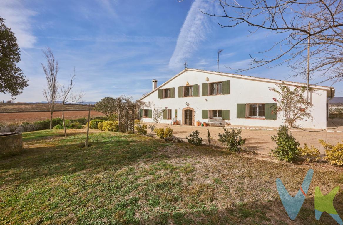 Te presentamos una Masía en Vilobí del Penedès que te va a enamorar...Estamos encantados de ofrecerte un lugar verdaderamente único y especial en el que destacan las impresionantes vistas que se observan desde cualquier rincón y la bonita y cálida luz que entra por cada uno de los ventanales que hay repartidos a lo largo de la Masía...Se trata de una antigua masía totalmente adaptada y rehabilitada, repleta de detalles. Con 217 metros cuadrados construidos y una parcela de 2.034 m2 se encuentra en mitad de grandes extensiones de viñedos. Se distribuye en dos plantas y consta de 4 habitaciones dobles, 2 baños completos, un gran salón-comedor con chimenea y con acceso a la zona exterior, y una gran cocina independiente, equipada y con despensa. La propiedad también cuenta con garaje y mucha extensión para aparcar coches al aire libre. ..La zona exterior es inigualable, nos rodea un precioso jardín con árboles y flores autóctonas del Penedés, un pequeño estanque con peces y un auténtico pozo de piedra que abastece de agua a toda la finca. Existe la opción de construir una piscina. ..Esta masía ofrece un equilibrio perfecto entre la tranquilidad rural, el encanto histórico y las comodidades modernas. En un entorno natural cautivador, esta propiedad es más que una casa, es un refugio encantador en pleno Penedès...Actualmente el ayuntamiento de Vilobí concede Licencias Turísticas en esta zona...Si buscas un lugar único donde vivir o piensas en abrir tu propio negocio, llámanos y te informamos de todo!..El precio en el anuncio no incluye impuestos de compra (ITP, IVA , AJD), ni los gastos de Notaría y Registro de la Propiedad. La información visual y documental del anuncio no tiene carácter contractual y puede no ser del todo precisa. El mobiliario y el equipamiento que se muestra en las imágenes no está incluido en el precio de venta.