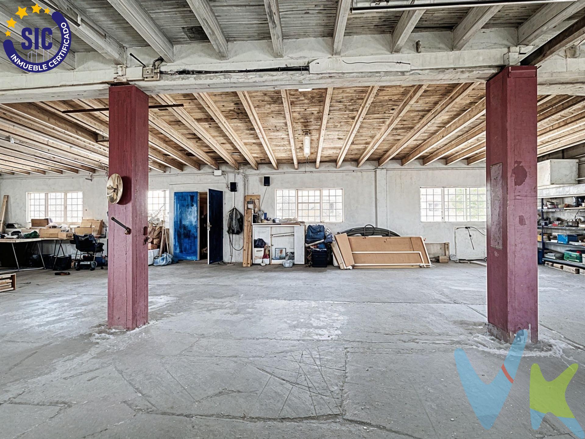Si los pisos se te quedan pequeños y buscas una propiedad donde guardar vehículos, herramientas o disfrutar de tus aficiones sin problemas de espacio, esta finca es para ti. Sobre una parcela de 1.136 m², la propiedad dispone de 398 m² construidos distribuidos en:. 1. La Vivienda: Situada en la edificación principal, lista para disfrutar de sus estancias básicas:. Acogedor salón-comedor con chimenea. Cocina americana. 1 habitación doble y 1 baño. 2.⁠ ⁠Los Espacios Anexos: El resto de la edificación principal y una nave trasera independiente ofrecen metros extra imprescindibles. Actualmente son zonas diáfanas ideales para utilizar como gran garaje, trastero de gran capacidad, zona de taller para tus hobbies o área de almacenamiento personal. Olvídate de los problemas de espacio. Aquí podrás vivir con tranquilidad y tener todas tus pertenencias organizadas y bajo techo. . VENTA:. PVP 120.000€.  Gastos e impuestos no incluidos en el precio. La compra conlleva impuestos y gastos de formalización para el comprador. A título orientativo se informa que en segundas transmisiones el  ITP  con carácter general en  Valencia  es del 9%, pudiendo existir otros tipos impositivos atendiendo a  las circunstancias  personales del comprador u otras circunstancias previstas legalmente. Base imponible del impuesto el mayor valor entre el precio de compraventa, la tasación o el valor de referencia catastral. En cuanto a los gastos de  notaría y registro, en su caso,  suelen oscilar aprox; entre 1,5% y 2,5% (aranceles variables según precio, n.º de copias y complejidad). El comprador elige notario. Si el comprador precisase de  hipoteca: tasación, condiciones y costes bancarios serán según entidad elegida por el comprador, así como los gastos de gestoría, y cualesquiera otros gastos inherentes a la formalización de la compraventa que legalmente correspondan a la parte compradora, salvo pacto expreso en contrario con el vendedor. El consumidor tiene,  conforme a la normativa vigente, a su disposición información y documentación adicional relativa al inmueble y condiciones de la compraventa, que podrá ser consultada en C/Joaquín Costa 4, bajo 46005 Valencia o urbe2@remax.es. Honorarios de mediación inmobiliaria a cargo del  COMPRADOR: (3% del precio final de venta más IVA (21%), salvo otro pacto.); y  de VENDEDOR (según acuerdo con el mismo). . Se informa al consumidor que la agencia actúa como intermediaria inmobiliaria en la operación, estando cualquier eventual compraventa y sus condiciones sujeta a la aceptación expresa del propietario-vendedor y a la posterior formalización del correspondiente contrato.