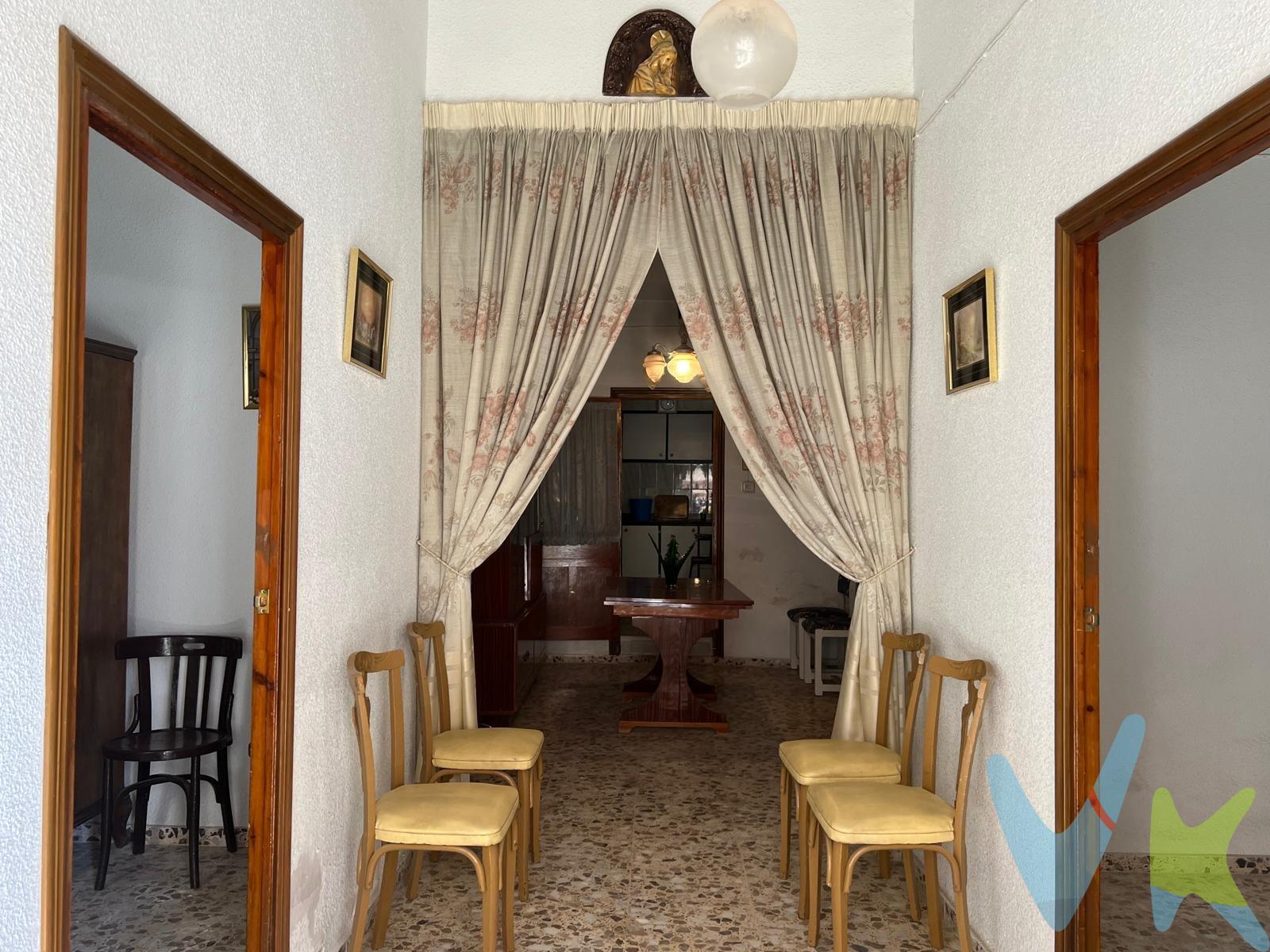 Descubre la oportunidad de crear el hogar que siempre has deseado en esta encantadora casa situada en Abanilla, un apacible municipio español perteneciente a la Región de Murcia. Ubicada en Barinas, una pedanía tranquila y rodeada de naturaleza, esta vivienda te ofrece lo mejor del campo sin sacrificar las comodidades urbanas. . La vivenda consta de cuatro habitaciones y un baño distribuidos cómodamente en planta principal; destaca su amplio salón con chimenea ideal para momentos acogedores junto a tus seres queridos. La luminosa cocina completa se comunica con un atractivo patio donde podrás disfrutar del aire fresco y cuenta además con acceso a una zona de lavadero y de ahí unas escalera que acceden a una terraza equipada con una habitación que cuenta con una cocinilla con chimenea  y vistas panorámicas impresionantes. . Esta propiedad está lista para ser habitada sin necesidad de reformas significativas debido al buen estado general aunque conserva su esencia original brindando carácter único. Contactándonos recibirás toda la información necesaria sobre gastos adicionales relacionados tanto with the purchase process como nuestros honorarios profesionales garantizándote así transparencia total durante tu experiencia inmobiliaria.