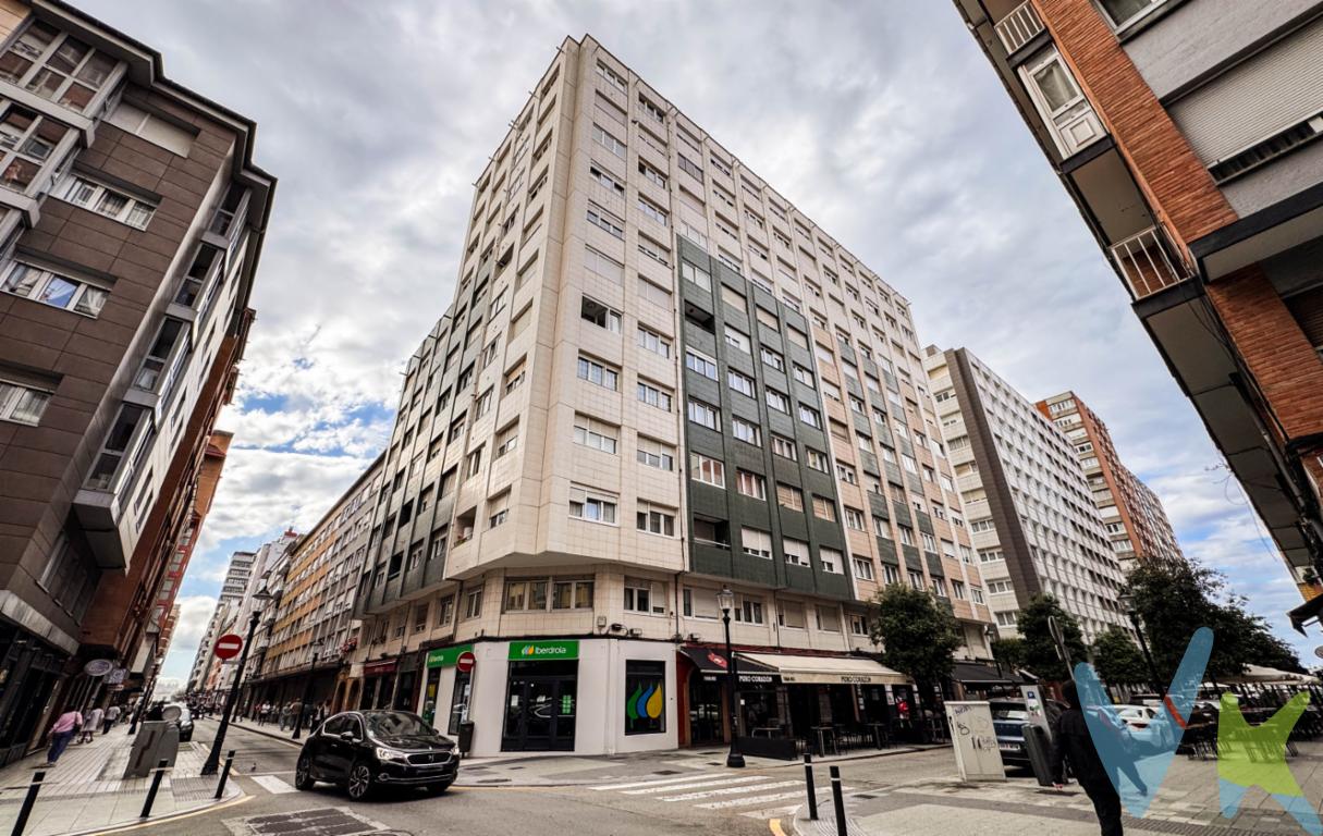 ¡Oportunidad en el barrio de La Arena, Gijón!  Se vende acogedor piso con ascensor de 2 habitaciones, baño completo, salón  y cocina independiente, situado en una de las zonas más emblemáticas y cotizadas de la ciudad, a escasos metros de la playa de San Lorenzo.  ¿Quién no ha soñado con bajar desde casa a la playa en chanclas y con la toalla al hombro?Si ese es tu deseo tenemos  a la venta el piso ideal para que puedas hacer tu sueño realidad, ya que esta vivienda se encuentra ubicada en el solicitado barrio de La Arena y situada a escasos 50 metros de la playa de San Lorenzo y muy cerca del pulmón verde de Gijón, el bonito parque de Isabel La Católica. La Arena es uno de los barrios mas demandados además de por estar al lado de la playa por su cercanía al centro de la ciudad y por su amplia oferta de locales de ocio muchos de ellos con terraza y su buen ambiente en las tardes soleadas de verano cuando la gente se sienta a disfrutar de una cerveza tranquila al volver de la playa, variedad de comercios, servicios y supermercados hacen de este barrio el lugar ideal tanto para vivir como  para tener una segunda residencia. Ubicado en un edificio con fachada recientemente rehabilitada y portal en buen estado, esta vivienda ofrece una excelente opción tanto como segunda residencia para disfrutar de la costa asturiana, como inversión por su alta rentabilidad en alquiler.  Rodeado de todos los servicios (supermercados, transporte, hostelería, centros de salud, etc.), y con muy buena comunicación, este piso está listo para entrar a vivir o actualizar según tus preferencias.    ¡No dejes pasar esta oportunidad en una de las mejores zonas de Gijón! Contáctanos para más información o para concertar una visita.En el precio publicitado no está incluido el Impuesto de Transmisiones Patrimoniales ni los gastos de notaria y registro