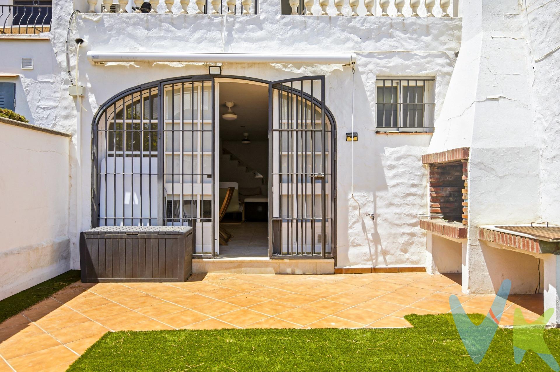 ✨ Esta espectacular propiedad no es solo un lugar, es una experiencia que te abraza desde el primer momento. Ubicada en una tranquila urbanización rodeada de verdes paisajes y con acceso directo al maravilloso Campo de Golf Campano, aquí encontrarás la serenidad que mereces 🌳☀️. A tan solo unos minutos del mar 🏖️, podrás elegir entre relajarte en la playa o darte un chapuzón refrescante en la piscina comunitaria (¡con zona infantil incluida!). 😍. 🌺 El exterior cuenta con un jardín privado perfecto para esas barbacoas épicas 🔥 y rincones zen donde simplemente dejarte llevar por los días soleados 🍃. 🏡 **DISTRIBUCIÓN**:. • Salón-comedor independiente lleno de luz y equipado con aire acondicionado 💨💙; su chimenea añadirá ese toque acogedor ideal para las noches frías. • Cocina moderna completamente equipada 👩‍🍳 - perfecta incluso si eres chef amateur 😉. • Baño completo 🚿 porque todos sabemos lo importante que son esos momentos privados!. • Una despensa bajo escalera 📦 diseñada especialmente para ocultar tus secretos culinarios..o simples snacks 😋. Y eso no es todo: dos dormitorios dobles equipados cada uno ✅ te esperan llenos de potencial. Con terrazas privadas ideales para tomarte esa taza ☕ mientras disfrutas vistas maravillosas… ¿acaso hay algo mejor? Aquí empieza tu nueva aventura!. Comercializamos este inmueble en exclusiva para garantizarte toda la información necesaria junto a un servicio excepcional. En cumplimiento del Decreto Junta Andalucía 218/2005 del 11 Octubre, informamos al cliente que los gastos notariales e impuestos no están incluidos en el precio € . Si tienes dudas acerca dela compraventa , llámanos ; estaremos encantados de asesorarle !. Igualmente disponemos de un Seguro de Caución para garantizar las cantidades entregadas a nuestra Agencia en concepto de Reserva y/o Arras. Impuestos y gastos de la compraventa:. El comprador puede consultar de forma oficial los impuestos aplicables (ITP, AJD, etc.) en la web de la Junta de Andalucía:. https://www.juntadeandalucia.es/organismos/economiahaciendayfondoseuropeos/areas/tributos-juego/tributos/paginas/impuestos-cedidos-transmisiones.html. Si tiene cualquier duda sobre los gastos de la compraventa, llámenos y estaremos encantados de asesorarle de forma clara y personalizada.