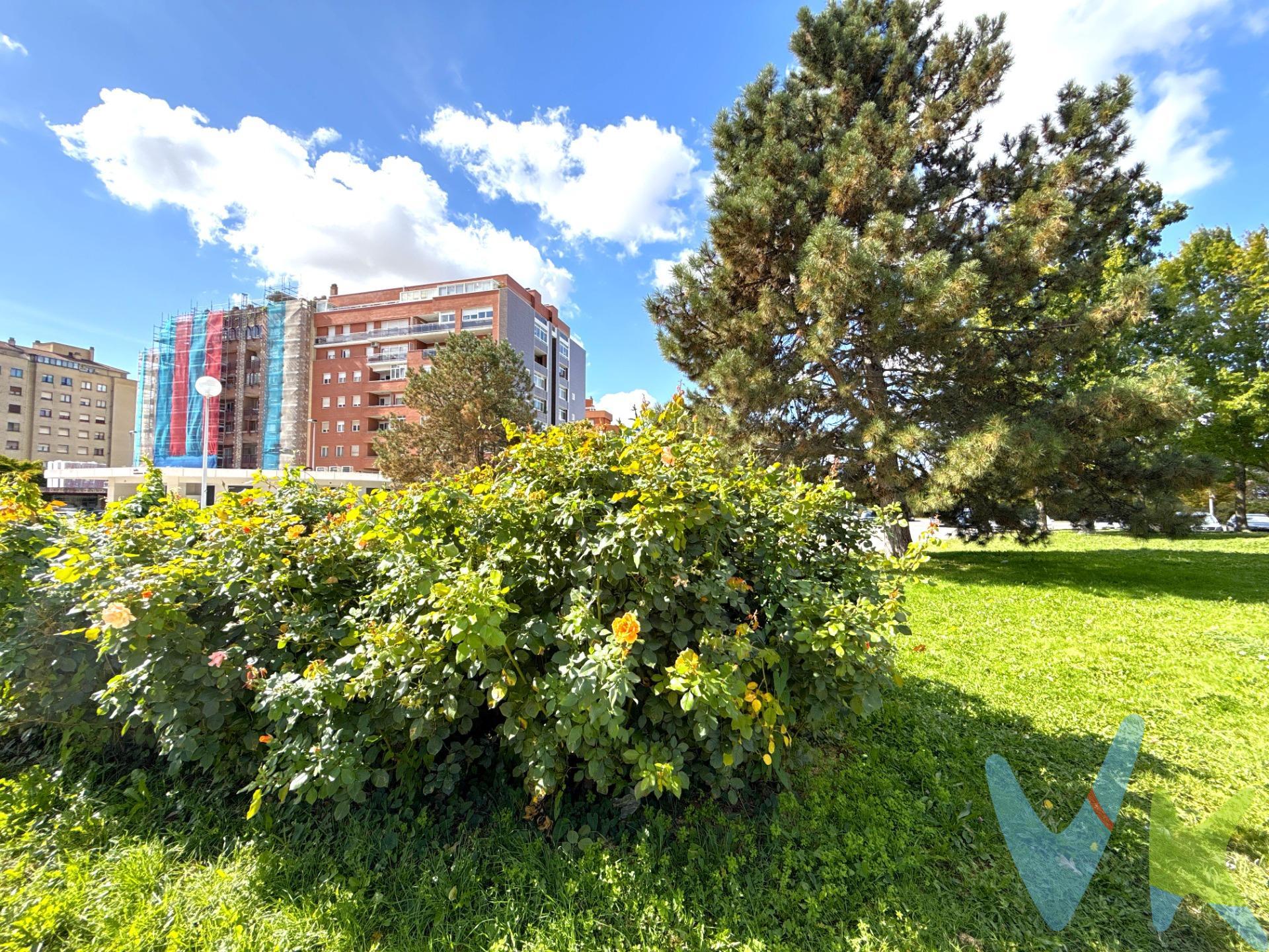Descubre este encantador piso ubicado en la zona de Mendebaldea, en Pamplona-Iruña. Con una superficie construida de 60 m² y útil de 52 m², esta propiedad ofrece un gran potencial para personalizar a tu gusto. El inmueble cuenta con una habitación doble luminosa y un baño completo. Destaca por su orientación este que proporciona luz natural durante las mañanas y unas vistas agradables. Fachada ventilada y ventanas climalit con rotura de puente térmico nuevas (incluidas en el precio). Además, podrás disfrutar del acceso directo a una terraza tanto desde el salón como desde el dormitorio, ideal para relajarse al aire libre o recibir visitas. La vivienda se encuentra parcialmente reformada y es perfecta para aquellos que buscan añadir su toque personal sin perder tiempo ni recursos significativos; además incluye beneficios adicionales tales como proximidad a autobuses cercanos, colegios e instalaciones hospitalarias así como zonas infantiles ideales para familias jóvenes.