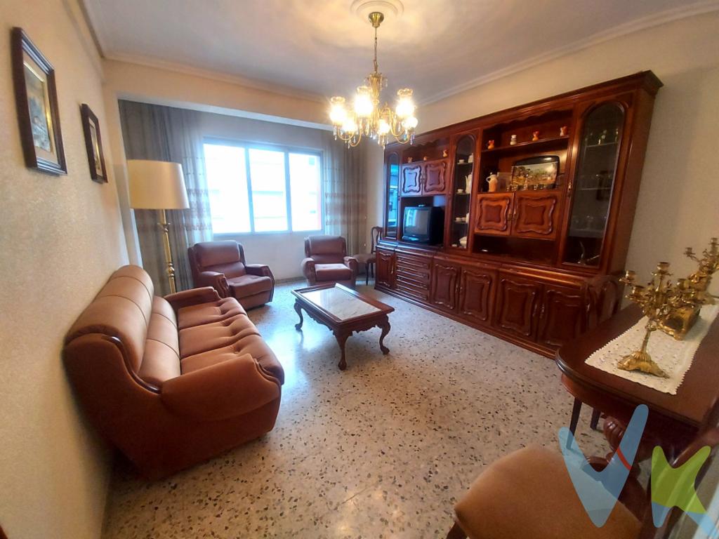 Luminoso piso de 3 habitaciones en el centro de Logroño.Ofrecemos un espacioso piso que es ideal para quienes valoran tanto la comodidad como la conveniencia. Con una superficie útil de 80.52 metros cuadrados y una construcción total de 99.28 metros cuadrados, esta propiedad proporciona el espacio necesario para una vida cómoda y plena en el centro de la ciudad.La propiedad se sitúa en la planta cuarta de un edificio sólido y ben conservado, erigido en el año 1975. Equipado con ascensor, el acceso a la vivienda es sencillo y cómodo, perfecto para todos los miembros de la familia o cualquier visitante. La estructura y diseño del edificio reflejan la clásica arquitectura urbana que caracteriza a esta vibrante área de Logroño.El piso cuenta con tres amplias habitaciones, cada una de ellas ofreciendo un ambiente tranquilo y privado. Estos espacios están diseñados para disfrutar de una máxima funcionalidad, ya sea como dormitorios, oficinas en casa o cualquier uso que se requiera. La luz natural inunda cada rincón, creando un entorno cálido y acogedor que invita al descanso y la relajación.El diseño del piso está pensado para maximizar cada metro cuadrado, brindando un flujo de espacio continuo y armonioso. El salón principal es amplio y luminoso, permitiendo múltiples configuraciones para la vida cotidiana y el entretenimiento. Este espacio se extiende hacia un encantador balcón, el rincón perfecto para disfrutar mientras se contempla el dinamismo del centro de Logroño desde la comodidad del hogar.Este piso es una excelente elección para quienes desean vivir en el corazón de la ciudad sin renunciar a la tranquilidad. La ubicación es inmejorable, ofreciendo fácil acceso a una variedad de servicios que se encuentran a pocos minutos a pie. Vivir aquí significa tener al alcance las mejores experiencias culturales y sociales que la ciudad ofrece.La ventaja de contar con un ascensor en el edificio es indiscutible, facilitando el desplazamiento cotidiano e incrementando el confort de la propiedad. Cada detalle ha sido tenido en cuenta para asegurar que residentes y visitantes disfruten de una experiencia agradable y sin contratiempos.Además, esta propiedad representa una sólida inversión, ya que el área centro de Logroño sigue siendo una de las más demandadas del mercado inmobiliario.Le invitamos a conocer de cerca todos los detalles que hacen de esta propiedad una alternativa irresistible para vivir o invertir. Contáctenos para agendar una visita y descubra personalmente el potencial de su nuevo hogar. Esta es la oportunidad que ha estado esperando en el corazón de Logroño. 