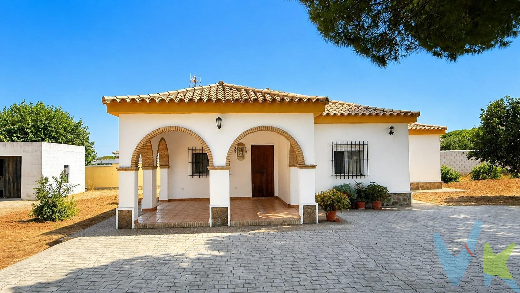 🌿 ¡Vive rodeado de naturaleza a pocos minutos de la playa!. Ponemos a la venta este fantástico chalet rústico en parcela segregada, ubicado en una zona tranquila de Chiclana de la Frontera, ideal para quienes buscan calidad de vida y desconexión. La vivienda dispone de un amplio porche delantero cubierto, perfecto para disfrutar del exterior durante todo el año. En su interior encontrarás un acogedor salón-comedor con chimenea, 3 dormitorios y baño completo. En el exterior, la finca ofrece  jardín, zona de huerto y un garaje/trastero ideal para almacenaje o herramientas. ✅ Parcela segregada. ✅ Contador de luz propio. ✅ Agua de pozo. ✅ Entorno natural y muy tranquilo. ✅ A pocos minutos de las playas de La Barrosa. Una propiedad con un gran potencial para disfrutar como residencia habitual o segunda vivienda, donde podrás combinar la tranquilidad del campo con la cercanía al mar. CHALET SEGREGADO con 105 m2 construidos (95 m2 utiles) con salon, cocina, baño y 3 dormitorios. LE GUSTARA!!!. En cumplimiento de las obligaciones de información previstas en la Ley 10/2025, de 28 de diciembre, de servicios de atención a la clientela y transparencia, así como en la normativa sectorial vigente, se hace constar que el precio indicado no incluye los gastos e impuestos inherentes a la adquisición, los cuales se desglosan a continuación:. • Impuesto sobre Transmisiones Patrimoniales (ITP): Se aplicará el tipo impositivo vigente en la Comunidad Autónoma de Andalucía (generalmente el 7% , sin perjuicio de tipos reducidos del 3,5% o 6% aplicables según las circunstancias personales del comprador o las características del inmueble). El impuesto se devenga sobre el Valor de Referencia de Catastro o el precio de venta, aquel que resulte superior. • Gastos de Notaría: Los honorarios notariales se calcularán conforme al arancel oficial regulado en el Anexo I, del Real Decreto 1426/1989, de 17 de noviembre, por el que se aprueba el arancel Notarial. (Cálculo aproximado: 1.500 €, de los que la parte vendedora abonará el coste de la Escritura matriz y la parte compradora, las copias). Más información: https://www.boe.es/buscar/act.php?id=BOE-A-1989-28111. • Gastos de Registro: La inscripción en el Registro de la Propiedad se facturará según el arancel oficial establecido en el ANEXO I, del Real Decreto 1427/1989, de 17 de noviembre, por el que se aprueba el arancel Notarial. Más información: https://www.boe.es/eli/es/rd/1989/11/17/1427. • Financiación externa: En el caso de necesitar financiación, sumarán los gastos de la Entidad financiera (Gestoría, tasación, seguros,…). • Honorarios Agencia del Vendedor: incluidos en el PVP. • Honorarios Agencia del comprador: La agencia informa que los honorarios ascenderán a un 4% + IVA, sobre el valor de compra. Para una información exhaustiva sobre el funcionamiento, tipos impositivos y bonificaciones del ITP en Andalucía:. https://www.juntadeandalucia.es/organismos/economiahaciendayfondoseuropeos/areas/tributos-juego/tributos/paginas/impuestos-cedidos-transmisiones.html;. La agencia dispone de documentación e información adicional relativa al inmueble, que podrá ser solicitada por el consumidor. A su vez, disponemos del Documento Informativo Abreviado de la propiedad (Según Decreto 218/2005, del 11 de Octubre) y de Seguro de Caución, para la protección del dinero entregado como señal para la Reserva de una vivienda. La agencia efectúa una labor de intermediación, por lo que las condiciones finales de la compraventa quedas sujetas a la aceptación expresa de la parte vendedora y a la ulterior formalización del contrato.