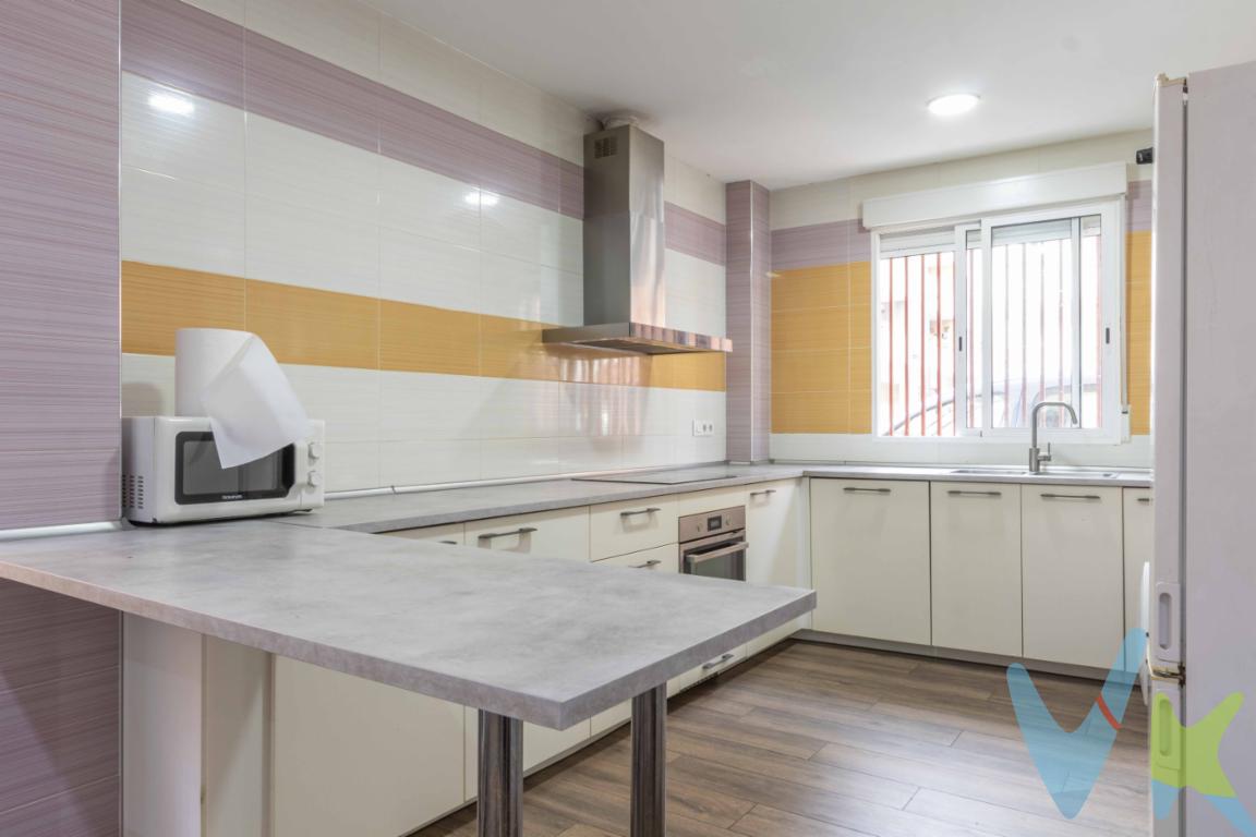  Piso en Venta en MassamagrellPresentamos un excelente piso en venta ubicado en el encantador municipio de Massamagrell. Este inmueble combina comodidad y accesibilidad, haciendo de él una oportunidad única para quienes buscan un espacio moderno, amplio y perfectamente comunicado. Con una superficie de 95 metros construidos y 90 metros útiles, este piso ofrece todo lo necesario para disfrutar de un hogar confortable en una ubicación inmejorable.El piso cuenta con tres habitaciones, cada una diseñada para ofrecer un espacio acogedor y adaptable a las necesidades de sus habitantes. Ya sea que necesites una habitación principal, una para invitados o un espacio para trabajar desde casa, este piso permite múltiples configuraciones para adaptarse a tu estilo de vida. Todos los dormitorios están dotados de luz natural, asegurando un ambiente cálido y placentero a lo largo del día.La disposición del piso promueve la amplitud y el confort. Las áreas comunes, espaciosas y bien distribuidas, son perfectas para la convivencia familiar o para recibir a tus visitas. Este hogar te brindará la oportunidad de personalizar cada rincón, haciendo realidad tus sueños de decoración e interiorismo. La propiedad está equipada con un  ascensor, facilitando el acceso y mejorando la comodidad diaria para todos los residentes. Esta característica es especialmente valiosa para familias con niños pequeños o personas mayores que buscan un hogar sin barreras físicas.Una de las ventajas más destacadas de este piso es su excelente ubicación respecto al transporte público. Situado cerca de la estación de metro, podrás llegar al centro de Valencia y otros destinos en cuestión de minutos, sin preocuparte por el tráfico o el estacionamiento. Además, cuentas con paradas de autobús en las inmediaciones, lo que amplía aún más las opciones de movilidad, asegurando que estés siempre bien conectado con todos los puntos de interés del área.La vida en Massamagrell te permitirá disfrutar de una comunidad tranquila y acogedora, con todos los servicios a tu disposición. Desde supermercados hasta colegios y centros de salud, todo lo que necesitas está al alcance de tu mano, perfeccionando la experiencia del día a día. La amplia oferta cultural y de ocio de la región asegura un estilo de vida vibrante y enriquecedor.Invitamos a todos los interesados a visitar este inmueble y descubrir en persona todas las cualidades que tiene para ofrecer. La oportunidad de adquirir un piso de estas características en una ubicación tan privilegiada no se presenta todos los días. No pierda la oportunidad de hacer este piso su nuevo hogar. Te animamos a que te pongas en contacto para concertar una visita personalizada y descubrir en directo un espacio que podría convertirse en el lugar de tus sueños. Estamos seguros de que quedará encantado con lo que encontrará. ¡Te esperamos! 