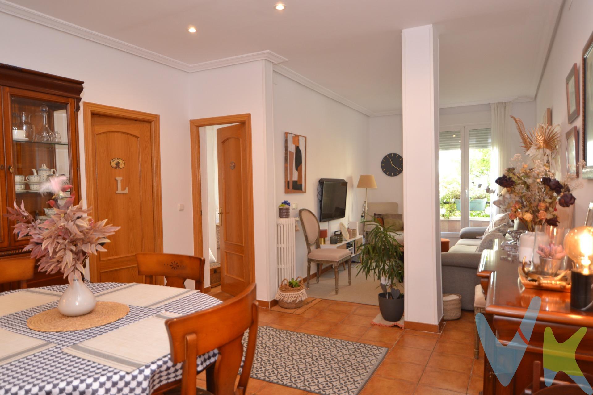 Entre las calles arboladas de Cea Bermúdez y el verde del Parque Santander, encontramos esta vivienda que respira historia, vida de barrio y tranquilidad en pleno centro de Madrid. En este edificio vivió y escribió parte de su obra Miguel Hernández, autor de “El rayo que no cesa”. Aquí, donde aún parece resonar la poesía, se levanta una casa luminosa que conserva el encanto del Chamberí más auténtico. La vivienda, de 95 m², se sitúa en una tercera planta exterior con ascensor. Su distribución es cómoda y funcional:. Amplio salón-comedor, lleno de luz natural y con salida a un pequeño balcón que mira a la calle. Cocina independiente, práctica y bien aprovechada. Tres dormitorios, dos de ellos individuales, perfectos como espacios de descanso, despacho o zona de lectura. Principal con balcón a la calle y gran armario empotrado. Cuarto de baño completo, de líneas sencillas y actuales. Los suelos cerámicos, la pintura lisa y la actualización de los espacios aportan confort sin perder la esencia clásica del edificio. Vivir aquí es disfrutar de uno de los barrios más codiciados de Madrid, rodeado de teatros, librerías, cafés con encanto y una oferta cultural inigualable. A un paso de Moncloa, Argüelles y las principales arterias de la ciudad, pero con la calma característica de Chamberí. 📍 Una vivienda con historia, alma y una ubicación privilegiada. El comprador tendrá un coste adicional correspondiente al servicio de gestión, asesoramiento y acompañamiento en todo el proceso de compra. Dicho importe, el mobiliario, la decoración y los impuestos no están incluidos en el precio publicado. 