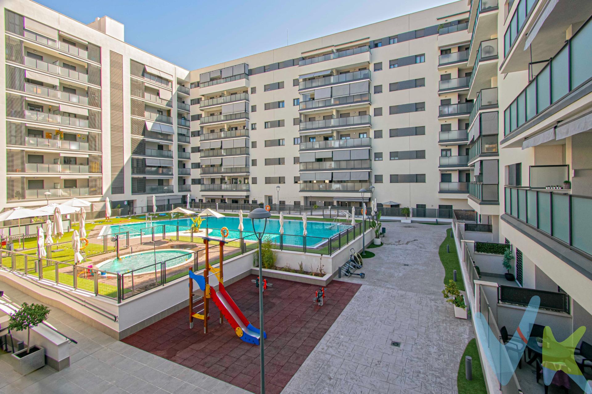 Magnífico ático de reciente construcción en Edificio Argos II, en plena Avda. de las Ciencias con una GRAN TERRAZA de 15m2, GARAJE, TRASTERO y unas espectaculares zonas con PISCINA COMUNITARIA, ZONA INFANTIL, GIMNASIO, SALA GOURMET y SALA POLIVALENTE, que hará el disfrute de toda la familia en cualquier época del año. Tiene 98.93m2 construidos con una estupenda distribución, el hall de entrada nos lleva a su amplio salón, acogedor y muy luminoso, desde el que accedemos a su GRAN TERRAZA equipada con toldos en la que poder disfrutar del aire libre y de sus bonitas vistas. Cocina independiente amueblada y equipada con placa vitrocerámica, campana extractora, horno, frigorífico y microondas, con práctico lavadero. Dos amplios dormitorios con armario empotrado en cada uno, y dos baños completos, uno con bañera y el otro con placa de ducha y mampara en suite. Te ofrece además la posibilidad de hacer un tercer dormitorio.  Excelentes calidades, solería de tarima y gres en zonas húmedas, puertas de madera lacadas en blanco, ventanas de aluminio lacado con rotura de puente térmico doble acristalamiento, placas solares con apoyo de termo eléctrico con doble depósito y climatización central. No dejes escapar esta gran oportunidad y ponte en contacto con nosotros para visitarlo, estamos seguros que te enamorará!!. Informamos a nuestros clientes que el precio de venta no incluye lo siguiente: Honorarios de la agencia inmobiliaria, Impuestos (I.T.P., I.V.A. o A.J.D., en su caso) ni otros gastos de la compraventa (gastos de Registro de la Propiedad, Notaría, Gestoría ni de posible Financiación). Documento F.I.S. a disposición del consumidor según Decreto 218/2005 Junta de Andalucía. . 