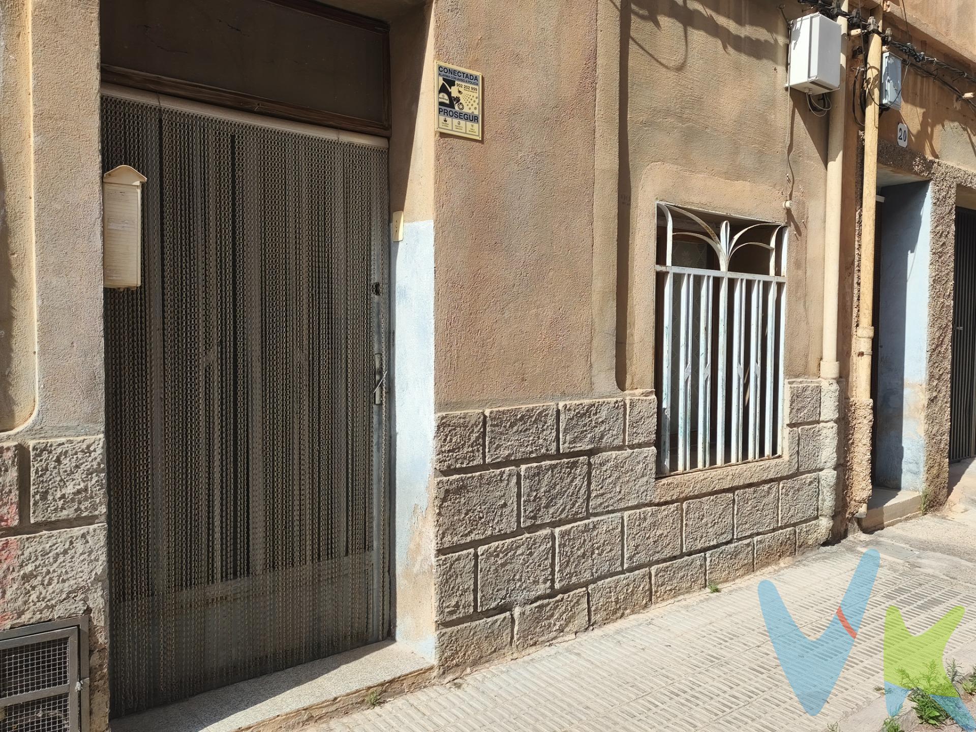 Hay casas que no solo se compran por lo que son, sino por todo lo que pueden llegar a ser. Esta vivienda situada en la zona de Avenida Alcora, muy próxima a la universidad, es una de esas oportunidades con alma, espacio y un potencial enorme para crear un hogar totalmente a tu medida. Ubicada en una zona tranquila, rodeada de casas unifamiliares, esta casa ofrece 170 m² construidos distribuidos en dos plantas, con estancias amplias, luz natural y espacios exteriores que marcan la diferencia. En la planta baja encontramos dos habitaciones, un baño, un trastero, una cocina independiente, un amplio salón y un patio de luces interior que aporta ventilación y claridad a la vivienda. Pero la verdadera joya de la casa está al fondo: un patio luminoso y con muchísimas posibilidades. Un rincón perfecto para quienes sueñan con tener su propia zona de ocio, un espacio chill-out, un pequeño jardín urbano, un taller de manualidades, cuidar plantas o simplemente desconectar al aire libre dentro de casa. En la planta superior se encuentran dos habitaciones dobles, una de ellas con acceso directo a una terraza superior con vistas despejadas, para disfrutar del sol, tomar el aire o crear otro espacio  privado. Además, cuenta con un almacén perfecto para guardar enseres, herramientas o todo aquello que necesitas tener organizado. La vivienda está para reformar, sí, pero ahí está precisamente su encanto: podrás diseñarla a tu gusto, adaptar cada estancia a tu estilo y convertirla en una casa única, personal y con carácter. Una casa independiente, amplia, tranquila y con espacios exteriores, en una ubicación práctica y bien conectada. Ideal para quienes buscan algo más que un piso: buscan libertad, privacidad y la posibilidad de crear un hogar propio desde cero. TU CASA TE ESPERA, TE ATREVES !!!!!!. En cumplimiento de las obligaciones de información previstas en la Ley 10/2025, de 28 de. diciembre, de servicios de atención a la clientela y transparencia, así como en la normativa. sectorial vigente, se hace constar que el precio indicado no incluye los gastos e impuestos. inherentes a la adquisición, los cuales se desglosan a continuación:. - Impuesto sobre Transmisiones Patrimoniales (ITP): Se aplicará el tipo impositivo vigente en la. Comunidad Valenciana, generalmente el 10%, sin perjuicio de tipos reducidos aplicables según. las circunstancias personales del comprador o las características del inmueble. El impuesto se. devenga sobre el Valor de Referencia Catastral o el precio de venta, aquel que resulte superior. Para una información exhaustiva sobre el funcionamiento, tipos impositivos y bonificaciones del. ITP, puede consultar el portal oficial de la Agencia Tributaria autonómica en el siguiente enlace:. www.atv.gva.es/es/itpajd. - Gastos de Notaría: Los honorarios notariales se calcularán conforme al arancel oficial regulado. en el Anexo I, del Real Decreto 1426/1989, de 17 de noviembre, por el que se aprueba el arancel. Notarial. - Gastos de Registro: La inscripción en el Registro de la Propiedad se facturará según el arancel. oficial establecido en el Anexo I, del Real Decreto 1427/1989, de 17 de noviembre, por el que se. aprueba el arancel de los Registradores de la Propiedad. - Gastos de Gestión: Los honorarios por la tramitación administrativa, liquidación de impuestos e. inscripción registral, en el supuesto de ser a cargo de la agencia inmobiliaria, ascienden a 450€. (IVA incluido). - Honorarios Agencia del Vendedor: incluidos en el precio publicado. - Honorarios Agencia del Comprador: Se informa que eventualmente podrían existir honorarios. profesionales a cargo del adquirente, en aquellos casos en que se hubieran contratado. previamente los servicios específicos del encargo de compra y en ningún caso estarán. vinculados al precio. La agencia actúa exclusivamente como intermediaria en la operación. Cualquier compraventa y. sus condiciones quedan sujetas 