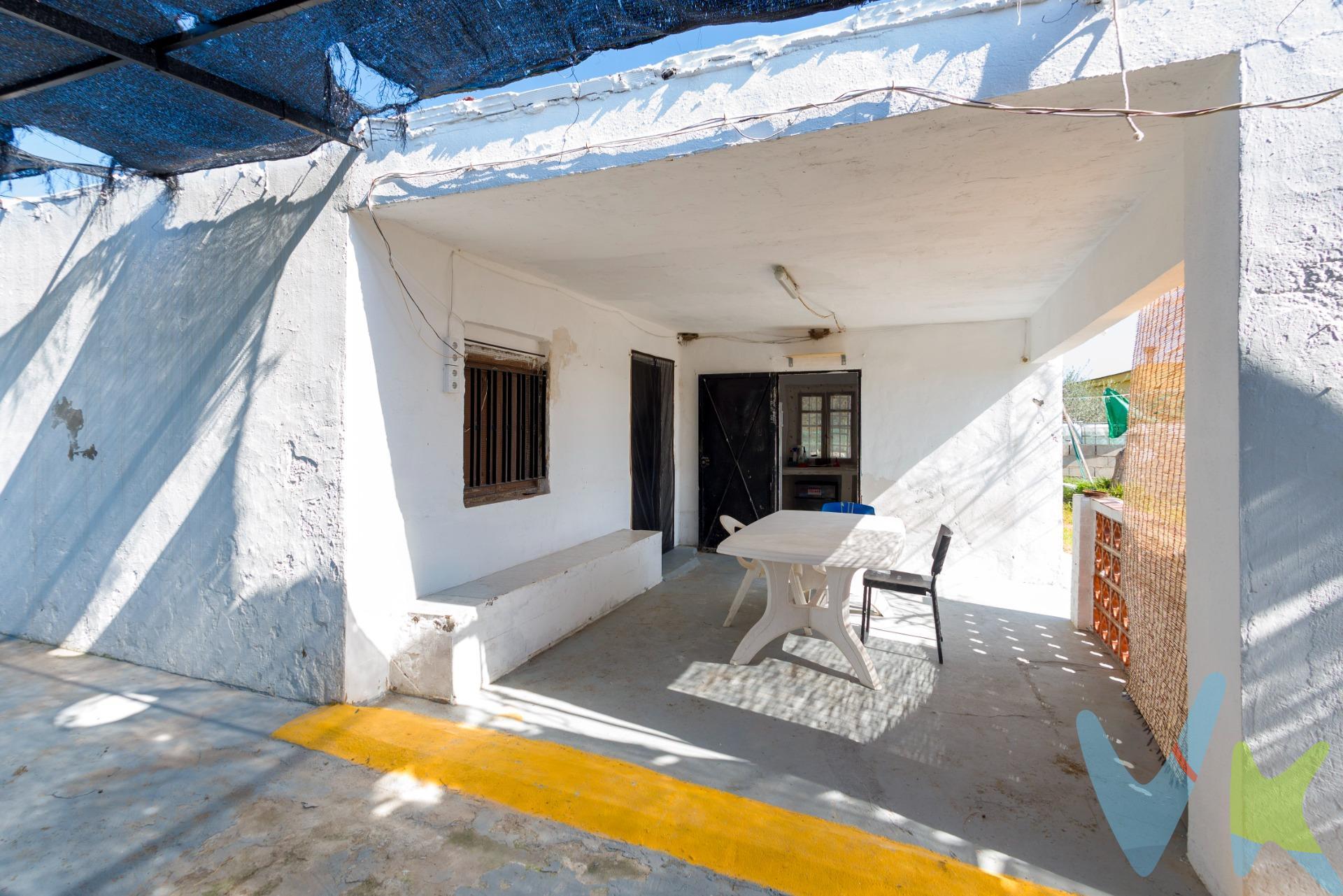 🌿 Casa rústica con gran parcela y piscina en la Marjalería muy cerca de la hípica – Castellón. 75.000 € · 79 m² construidos · 1.460 m² de parcela · 3 habitaciones · Piscina propia. Si buscas un refugio en plena naturaleza, con espacio, privacidad y un enorme potencial para reformar a tu gusto, esta es tu oportunidad. Ubicada en la tranquila zona de Marjalería (Castellón), esta propiedad reúne todo lo necesario para disfrutar del aire libre, el sol y la vida mediterránea. 🏡 La vivienda. Casa rústica de 79 m² construidos y 50 m² útiles, distribuida en:. • 3 habitaciones. • 1 baño completo. • Cocina y zona de estar. • Terraza exterior perfecta para relajarte o montar un chill-out. • Todo exterior, con orientación Oeste, ideal para disfrutar de atardeceres espectaculares. La vivienda está totalmente para reformar, lo que te permite personalizarla y convertirla en tu hogar ideal o en una escapada de fin de semana con encanto. 🌳 La parcela de 1.460 m² para soñar. Un terreno amplio, llano y muy aprovechable, perfecto para:. • Cultivos, huerto o frutales. • Zona de ocio, barbacoas, juegos o ampliaciones. • Proyectos recreativos o agrícolas. Además, cuenta con pozo privativo, lo que garantiza agua constante para riego y mantenimiento del terreno. 💦 Piscina propia con depuradora nueva. Disfruta del verano como nunca gracias a tu piscina privada, equipada con depuradora recién instalada. Un lujo imprescindible en la Marjalería. 🚗 Extras y comodidades. • Garaje incluido. • Parking exterior. • Depósito de agua. • Chimenea. • Barbacoa. • Luz dada de alta. • Fosa séptica. • Fachada de cemento. • Entorno natural y muy tranquilo. • A solo 1 km de la CV-15, con excelente conexión a Castellón y Benicàssim. 📍 Ubicación. Situada en el Camí La Ratlla, muy cerca de la hípica, una de las zonas más demandadas de la Marjalería por su tranquilidad, su entorno natural y su cercanía a la ciudad. Conexión muy accesible a la CV-15. 💰 Precio: 75.000 €. Una oportunidad única para quienes buscan espacio, privacidad y un proyecto con enorme potencial a un precio muy competitivo. Por mandato expreso del propietario comercializamos este inmueble mediante contrato de multi-exclusiva, por el cual numerosas agencias colaboradoras, nacionales e internacionales, ofrecen esta vivienda a sus potenciales compradores, todo ello garantizando un servicio de calidad, un trato fácil, sencillo y sin interferencias de terceros, ya que la gestión es a través de nuestra agencia. *Impuestos, gastos de compraventa tales como honorarios agencia y financiación no incluidos.