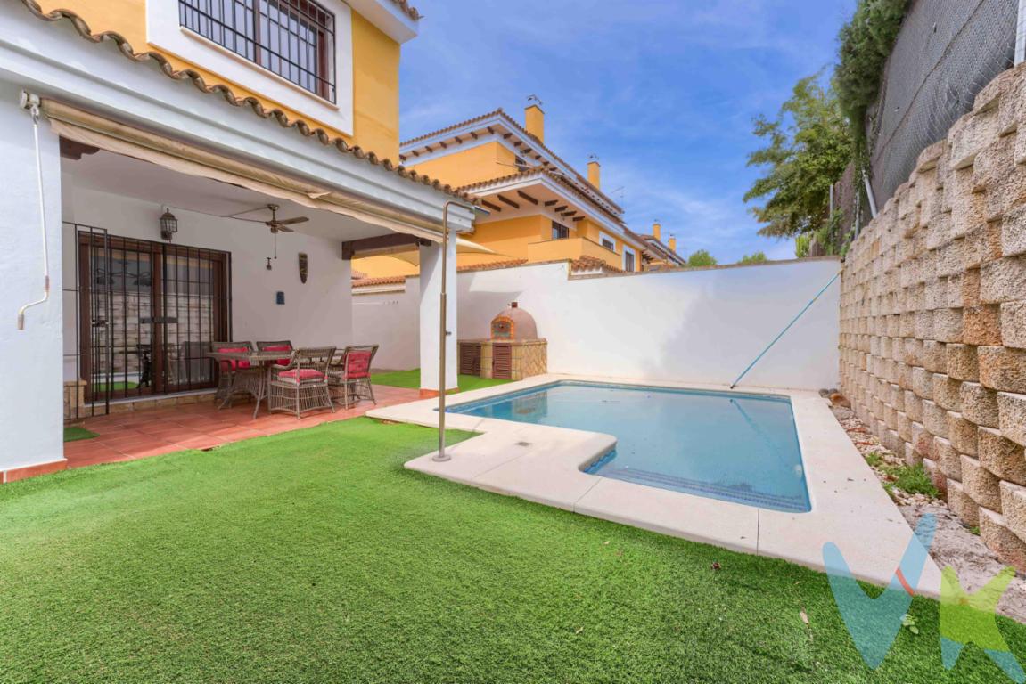 Precio de Venta: ( 370.000+ gastos). ¿Y si pudieras despertarte cada día en un lugar donde el silencio es el verdadero lujo, pero la vida social y el deporte están a solo unos pasos de tu puerta?. En el sector Premium de Keller Williams, sabemos que no buscas solo una casa, sino un estilo de vida. Por eso, nos enorgullece presentarte esta espectacular unifamiliar pareada en una de las zonas más serenas y exclusivas de Espartinas. Un hogar donde la elegancia, el descanso y la diversión familiar convergen en un solo espacio. Un elemento singular y atractivo, sin duda, su maravilloso torreón. Un espacio versátil con vistas panorámicas y su particular piscina , porche y horno moruno. En cumplimiento de las obligaciones de información previstas en la Ley 10/2025, de 28 de diciembre, de servicios de atención a la clientela y transparencia, así como en la normativa sectorial vigente, se hace constar que el precio indicado no incluye los gastos e impuestos inherentes a la adquisición, los cuales se desglosan a continuación:. ● Impuesto sobre Transmisiones Patrimoniales (ITP): Se aplicará el tipo. impositivo vigente en la Comunidad Autónoma de Andalucía (generalmente el. 7% (25.900€), sin perjuicio de tipos reducidos del. 3,5%, 1,2% o 1% aplicables según las circunstancias personales del. comprador o las características del inmueble). El impuesto se devenga sobre. el Valor de Referencia de Catastro o el precio de venta, aquel que resulte. superior. ● Gastos de Notaría: Los honorarios notariales se calcularán conforme al. arancel oficial regulado en el Anexo I, del Real Decreto 1426/1989, de 17 de. noviembre, por el que se aprueba el arancel Notarial. ● Gastos de Registro: La inscripción en el Registro de la Propiedad se facturará. según el arancel oficial establecido en el ANEXO I, del Real Decreto. 1427/1989, de 17 de noviembre, por el que se aprueba el arancel Notarial. ● Gastos de Gestión (Gestoría): Los honorarios por la tramitación. administrativa, liquidación de impuestos e inscripción registral ascienden aproximadamente a. [545] € (IVA incluido). ● Honorarios Agencia del Vendedor: incluidos en el PVP. ● Honorarios Agencia del comprador: Se informa que existen honorarios profesionales a cargo del adquirente, en aquellos casos, en que se hubieran contratados servicios de encargo de compra. NO VINCULADOS AL PRECIO DE COMPRA. Para una información exhaustiva sobre el funcionamiento, tipos impositivos y. bonificaciones del ITP en Andalucía, puede consultar el portal oficial de la Agencia. Tributaria de la Junta de Andalucía en el siguiente enlace:. eas/tributos-juego/tributos/paginas/impuestos-cedidos-transmisiones. html;. Documento D. I. A. a disposición del consumidor según Decreto 218/2005 Junta de. Andalucía. 