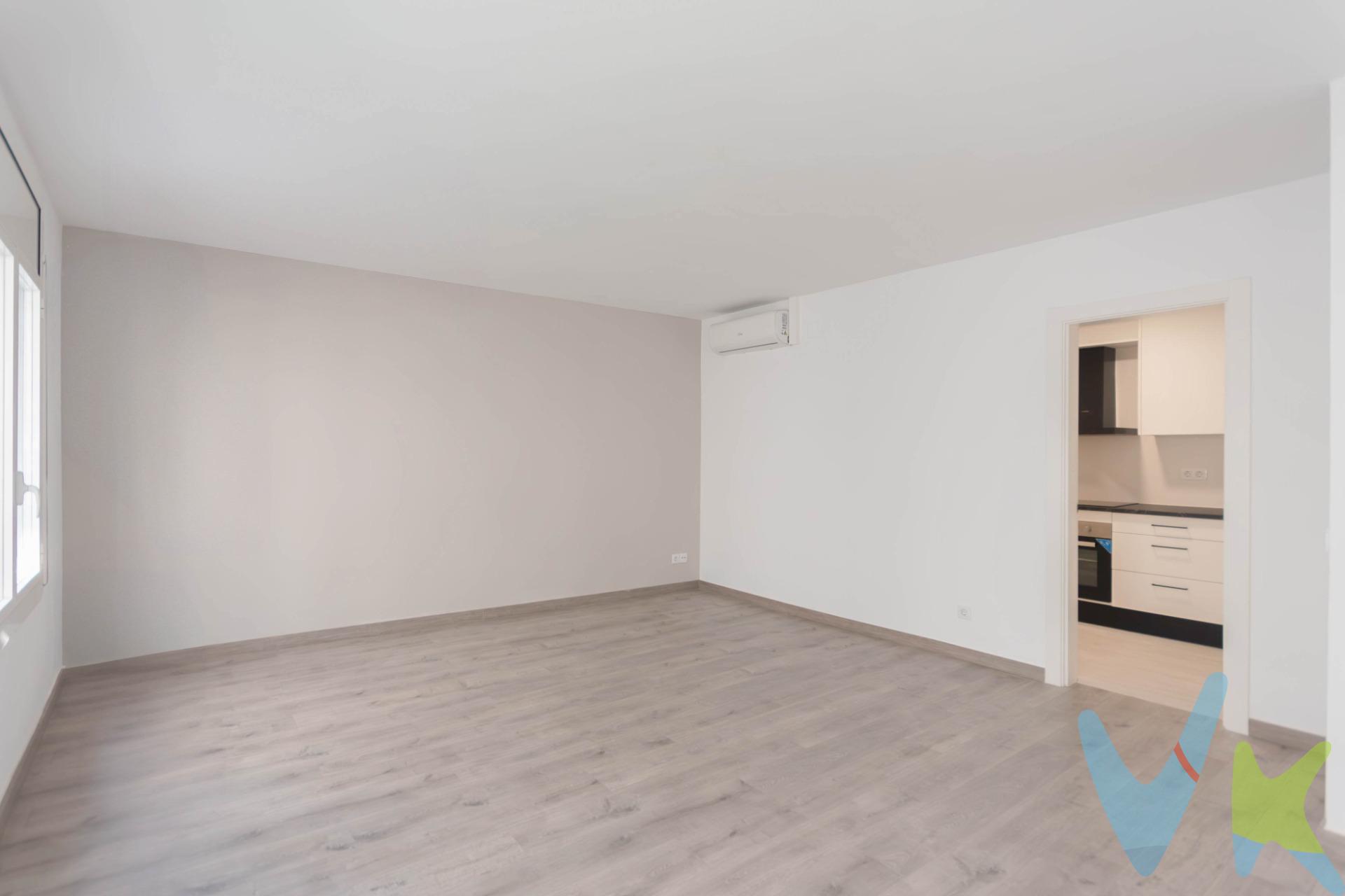 Este encantador piso de 90 m², completamente renovado, se ubica en una ubicación privilegiada, a solo 20 metros del Paseo Marítimo de Sitges. Perfecto tanto para familias como para quienes buscan un hogar cómodo y céntrico, el apartamento destaca por su cercanía al mar y su acceso a todas las comodidades del vibrante centro de Sitges. Características principales:. Espacios amplios : Tres dormitorios, de los cuales dos son dobles. Uno de los dormitorios dobles tiene acceso a un acogedor patio interior. Confort y estilo : Suelos de parquet, ventanas de aluminio con doble cristal, aire acondicionado con bomba de frío/calor en tres estancias, y una cocina moderna equipada con horno, placa de inducción y campana. Distribución funcional : Un amplio salón comedor lleno de luz natural gracias a sus dos ventanas a la calle principal, un baño completo con ducha y un aseo adicional. Acabados de calidad : Todas las instalaciones han sido renovadas para garantizar confort y durabilidad, con acabados modernos y elegantes. Finca y ubicación. Situado en un edificio exclusivo con solo cuatro vecinos y sin ascensor, este piso ofrece un ambiente tranquilo y familiar. Ubicado junto al Paseo de la Ribera, permite disfrutar de la vida junto al mar y al mismo tiempo de la vida urbana en Sitges. ¿Por qué este apartamento es una gran oportunidad?. La combinación de una ubicación inmejorable, una reforma completa y acabados de alta calidad hacen de este un apartamento de inversión única en Sitges. No pierdas la oportunidad de conocerlo. ¡Contáctanos hoy mismo para agendar una visita y descubre este magnífico piso junto al mar!. *El precio no incluye impuestos (ITP, IVA y AJD), ni gastos de notario ni registro. *El precio no incluye el mobiliario, electrodomésticos y enseres que aparecen en las fotos. REF 11233 MM. 