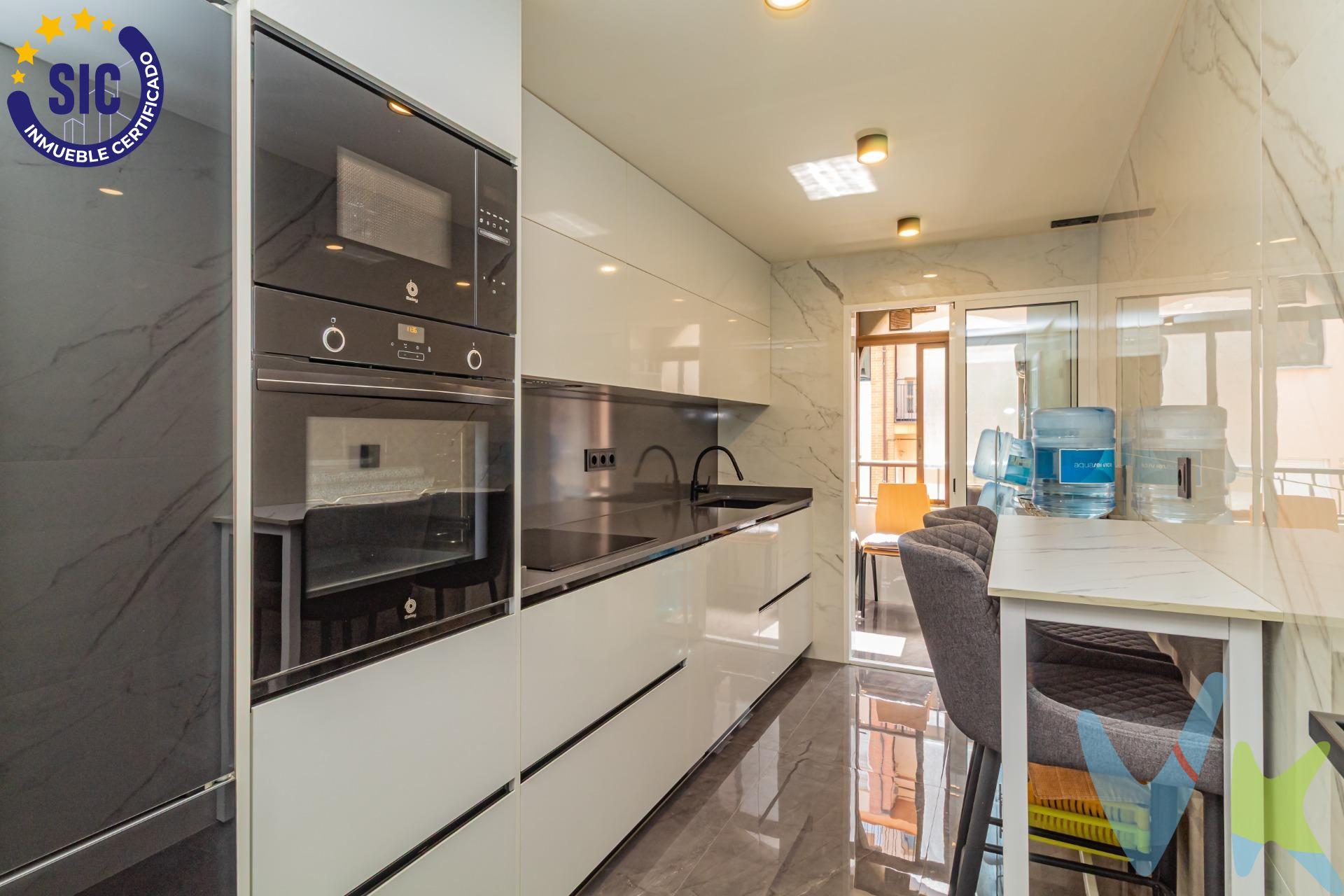 ¡Tu nuevo hogar junto a la Avenida de Valencia te espera!. Te presentamos este espectacular piso reformado con un a distribución moderna y espacios pensados para disfrutar en familia. Con 104 m² construidos, esta propiedad combina diseño, confort y una ubicación privilegiada. Al entrar, te recibe un salón-comedor amplio y muy luminoso de 28 m², perfecto para compartir momentos inolvidables. La vivienda cuenta con tres dormitorios dobles, ideales para el descanso y la privacidad de todos los miembros del hogar. La cocina, totalmente equipada, destaca por su diseño contemporáneo y funcionalidad, con acabados de alta calidad. Además, dispone de dos baños completos revestidos en mármol, equipados con modernos platos de ducha de Krion, que aportan elegancia y durabilidad. Entre sus calidades destacan:. Carpintería interior en madera. Ventanas de aluminio con doble acristalamiento Climalit, que garantizan un aislamiento térmico y acústico óptimo. Aire acondicionado y calefacción central por conductos, para tu máximo confort durante todo el año. Armarios empotrados en todas las habitaciones y uno extra en el pasillo, aportando mucho espacio de almacenaje. Galería muy luminosa con vistas despejadas. El edificio dispone de ascensor y videoportero, brindándote seguridad y comodidad. Situado en una zona tranquila y muy bien comunicada, con todos los servicios a tu alcance: colegios, centros médicos, supermercados, zonas infantiles y grandes parques. Y lo mejor: ¡todo esto por solo 207.000 €!