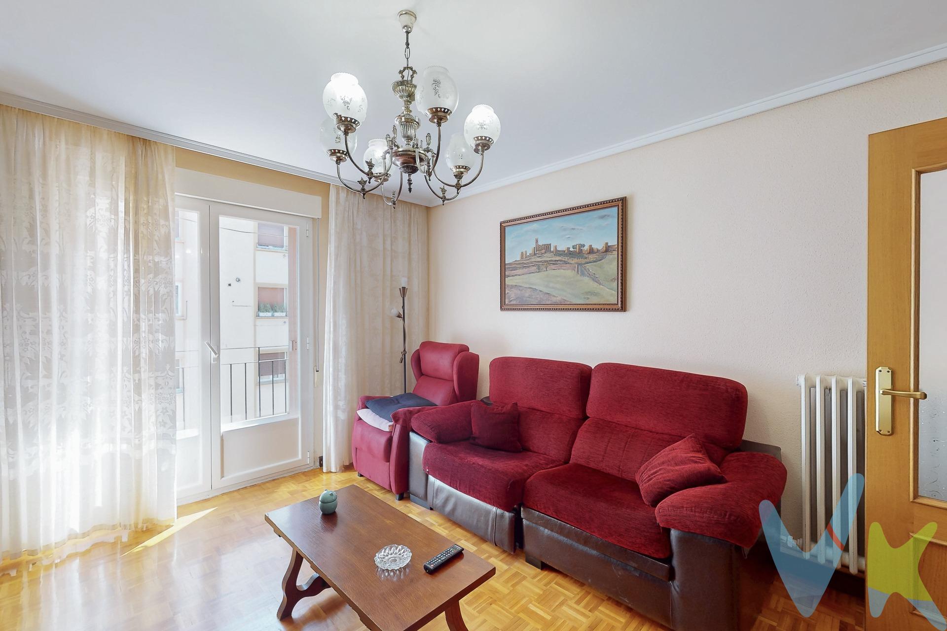 ¡OPORTUNIDAD EN EL CENTRO DE BURLADA! Piso luminoso de 3 habitaciones, con ascensor y sin barreras arquitectónicas. Descubre este acogedor y funcional piso ubicado en una zona privilegiada de Burlada, con todos los servicios a un paso: comercios, colegios, transporte público y zonas verdes. Situado en una cuarta planta con orientación este, este inmueble destaca por su gran luminosidad durante toda la mañana. Cuenta con tres habitaciones amplias, ideales para familias, teletrabajo o zona de estudio, todas con buena ventilación y luz natural. La cocina ha sido reformada recientemente y se presenta en excelente estado, con una práctica despensa anexa que ofrece espacio extra de almacenamiento. El baño es funcional y bien conservado. El edificio dispone de ascensor y ha sido adaptado para garantizar la accesibilidad total, sin barreras arquitectónicas, lo que lo convierte en una opción cómoda para personas mayores o con movilidad reducida. Un hogar cómodo, bien ubicado y listo para entrar a vivir o personalizar a tu gusto. GASTOS E IMPUESTOS NO INCLUIDOS. 
