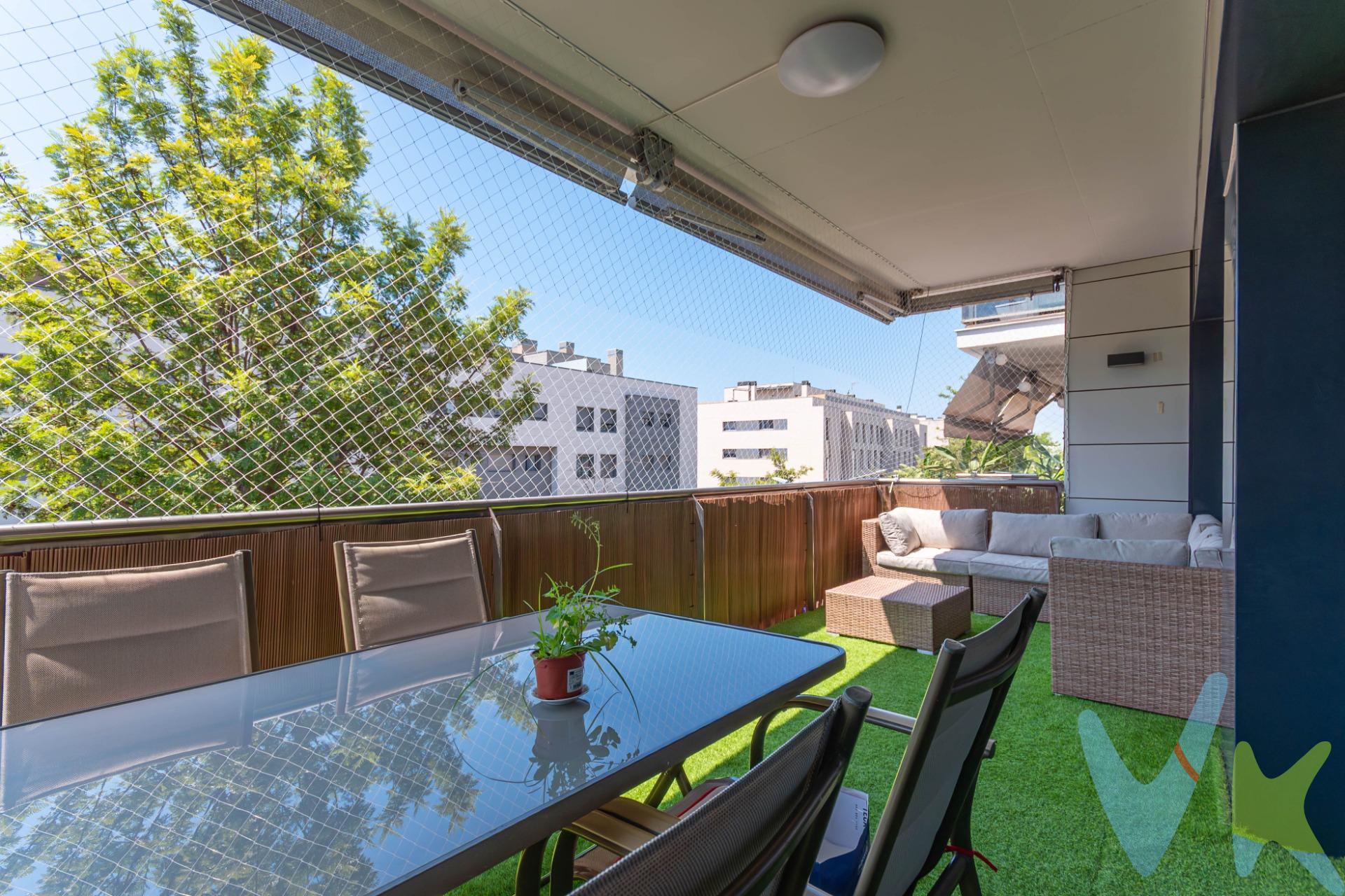 Este encantador piso en la zona de La Plana en Sitges es una oportunidad perfecta para quienes buscan comodidad, luminosidad y una ubicación privilegiada. Ideal para inversores, ya que se encuentra alquilado hasta fin de septiembre del 2028. La vivienda cuenta con un diseño funcional y moderno, compuesta por un dormitorio doble y dos habitaciones individuales, una de ellas actualmente convertida en un ropero, ideal para aprovechar al máximo el espacio. Dispone de dos baños completos, un amplio salón comedor y una cocina, ambos con salida a una amplia terraza que invita a disfrutar del clima y las vistas. Tambien dispone de una zona de lavanderia. Todo el piso es exterior, lo que garantiza una excelente luminosidad desde la mañana hasta la tarde, creando ambientes cálidos y acogedores. La propiedad se encuentra en una comunidad con jardín y piscina, perfecta para relajarse y disfrutar del entorno. Además, incluye una plaza de parking en el mismo edificio, y un trastero, brindando comodidad y seguridad. Hay la posibiliadad de adquirir un segundo parking en ele mismo edificio. La vivienda está equipada con tecnología avanzada, incluyendo domótica, osmosis, placas solares y una caldera de bajo consumo, lo que se traduce en eficiencia energética y confort. Lista para entrar a vivir. Su ubicación es inmejorable: a escasos metros del centro de Sitges, la playa, la zona de autobuses y la estación de tren, facilitando desplazamientos y acceso a servicios, comercios y ocio. En resumen, un lugar idílico para vivir, con todas las comodidades y en una zona privilegiada, ideal para quienes desean disfrutar de la vida en Sitges en un entorno cómodo y bien equipado. El piso se vende sin muebles ni enseres de decoración. El precio no incluye gastos de notaría, escrituración, AJD, ni impuestos. REF. 11340.AM