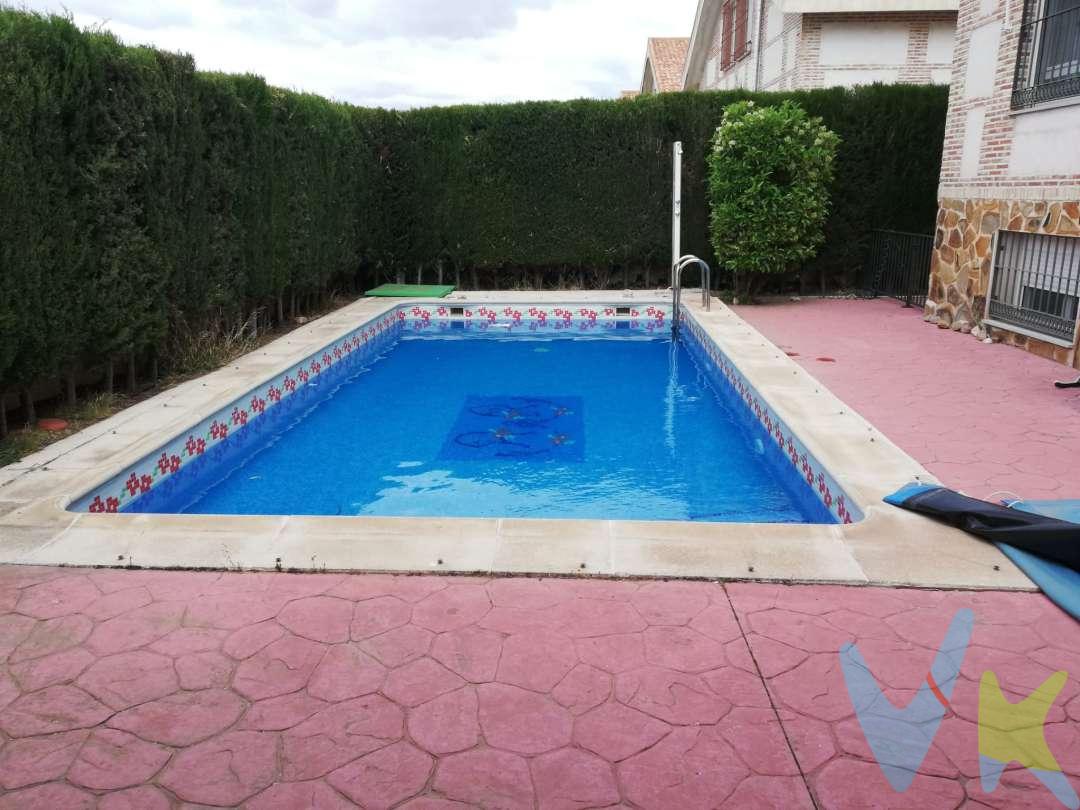 Ven a ver este fabuloso chalet en Cobisa. Escuchamos ofertas.
Chalet muy amplio. Tiene 3 plantas distribuidas con 6 habitaciones muy amplias, 2 cocinas de 20m2, 2 salones y 3 cuartos de baño con plato de ducha y bañera. 
Superficie:

Parcela 485m2. 
Construcción 375m2

Puertas en Sapelli, ventanas en aluminio con climalit, suelo gres porcelánico, calefacción por gasoil, aire acondicionado con bomba de calor, cocina amueblada.
Jardín exterior con arizónica, piscina y cenador. Garaje para dos vehículos con puerta automática. Sótano con varias habitaciones y cocina. 
Cobisa tiene todos los servicios de colegio, guarderías, centro de salud, supermercados, farmacia, etc. a 7 kilómetros de Toledo.
Disponemos de financiera para hacerte un estudio de viabilidad hipotecaria.
Honorarios de intermediación inmobiliaria no incluidos en el precio.
¡Presenta tu oferta!
Información válida salvo error tipográfico.
 