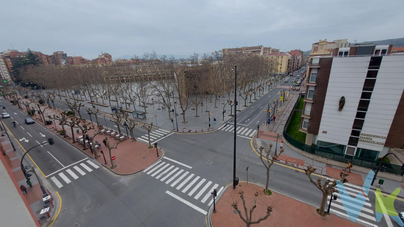 INMOBILIARIA SOLOZABAL presenta un piso frente al Ayuntamiento de Logroño, en la esquina con Avenida de la Paz, piso 3 habitaciones y 2 baños con vistas.Presentamos esta maravillosa oportunidad de adquirir un piso en pleno corazón de Logroño, ubicado en la codiciada zona Centro. Con una localización inmejorable, este inmueble ofrece una combinación perfecta de comodidad y accesibilidad a todos los servicios que puede ofrecer una ciudad vibrante como Logroño. Además, se encuentra rodeado de una amplia gama de opciones de ocio, comercio y cultura, lo que lo convierte en una inversión ideal tanto para familias como para quienes buscan establecerse en una ubicación estratégica.Este encantador piso cuenta con3  amplias habitaciones, perfectamente diseñadas para ofrecer una atmósfera acogedora y funcional. La propiedad dispone de 74.26 m² útiles, distribuidos de manera eficiente para maximizar cada espacio. La superficie construida del piso alcanza los 86 m², proporcionando el espacio adicional que busca cualquier hogar moderno. Además, se encuentra ubicado en la cuarta planta de un edificio elegante que data del 1964, con un ascensor que garantiza la accesibilidad para todos los residentes, es casi todo el piso exterior y muy luminoso.Una de las joyas de esta propiedad es el balcón, que ofrece un rincón perfecto para disfrutar de momentos de relax al aire libre sin salir de casa. Imagina comenzar el día con un café disfrutando de las vistas o terminar la jornada contemplando el atardecer desde tu propio espacio privado. El confort y la practicidad que ofrece esta característica son difíciles de encontrar en el mercado actual.El edifico dispone de un portal en buen estado y la presencia de un ascensor que favorece el acceso a la vivienda, ya que permite subir con carga o evitar las escaleras si lo deseas. Este detalle resulta fundamental para el día a día, especialmente para aquellos que valoran la facilidad y comodidad en sus desplazamientos internos.Internamente, el piso en venta destaca por su luminosidad, cada estancia está bañada por luz natural la mayor parte del día, creando así un ambiente acogedor y cálido. La distribución es ideal para aprovechar al máximo la luz y el espacio disponible, dando a cada rincón del hogar su propia personalidad y funcionalidad, disponiendo el salón en esquina con mucha luz natural.La cocina completamente equipada y el baño, independientes, ofrecen espacio suficiente para adaptarse a las necesidades diarias de los habitantes, siendo fácilmente reconvertibles para personalizarlos al gusto de los futuros propietarios. El piso dispone de 2 terrazas.Las paredes en tonos neutros y los suelos de materiales duraderos permiten enfoques decorativos variados, adaptándose a cualquier estilo.Calefacción central en la vivienda.No pierdas la oportunidad de visitar este piso que reúne ubicación, confort y una estructura ideal para adaptarse a las necesidades modernas. Su potencial es indudable, ya sea como vivienda principal o como inversión patrimonial. Contacte para concertar una visita y descubra en persona las infinitas posibilidades que ofrece este maravilloso piso en el corazón de Logroño. Te aseguramos que cumplirá con todas tus expectativas y más, no dejes pasar esta excepcional oportunidad inmobiliaria. 