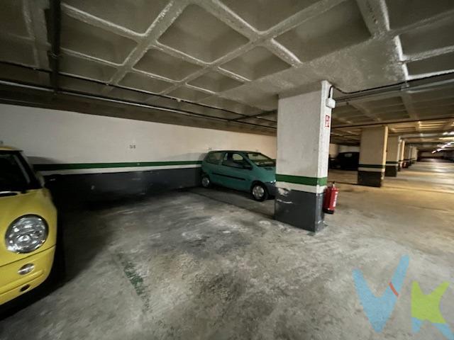 Le ofrecemos la posibilidad de resolver al mismo tiempo su problema de aparcamiento y almacenaje en Barañain. Ponemos a la venta una amplia plaza de garaje y un cuarto trastero en planta bajo cubierta del edificio situado en Barañain, Avenida Comercial, 29-35. Venta conjunta de una plaza de garaje amplia (12,50 m2) en sótano 2 y un cuarto trastero (5,60 m2) en planta bajo cubierta del edificio. El trastero al encontrarse en planta sótano es perfecto para guardar cualquier tipo de artículo doméstico ya que está totalmente a salvo de humedad. No lo dude y consúltenos disponibilidad para conocerlo.