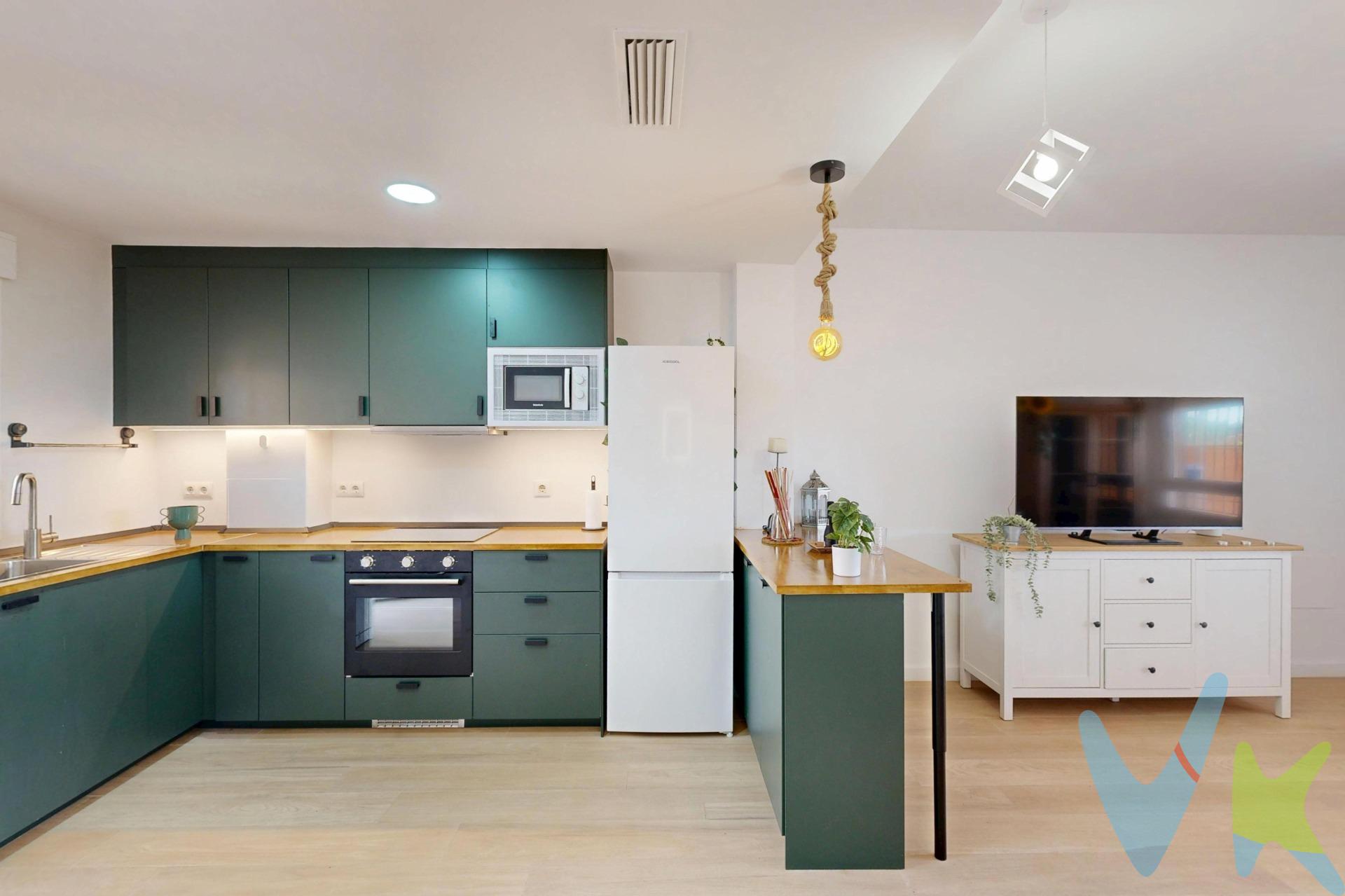 ¡Descubre esta encantadora planta baja en Pozo Estrecho TOTALMENTE REFORMADA Y LISTA PARA ENTRAR A VIVIR, ideal para disfrutar de la tranquilidad y el confort que mereces!. Esta vivienda tiene además una insonorización perimetral en la tabiquería que la hace más acogedora y confortable y se destaca por su luminosidad gracias a una excelente orientación. Consta de dos s dormitorios que ofrecen un ambiente acogedor y cómodo. La cocina nueva y espaciosa está completamente amueblada cuenta con una barra e incluye electrodomésticos modernos, perfecta para inspirar al chef que llevas dentro. El salón es espacioso y funcional, perfecto para compartir momentos inolvidables con familiares o amigos. La vivienda dispone de aire acondicionado por conductos con bomba de calor .Además tiene un jardín privado donde también podrás aparcar tu coche bajo techo y un patio bien equipado destinado a las labores de lavado, brindando gran comodidad en tus tareas diarias. Y si esto no fuera suficiente atractivo… ¡la urbanización dispone de una piscina comunitaria privada! Un lugar excepcional donde relajarte durante los cálidos días estivales sin salir del hogar. No pierdas la oportunidad de visitar este magnífico inmueble. ¡ LA VIVIENDA SE ENTREGA AMUEBLADA!. Para finalizar, queremos ofrecerte una experiencia inmobiliaria basada en calidad, cercanía y profesionalidad. Al contactar con nosotros, actuaremos como intermediarios, evitando molestias a la propiedad y acompañándote en todo el proceso, facilitándote la información y documentación necesarias para una compra cómoda y sin complicaciones. A continuación, te informamos de los gastos de compra no incluidos en el precio, para garantizar un proceso claro y tranquilo:. PVP: 159.000€. No incluye gastos, impuestos y demás gastos que legalmente correspondan al comprador: ITP del 7,75% con carácter general; existen excepciones según normativa aplicable (1). Base imponible el mayor valor entre el precio de venta o el valor referencia catastral. Gastos Notaría y Registro: 1.850€ aprox. según complejidad y aranceles vigentes (2). Financiación: gastos de hipoteca, tasación y gastos bancarios a cargo del comprador, según su necesidad y elección. Servicio doble de intermediación: Honorarios inmobiliaria a cargo del comprador: 3% precio final, más IVA (21%), salvo acuerdo contrario tras negociación, no incluidos en PVP. Operación y condiciones de compraventa sujeta a aceptación expresa del vendedor. Para acceder a información y documentación legalmente exigible por el consumidor: gesprocasa.es/consumidor. (1) Para una información exhaustiva sobre el funcionamiento, tipos impositivos y bonificaciones del ITP en la Región de Murcia, puedes consultar el portal oficial de la Agencia Tributaria Autonómica en el siguiente enlace: agenciatributaria.carm.es/ITPAJD. (2) Tarifas notariales y registrales reguladas en Anexo I Del Real Decreto 1426/1989 y, Anexo I Del Real Decreto 1427/1989, respectivamente. 