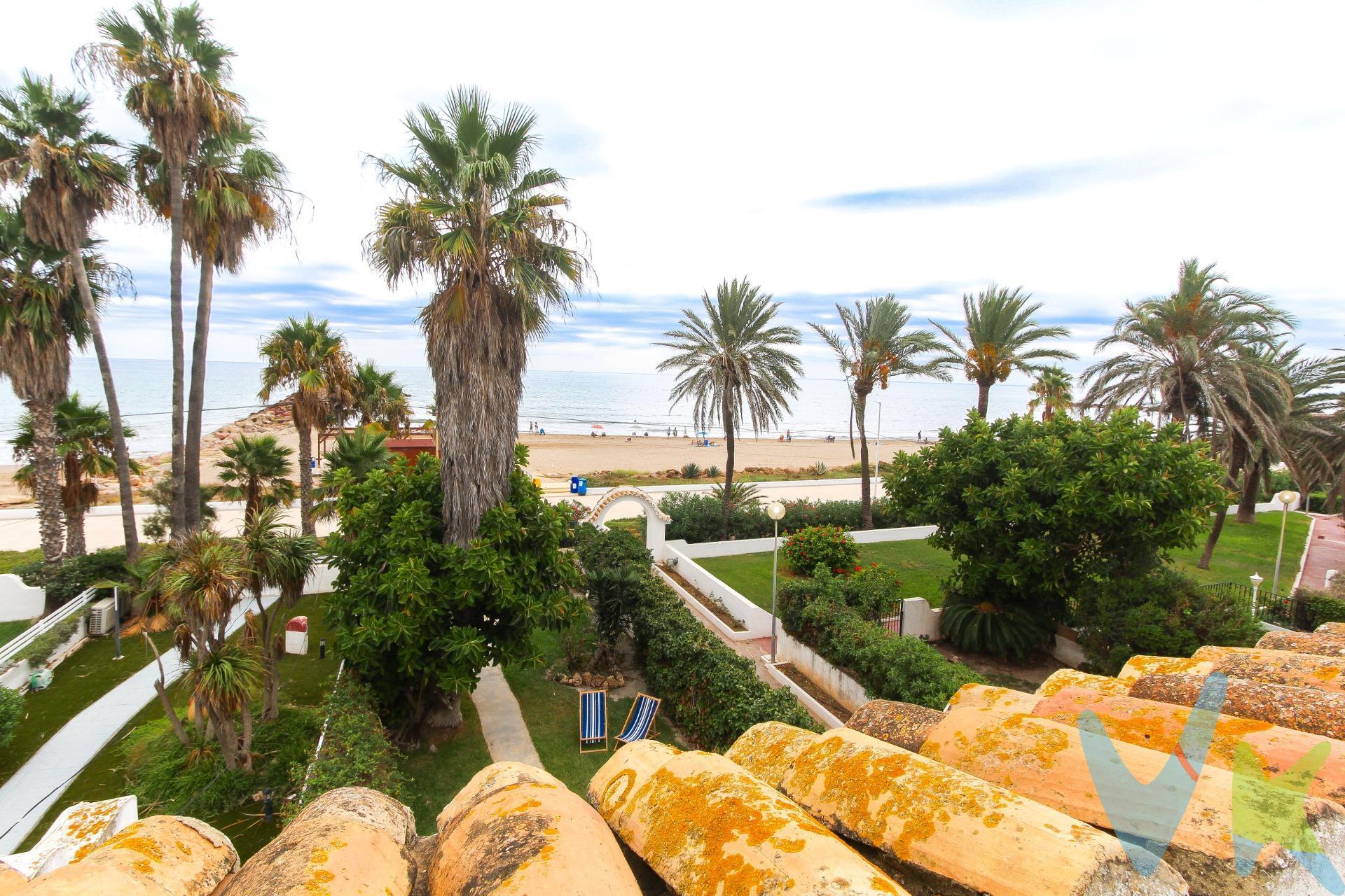 Imagina tu casa en primerísima línea de la playa de El Puig con vistas al mar, a 15 kilómetros al norte de Valencia perfectamente comunicada por autovía. Lista para disfrutar y celebrar la vida, con acceso privado al paseo marítimo y la mismísima arena. Con un encantador jardín que tiene su fachada propia al mar. Un poco de deporte o un estimulante paseo por la playa a primera hora de la mañana es un lujo a tu disposición. Esta magnífica propiedad es perfecta para tu gran familia, dispone de una sala principal que se abre con naturalidad a la zona ajardinada privada, también las dos terrazas superiores permiten la misma experiencia desde las habitaciones, y la extraordinaria buhardilla dispone de vistas tan espectaculares como relajantes. Todo ello crea una armoniosa experiencia de vida interior-exterior. En la primera planta encuentras  4 habitaciones,  y dispone además de una amplísima y luminosa buhardilla hábil para 2 o más habitaciones extra, para un despacho enorme, o para un estudio luminosísimo. La buhardilla dispone además de su propia terraza-solarium. La casa se completa con un sótano adecuado para todo el almacenamiento que puedas necesitar. El complejo “Play Puig” dispone de zonas comunes, con 4 diferentes piscinas disponibles. Es una urbanización consolidada muy disfrutada por las familias. A tan solo 15 minutos de Valencia, tan cerca de su vida comercial, cultural y de ocio, la casa es perfecta para vivir todo el año. El puerto deportivo Pobla Marina está a unos cientos de metros, con todos los servicios junto a sus 640 amarres, vela náutica y buceo. En el entorno hay numerosos centros comerciales y gran oferta en restauración y ocio. Su apreciada playa es el lugar ideal para desconectar, la ubicación es exclusiva, respira su aire puro y disfruta de la salida del sol cada día desde tu propia habitación o desde el bonito jardín. Es un trozo de paraíso, disfruta de su playa, su excepcional emplazamiento y todo ello a un paso de la ciudad. La descripción del presente inmueble e imágenes tienen mero carácter informativo y en ningún caso carácter contractual, pudiendo ser modificados por la inmobiliaria comercializadora sin que ello implique responsabilidad alguna frente a terceros. En el precio de venta a público, esta propiedad NO incluye los gastos de adquisición (Notario, registro, gestión, honorarios, etc…). 