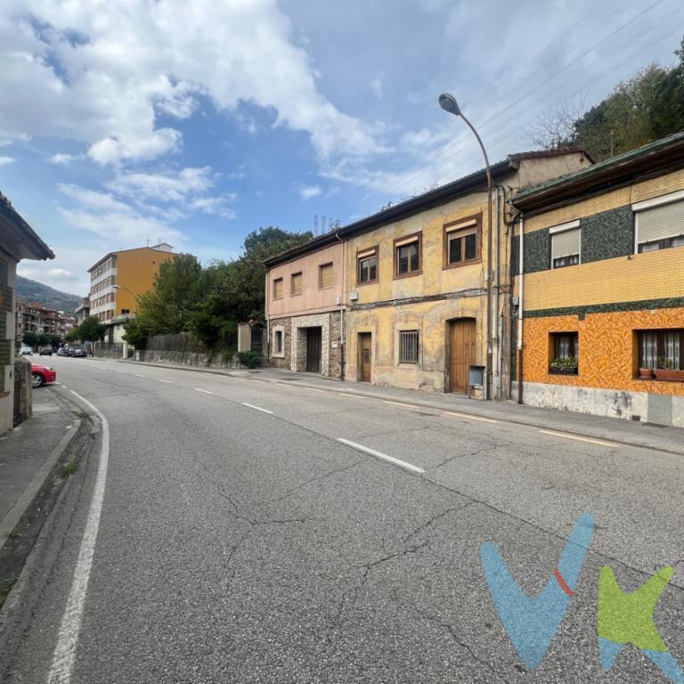 Se vende casa tradicional de 150 m² construidos distribuidos en 2 plantas, con orientación sur (máximo sol y luz natural todo el día) y una parcela/jardín privado de 30 m². Un proyecto ideal para diseñar una vivienda a tu medida, combinando el encanto de una casa con la comodidad de tener todos los servicios a pie de calle.Una oportunidad muy difícil de encontrar: disfrutar de la independencia de una casa con jardín privado estando ubicada dentro del propio núcleo urbano de Pola de Laviana.Estado de la propiedad y reforma:Tejado completamente nuevo: La cubierta ha sido renovada recientemente, incorporando un refuerzo estructural con pilares metálicos fijados hasta el suelo. Esto garantiza máxima solidez, seguridad y un ahorro económico clave en la obra.Reforma interior integral: El interior de la vivienda requiere una reforma completa, ofreciendo un lienzo en blanco para distribuir y personalizar los espacios a tu gusto partiendo de una estructura sólida.Distribución propuesta:Planta Baja: Espacio ideal para diseñar un amplio salón-comedor, cocina independiente, baño completo y acceso directo al jardín.Primera Planta: Espacio reservado para 3 dormitorios amplios y exteriores.Jardín / Parcela (30 m²): Tu propio espacio al aire libre en el centro de la villa, perfecto para instalar un cenador, barbacoa, huerto o zona de relax.Vivir en el núcleo urbano de Pola de Laviana significa tener la máxima tranquilidad junto a todo lo necesario para el día a día sin necesidad de coger el coche:Servicios esenciales a un paso:Sanidad: Centro de Salud de Pola de Laviana a pocos minutos a pie, además de varias farmacias y centros médicos privados en la villa.Alimentación y compras: Supermercados de grandes cadenas (Alimerka, Dia, Familia), pequeño comercio local (carnicerías, panaderías tradicionales) y el popular mercadillo semanal.Educación: Colegios de educación infantil y primaria, así como instituto de educación secundaria (IES) muy próximos.Bancos y gestiones: Oficinas bancarias, Correos, Ayuntamiento y todos los servicios administrativos en el centro urbano.Ocio, naturaleza y zonas de interés:Río Nalón y Paseo Fluvial: Ruta llana ideal para pasear, correr o ir en bicicleta bordeando el río.Deportes: Polideportivo municipal, piscinas descubiertas de verano, pistas de pádel y gimnasios.Naturaleza y senderismo: A los pies de la emblemática Peña Mea y a tan solo 20 minutos del Parque Natural de Redes (Reserva de la Biosfera), un entorno privilegiado para amantes de la montaña y el aire puro.Comunicaciones y transporte:Autobuses y tren: Estación y paradas con líneas directas y frecuentes a Oviedo, Gijón y resto del Valle del Nalón (Consorcio de Transportes de Asturias / CTA).Carretera: Acceso rápido al corredor del Nalón (AS-117) y la Autovía Minera (AS-I), situando Oviedo y Gijón a 30 minutos en coche.¡Una excelente base con tejado nuevo para diseñar la casa con jardín de tus sueños! El precio de venta no incluye los gastos e impuestos derivados de la operación.Corresponden al comprador el pago del Impuesto sobre Transmisiones Patrimoniales (ITP), calculado sobre el valor más alto entre el precio de venta y el valor de referencia catastral, así como los honorarios de notaría y registro según aranceles oficiales, teniendo el comprador libertad para elegir notario. Para consultar los porcentajes del ITP en Asturias puede hacerlo a través de la web oficial de servicios tributarios del Principado de Asturias. IMPORTANTE ZONA EN RIESGO DE DESPOBLACION ITP REDUCIDO. https://sede.tributasenasturias.es/sites/sede/default/es_ES/Que-quieres-hacer/Transmisiones-Patrimoniales-y-AJD.Asimismo, el comprador asumirá los gastos de tasación y costes bancarios si precisa hipoteca. Por su parte, el vendedor asumirá el pago de la plusvalía municipal y los honorarios de intermediación. Este anuncio es meramente informativo y los interesados tienen derecho a solicitar la documentación adicional del inmueble conforme a la normativa vigente.¡No dejes pasar esta oportunidad! Contacta para más información o concertar una visita sin compromiso. 