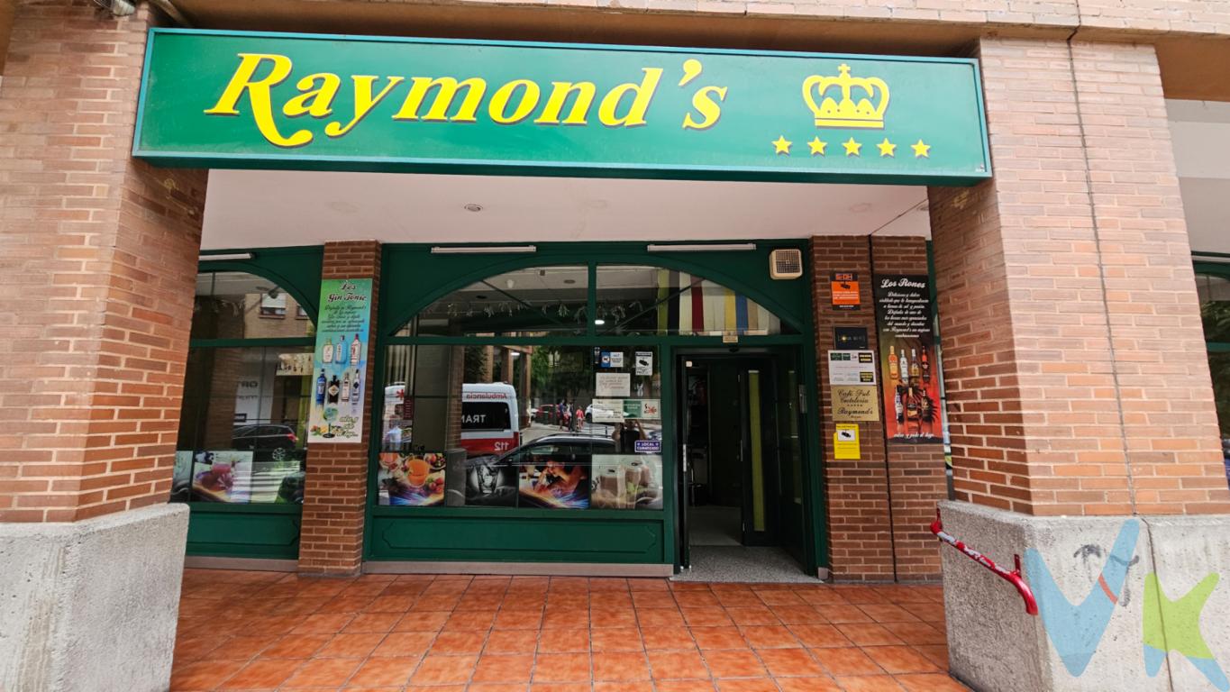  ¡Oportunidad única en el mercado inmobiliario! El mítico Bar Raymond´s  en alquiler con opción a compra, EN FUNCIONAMIENTO!!, en la hermosa ciudad de Oviedo. Ideal para aquellos que buscan un espacio versátil y con una inmejorable localización, este inmueble ofrece una superficie de 200 metros cuadrados útiles y 205 metros cuadrados construidosUbicado en una de las áreas con mayor proyección de Oviedo, el Bar Reynold´s disfruta de un entorno bien comunicado. Las líneas de autobús cercanas permiten un acceso fácil y directo tanto para clientes como para empleados, lo que es clave para cualquier actividad comercial que busque crecer y prosperar. La zona cuenta además con una excelente oferta de servicios y comodidades, desde restaurantes y cafeterías hasta bancos y otras facilidades que pueden ser de interés. La cocina NUEVA es estrenar, los baños también son nuevos.Dispone de licencia de Cafetería Bar y  PUB por lo que su horario  de apertura puede ser de 7 de la mañana a 5 de la mañana ininterrumpidamente. CON LICENCIA PARA ELLO. Con clientela fija y fiel desde hace ya mas de 20 años, el Bar Raymond´s es uno de los más conocidos de la ciudad de Oviedo. Funcionando en la actualidad.Dispone de circuito de seguridad vigilada por cámaras, alarma y todos los seguros en regla y al día. NO es un traspaso . Es una venta total. Certificado de excelencia energética tipo B, ya que toda la luminaria del bar Raymond´s, es led ( de bajo consumo ) lo que hace que los gastos sean los mínimos. Finalmente, destacamos que este inmueble es una joya escondida en el corazón de Oviedo. Ofrece la oportunidad única de formar parte de un mercado comercial en crecimiento y de hacerlo desde un emplazamiento que garantiza visibilidad y accesibilidad. Un sueño para cualquier negocio con visión de futuro. La invitación está hecha, visite personalmente el local y sienta el potencial de este espacio incomparable. Esta es la decisión que dará el impulso definitivo a su proyecto profesional o empresarial.Para poder visitarlo es imprescindible concertar una cita con nosotros. Llámenos y estaremos encantados de poder ayudarle con todo  lo necesario .NOTA: SOLO SE ATIENDEN DEMANDAS CON NUMERO DE TELEFONO!!Condiciones del alquiler con opción a compra: Entrada: 120.000 euros Duración del contrato: 5 años. Renta mensual: 3000 euros. El importe restante, según el momento en el que se ejercite la opción de compra, se abonara a la firma  de la escritura pública de compraventa descontándose el importe de la entrada y las rentas mensuales abonadas.   