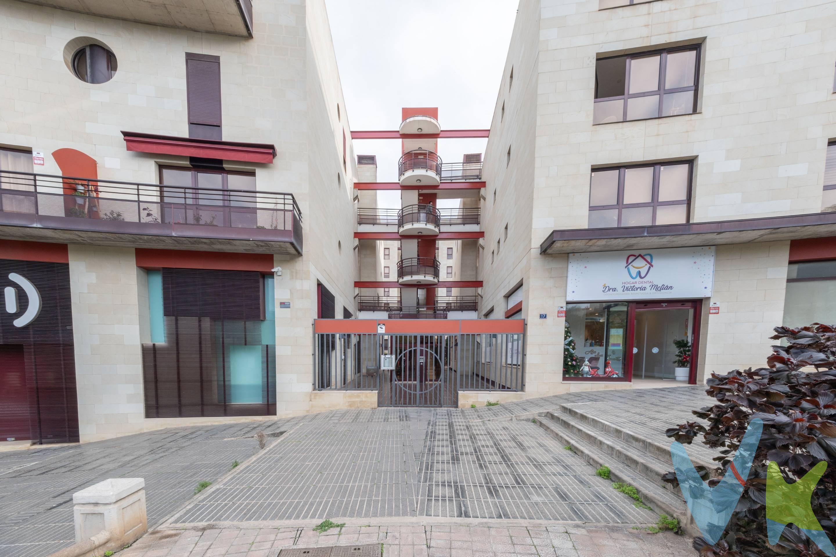 . Piso de 104 m² útiles situado en Siete Palmas, una de las zonas más demandadas de Las Palmas de Gran Canaria. La vivienda se encuentra en buen estado de conservación y lista para entrar a vivir. Dispone de tres dormitorios (uno doble y dos individuales), dos baños completos y una distribución funcional que ofrece comodidad tanto para familias como para quienes necesitan un espacio de trabajo en casa. Al ser una vivienda exterior, disfruta de abundante luz natural durante gran parte del día. Incluye plaza de garaje y trastero, con la posibilidad de adquirir una segunda plaza de garaje. Su ubicación permite acceder fácilmente a supermercados, centros comerciales, colegios, hospitales, instalaciones deportivas y transporte público. Además, la Playa de Las Canteras se encuentra a aproximadamente 10minutos. Una vivienda amplia, cómoda y bien comunicada, perfecta para quienes buscan calidad de vida en una de las mejores zonas de la ciudad. Entre sus características destacadas encontramos trastero y aparcamiento incluído,con posibilidads de adquirir una segunda plazade garaje. La propiedad esta bien ubicada: rodeado por todos los servicios esenciales como supermercados, farmacias e incluso hospitales cercanos., así como excelentes conexiones mediante transporte público hacia otras partes estratégicas la ciudad. Una oportunidad única tanto para residencia habitual como para inversor debido a su ubicacion.
