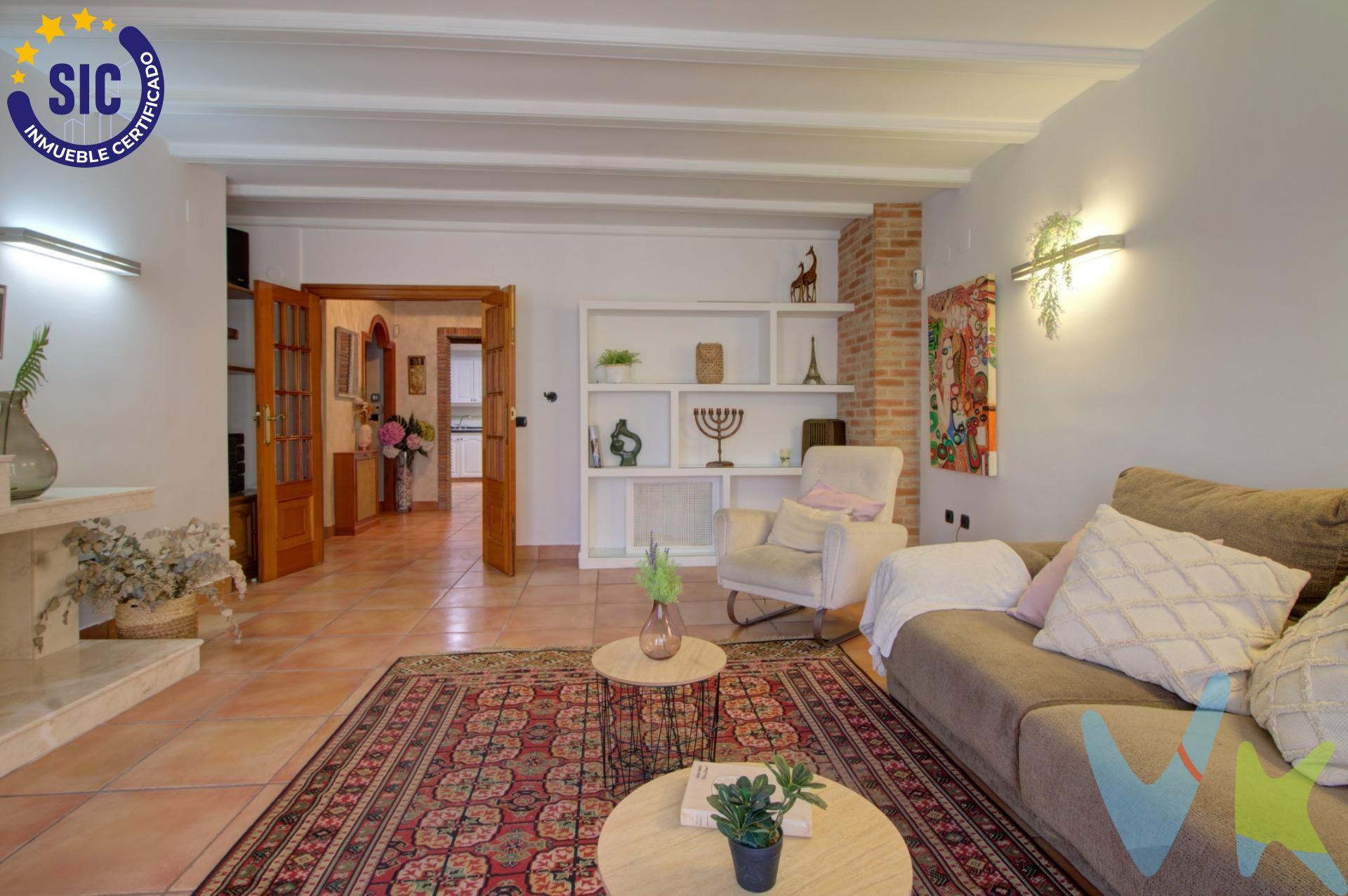 Esta casa te va conquistando a medida que la recorres. Tiene esa combinación difícil de explicar entre calidez, carácter y sensación de hogar que hace que, estancia tras estancia, descubras un nuevo motivo para imaginarte viviendo en ella. Con 275 m² construidos, está pensada para una familia que busca espacio y comodidad para compartir, descansar, trabajar y recibir amigos. A ello se suma la calidad de su construcción y de los materiales empleados, apreciable en sus acabados y en la sensación de solidez y cuidado que transmite. La comodidad comienza nada más entrar. Un práctico armario en el recibidor permite guardar abrigos, bolsos y zapatos. En la planta baja, garaje y trastero aportan ese espacio extra que siempre se agradece. La primera planta es el corazón de la casa. Su amplia y acogedora cocina-comedor ofrece gran capacidad de almacenamiento y espacio para disfrutar alrededor de la mesa. La galería aporta funcionalidad y el salón, presidido por una elegante chimenea, invita a imaginar tardes de invierno y largas sobremesas. Con el buen tiempo, la terraza con toldos es perfecta para disfrutar del atardecer. Aire acondicionado y radiadores distribuidos por la vivienda garantizan confort durante todo el año. La zona de descanso cuenta con dos espaciosos dormitorios dobles, un baño reformado y el dormitorio principal, con vestidor, terraza propia y baño en suite con bañera. Todos los dormitorios disponen de armarios empotrados con cajoneras, multiplicando el almacenamiento sin restar amplitud. Y todavía queda mucho por descubrir. La tercera planta ofrece un despacho, un dormitorio adicional y una gran sala diáfana que podrás convertir en segundo salón, gimnasio, zona de juegos, estudio o espacio para invitados. Aquí, una gran armariada resulta especialmente cómoda para los cambios de temporada, perfecta para organizar ropa, maletas, mantas y textiles. Porque una de las grandes virtudes de esta casa es tener sitio para todo: armarios empotrados, cajoneras, vestidor, armario en el recibidor, gran armariada y trastero permiten mantener el orden sin renunciar al espacio. Como broche final, una espaciosa terraza invita a imaginar cenas de verano, reuniones con amigos, celebraciones familiares o simplemente un café tranquilo al aire libre. La vivienda se vende amueblada. Situada en una zona tranquila y consolidada de Almenara, tendrás cerca colegios, supermercados, comercios, servicios y estación de tren, además de buenas comunicaciones con Valencia y Castellón. Y la playa está a tan solo 4 km, lo suficientemente cerca para disfrutar del mar siempre que te apetezca. Las fotografías pueden enseñarte sus espacios, pero hay sensaciones que solo aparecen cuando abres la puerta y empiezas a imaginar tu vida aquí. Quizá después de visitarla ya no pienses solamente en una casa. Quizá empieces a pensar en tu casa. Si lo necesitas, te ayudamos con al financiación. El precio del inmueble no incluye los honorarios de la agencia que ascienden al 3% del precio final del inmueble más IVA, ni los gastos de notaría y registro de la propiedad (que están sujetos a aranceles y varían dependiendo del precio de escrituración), ni los impuestos (que en la Comunitat Valenciana dependen del precio del inmueble y de las características personales del comprador). . Para mayor seguridad en la compraventa, todas nuestras viviendas poseen FICHA DE CERTIFICACIÓN DE INMUEBLES registrada por la Asociación de Inmobiliarias de la Comunidad Valenciana ASICVAL. Antes de comprar o de entregar las arras, pida el Certificado de la vivienda para estar seguro y tranquilo sobre la situación legal, urbanística y de cargas de la misma. RK ESTAÑOL, mercantil Inmobiliaria Quasablanqua, SL, está inscrita en el Registro de Agentes de Intermediación Inmobiliaria de la Comunidad Valenciana RAICV con el número de registro 1511.