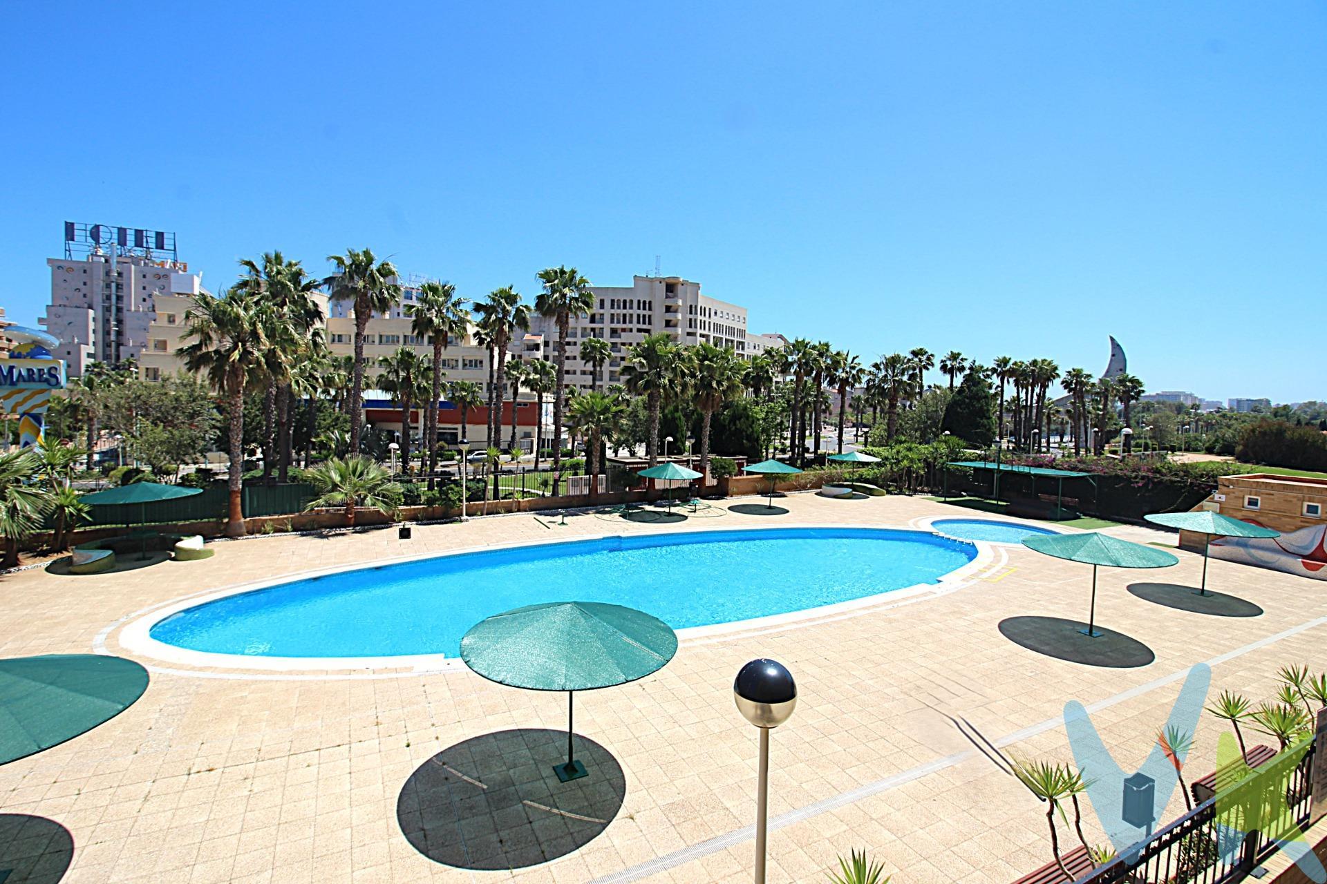 Descubre este magnífico apartamento ubicado en Oropesa del Mar, dentro de la cotizada zona de Marina D´Or. Con una superficie útil de 54 m², esta propiedad se encuentra en muy buen estado gracias a las numerosas mejoras realizadas. Dispone de dos habitaciones dobles y dos baños completos, ideal para familias o grupos que busquen comodidad y funcionalidad. La terraza acristalada ofrece un espacio versátil donde disfrutar al aire libre durante todo el año; además cuenta con vistas agradables hacia los alrededores. El precio incluye extras como parking privado,  trastero, acceso a piscina comunitaria y zonas infantiles perfectas para los más pequeños. Situado a solo 800 metros del mar, podrás deleitarte con jornadas soleadas en la playa sin largas distancias que recorrer. La urbanización está bien cuidada y rodeada por árboles que aportan frescura al ambiente urbano mientras mantiene accesibilidad mediante autobuses cercanos. Este encantador piso combina confort junto con todas las facilidades necesarias para vivir plenamente cerca del mar. Los metros útiles son aproximados. Este inmueble es en exclusiva, con lo que le facilitamos cualquier información sobre la vivienda. Por este motivo, solicitamos no molesten al propietario, ocupantes de la propiedad, vecinos o conserje de la comunidad. . Muchas gracias por su comprensión. El precio indicado puede sufrir variaciones. En todos los casos los precios expuestos son más impuestos y gastos derivados de la transmisión del inmueble.