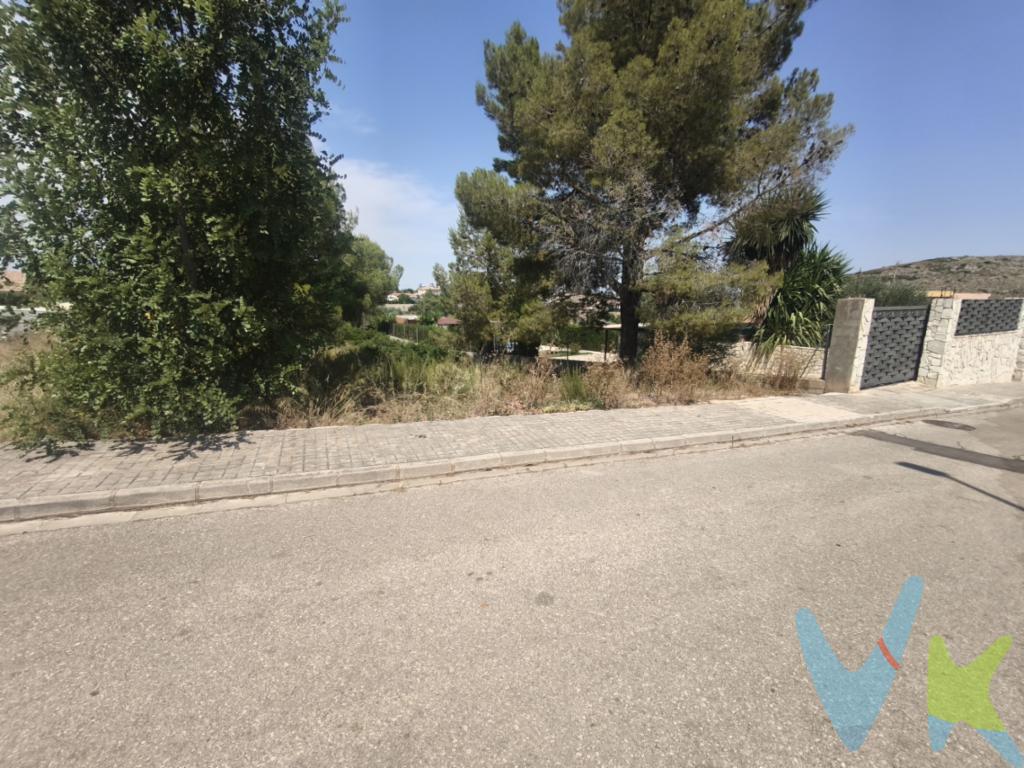 TERRENO URBANO 861m² EN EL BALCON DE MONTROY!!!  Urbanización consolidada donde se conceden licencia para construir y que dispone de los servicios necesarios.   Si buscas evadirte del núcleo urbano y vivir en una urbanización muy tranquila esta es tu oportunidad.   Ubicada a 30 minutos de Valencia y a 5 minutos de Montroy.   Si estas buscando un terreno para construir tu soñado hogar... no dejes pasar esta oportunidad!!!!    Si tienes que vender antes tu vivienda, llámanos y te asesoramos cómo hacerlo para además tener los mínimos gastos posibles y todas las garantías.  Agencia Registrada con el nº00516 en el Registro Obligatorio de Agentes Inmobiliarios de la Comunidad Valenciana  Por mandato expreso del propietario, COMERCIALIZAMOS ESTE INMUEBLE EN EXCLUSIVA, lo que le garantiza el acceso a toda la información, a un servicio de calidad, un trato fácil, sencillo y sin interferencias de terceros. Por este motivo, se ruega NO MOLESTAR AL PROPIETARIO, a los ocupantes de la propiedad o a los vecinos. Muchas gracias por su comprensión.   La oferta está sujeta a cambios de precio o retirada del mercado sin previo aviso. Este anuncio en su conjunto, incluyendo textos, fotos, imágenes o cualquier otro contenido de este, no es vinculante dado que la información es ofrecida por terceros y puede contener errores. Se muestra a título informativo y no contractual.  El precio del inmueble no incluye los honorarios de la agencia que ascienden al 2.500+IVA del precio final del inmueble, ni los gastos de notaría y registro de la propiedad (que están sujetos a aranceles y varían dependiendo del precio de escrituración), ni los impuestos (que en la Comunitat Valenciana varían dependiendo del precio del inmueble y de las características personales del comprador).  Esta propiedad se pone a la venta con toda la documentación comprobada y en regla, por lo que ofrecemos GARANTIAS a los compradores.  