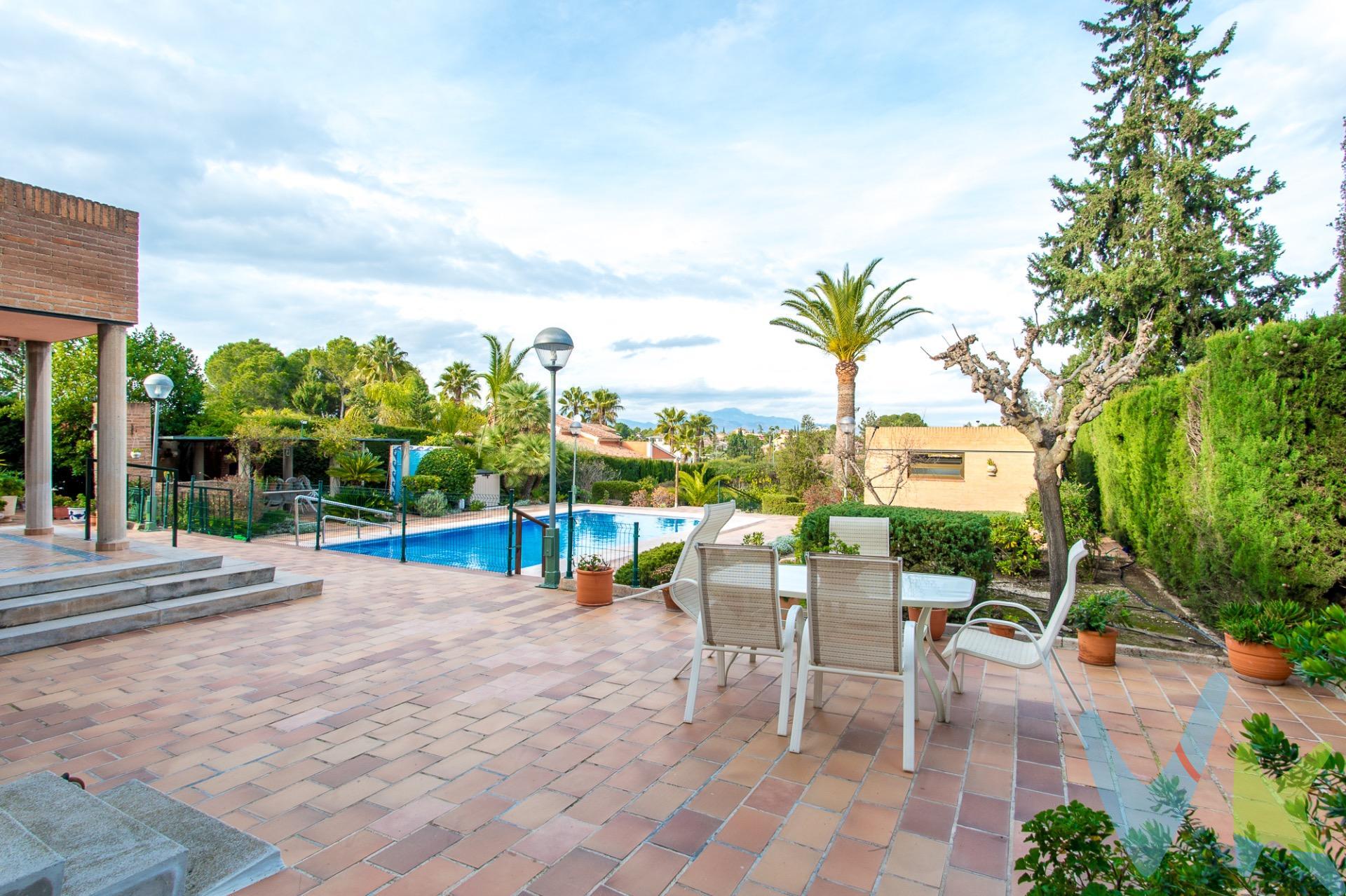Entre el silencio de Los Conejos y el murmullo de los árboles, se alza un chalet con alma propia: una vivienda que combina amplitud, luz natural y el encanto de los hogares hechos para disfrutar. En una parcela de más de 1.000 m², esta casa invita a vivir despacio, a disfrutar de la calma con la familia o entre amigos. Su amplio salón de 87 m², con chimenea y un espectacular lucernario central que inunda de luz toda la vivienda, se convierte en el corazón del hogar: un espacio donde cada reunión, cada risa y cada tarde de invierno cobran un brillo especial. La casa dispone de cuatro dormitorios, dos baños, una acogedora sala de estar con chimenea, y una cocina totalmente amueblada con electrodomésticos, lista para ser el escenario de nuevas recetas y conversaciones. Además, cuenta con lavadero, almacén, sótano y todo un conjunto de detalles que la hacen tan práctica como cálida. En el exterior, el encanto continúa: un espacio de cenador con barbacoa y horno de leña, perfecto para veladas al aire libre, y una piscina de cloración salina con limpiafondos automático y vestuario, ideal para los días soleados del verano murciano. El jardín, cuidado al detalle, y la parcela completamente acondicionada aportan ese toque de naturaleza privada que convierte cada día en una escapada. Además, existe la posibilidad de adquirir la parcela contigua de 1.000 m², equipada con pista de tenis, zona de aparcamiento, almacén de ladrillo visto, cerramiento con puerta automática y jardín, por solo 140.000 € adicionales. Un complemento perfecto para quienes buscan más espacio, comodidad o incluso un proyecto familiar conjunto. Un chalet con encanto, pensado para quienes valoran la tranquilidad sin renunciar al confort, donde cada rincón está hecho para disfrutar. 🔑 Comercialización en multidifusión. Por mandato expreso del propietario, este inmueble se comercializa en multiexclusiva, lo que garantiza un acceso completo a la información, un servicio profesional y una gestión ordenada, sin interferencias de terceros. Si eres agente inmobiliario y tienes un cliente interesado, estaremos encantados de colaborar. Contáctanos sin compromiso. 🤝 Una compra tranquila y bien acompañada. Al contactar directamente con nosotros, evitarás molestias innecesarias a la propiedad. Nos encargamos de toda la intermediación, facilitándote la documentación, la información necesaria y un trato cercano, claro y sin complicaciones. Te informaremos con total transparencia de todos los aspectos de la compra, incluidos gastos y honorarios de agencia para que tomes decisiones con calma y seguridad. Nuestra forma de trabajar se basa en algo muy sencillo:. Calma → la tranquilidad de comprar tu vivienda con acompañamiento profesional en todo el proceso con nosotros. ℹ️ Información legal. La descripción del inmueble y las imágenes publicadas tienen carácter meramente informativo y no contractual. El precio ha sido fijado por la propiedad y podría sufrir variaciones hasta su formalización en contrato de compraventa. 💰 Gastos de la compra. Impuestos (ITP). Con bonificación: 3 %. Sin bonificación: 7,75 %. Notaría y Registro: aprox. 1.000 €. Honorarios de agencia: 3 % + IVA, con un mínimo de 3.000 € + IVA (No incluidos en el precio de venta). 