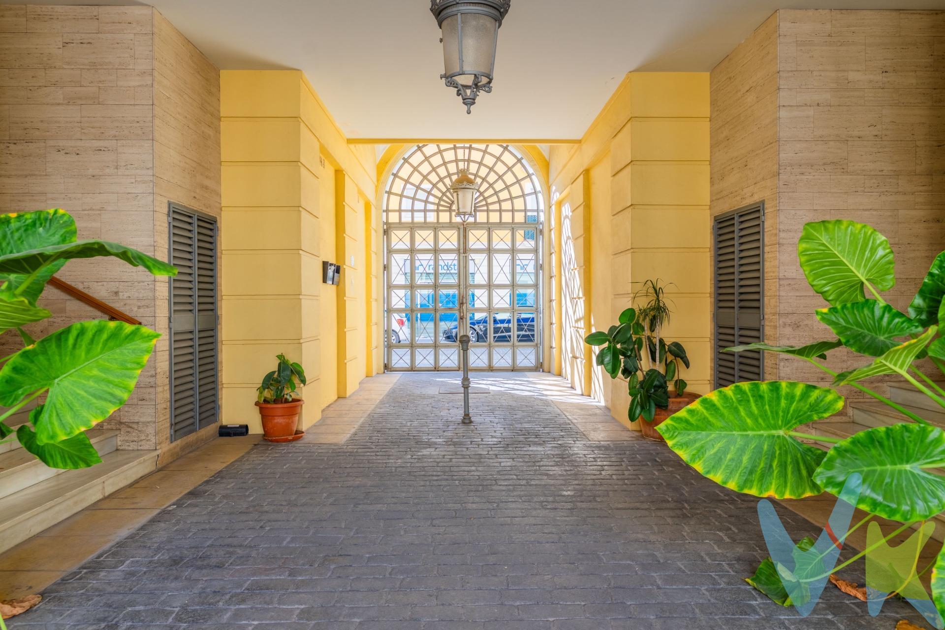 ¡Oportunidad de vivir en el corazón de la ciudad!. Se pone a la venta un amplio y luminoso piso en una zona céntrica, ideal para quienes buscan comodidad y conveniencia.  La propiedad cuenta con 4 dormitorios, uno de ellos integrado a la cocina, creando un espacio abierto y funcional perfecto para el día a día. El dormitorio principal dispone de baño en suite, ofreciendo privacidad y confort. Además, cuenta con varios armarios empotrados en la misma habitación con salida a una amplia terraza donde poder pasar tiempo al aire libre. El piso destaca por su amplitud y luminosidad, con espacios bien distribuidos que facilitan la vida en familia o con amigos. Para mayor comodidad, incluye una plaza de garaje en el mismo edificio, garantizando seguridad y facilidad de acceso. Su ubicación en una zona céntrica permite acceder rápidamente a todos los servicios necesarios: supermercados, colegios, transporte público y zonas de ocio, haciendo de esta propiedad una opción excelente. ¿Cuándo hacemos la visita?