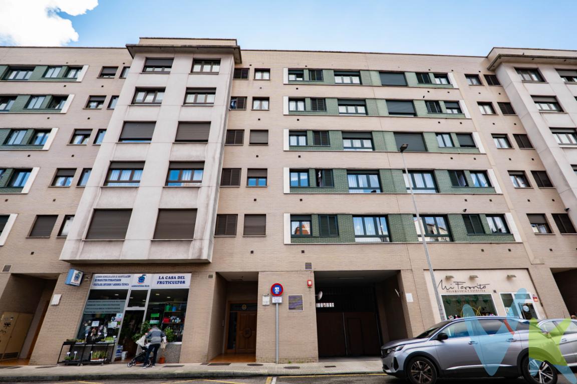 Venta Vivienda exterior en La Calzada, Gijon, a un paso de la playa del ArbeyalSe vende estupenda vivienda situada en la calle Los Andes, en una de las zonas más dinámicas y demandadas de Gijón. El inmueble, construido en el año 2004, se encuentra en muy buen estado de conservación y es completamente exterior, lo que garantiza una excelente luminosidad y agradables vistas a zonas verdes.La vivienda se distribuye en un amplio salón-comedor, cocina independiente, dos dormitorios y dos baños completos, ofreciendo un espacio cómodo y funcional para el día a día. Además, cuenta con trastero, ideal como espacio de almacenaje adicional.El edificio es moderno y sin barreras arquitectónicas, lo que aporta comodidad y accesibilidad. Su ubicación es inmejorable: la playa del Arbeyal se encuentra a menos de cinco minutos caminando, y está junto al centro comercial, cines Yelmo y Ateneo de La Calzada. Zona con todo tipo de tiendas y servicios, muy bien comunicada y con rápido acceso a la autovía.Una vivienda ideal tanto como residencia habitual como para inversión, en una zona con gran calidad de vida.Se informa a los interesados que el precio de venta indicado no comprende los honorarios de la agencia inmobiliaria a cargo del comprador, el Impuesto de Transmisiones Patrimoniales (ITP) ni los gastos asociados a la compraventa (notaría, registro de la propiedad y otros).